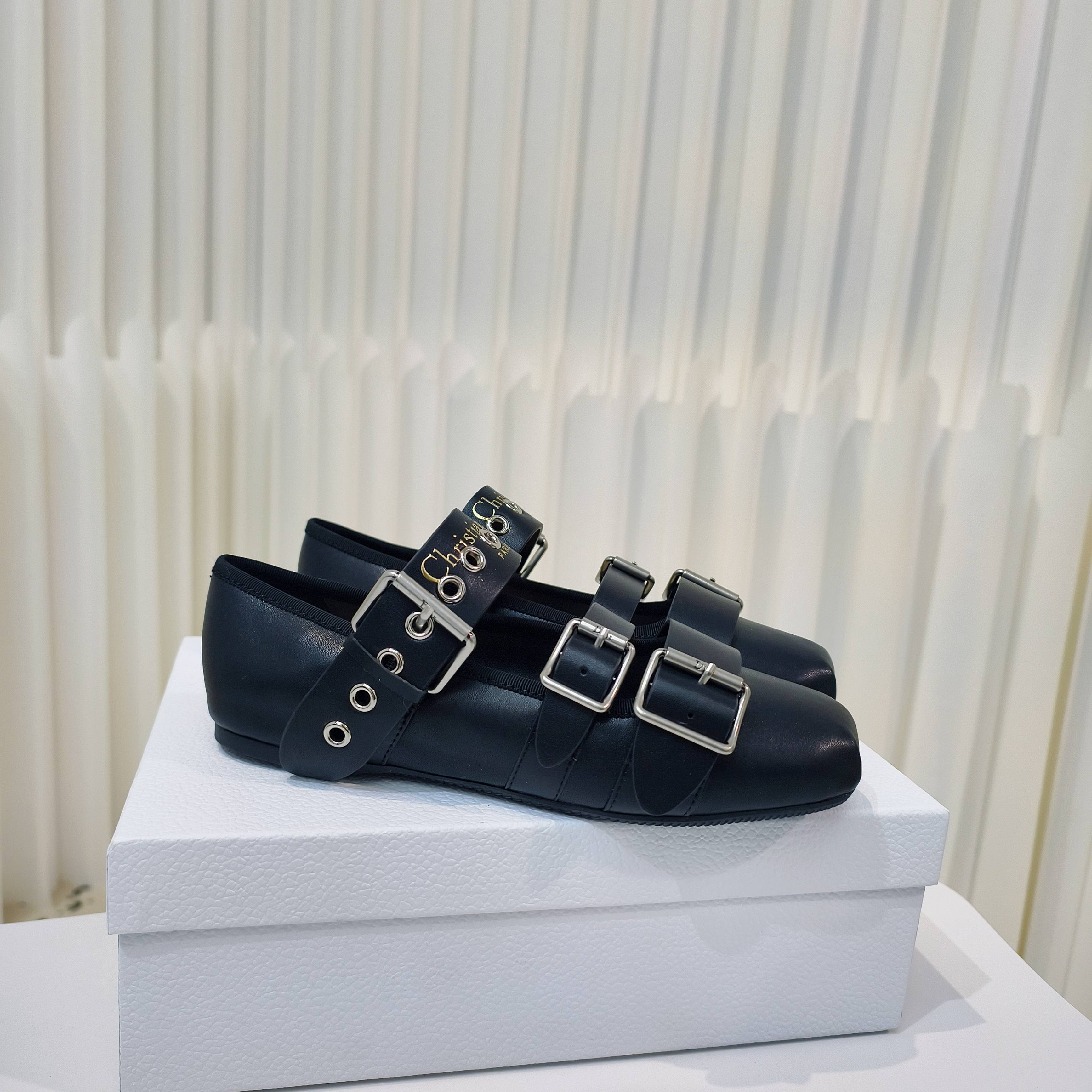 “2025 D Family Classic Stylish Sandals with Comfortable Skind Soles”