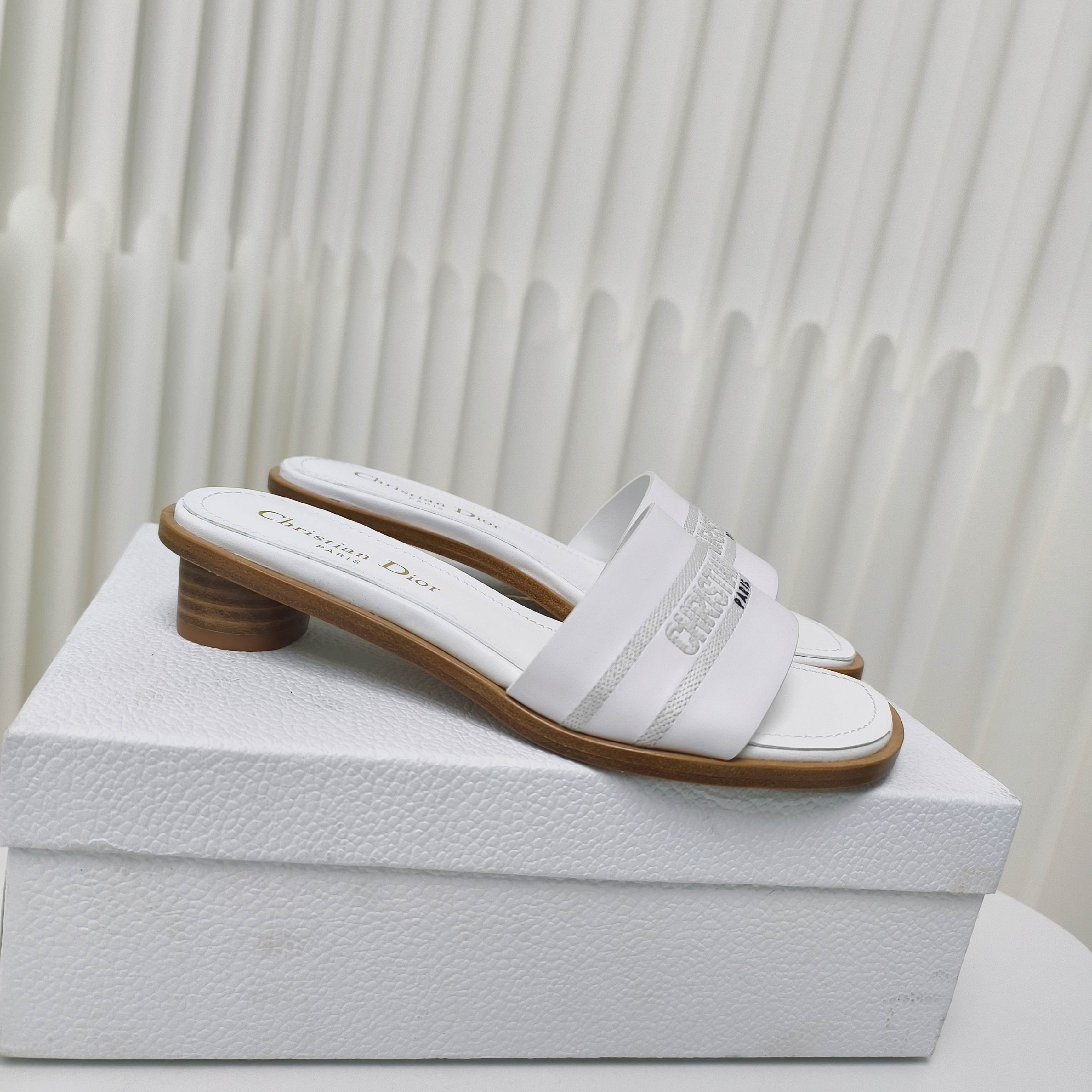 NO:252829,Dior Dior Spring and Summer New DWAY Flat-soled Flip-flop Color-blocking Women's Shoes CD Letter Logo Three-dimensional Embroidered Cylindrical Heel Sandals Square Toe Thick Heel Jelly Color Open-toe Slippers Original Development Top Version Material: Upper Original Consistent Washed Cowhide Electric Embroidery High Temperature Water-soluble Cotton Technology Fabric   Water-dyed Cowhide Foot-in-On-Italian Leather Outsole Heel Heel Heel: 3.5cm size34-43 (34.40.41.42.43 Customized No Return or Exchange), Slippers, Dior, Dior, Sandals, Slippers, Cowhide, Leather Soles19860909迪奥 Dior 春夏新款 DWAY 平底一字拖拼色女鞋 CD字母logo立体刺绣圆柱跟凉鞋 方头粗跟果冻色露趾拖鞋 原版开发市面顶级版本 材质:鞋面原版一致水洗牛皮电绣高温水溶棉质科技面料 水染牛皮垫脚内里 意大利真皮大底 跟高:3.5cm size34-43（34.40.41.42.43定做不退不换）,拖鞋,dior,dior,sandals,slippers,cowhide,Leather soles,Women's Shoes