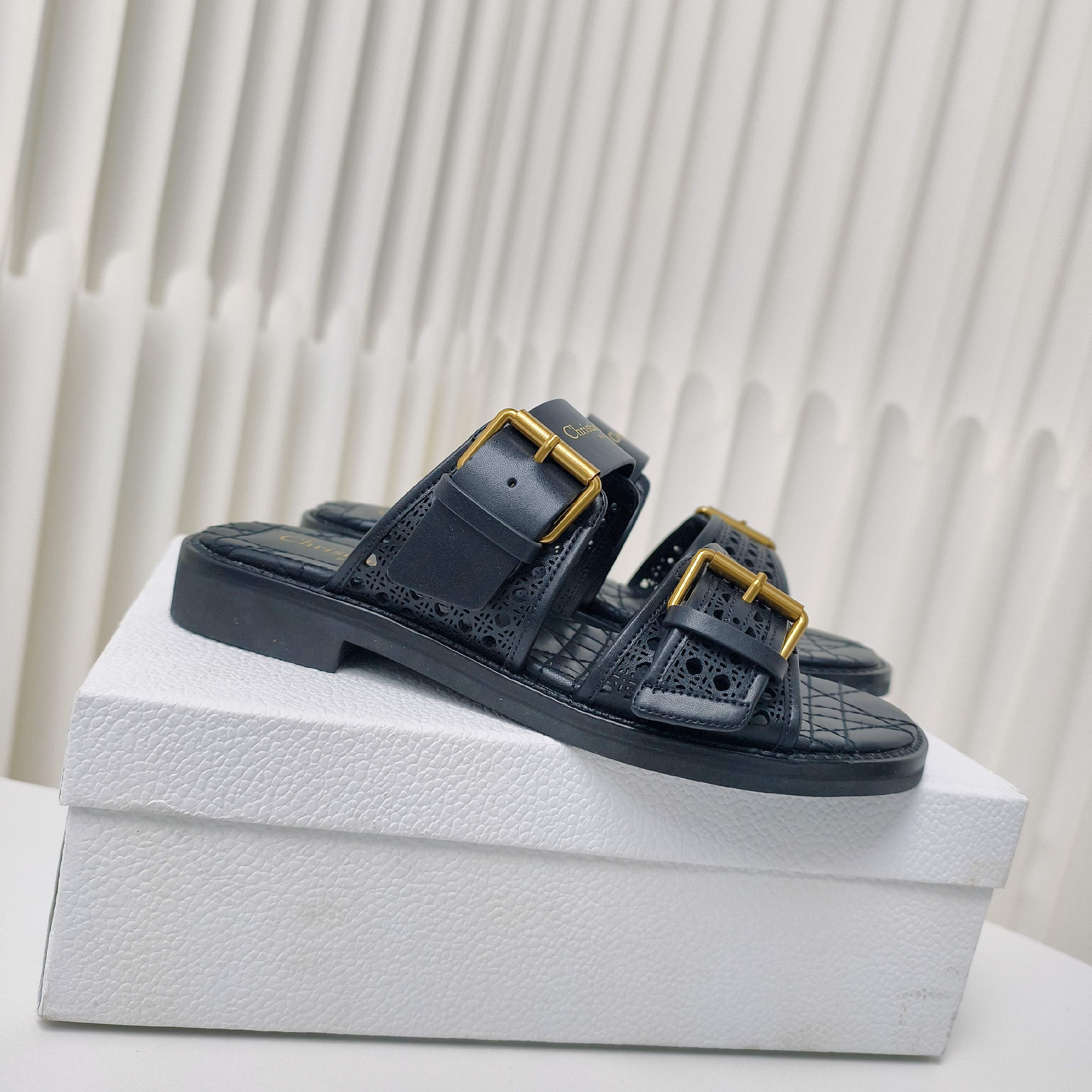 NO:252818,Dior summer new cowhide leather flat-heeled sandals This D-Avenue sandals are carefully crafted from cowhide leather, displaying hollow rattan plaid patterns, paired with two trim with adjustable buckles, and the top is decorated with gold-toned D home logo logo. Paired with a comfortable padded rattan plaid insole, and the sole is made of imported rubber and genuine leather, which can add exquisite temperament to various casual styles. Size34-42 size (34.40.41.42 custom-made, no return or replacement), slippers, dior, dior, slippers, cowhide19860909Dior夏季新款牛皮革镂平跟凉拖这款D-Avenue凉拖采用牛皮革精心制作,展示镂空藤格纹,搭配两条带有可调节搭扣的饰带,上方点缀金色调D家logo标志.搭配舒适的加垫藤格纹内底,大底采用进口橡胶拼真皮,可为各种休闲造型增添精致气质. Size34-42码（34.40.41.42定做不退不换）,拖鞋,dior,dior,slippers,cowhide,Women's Shoes