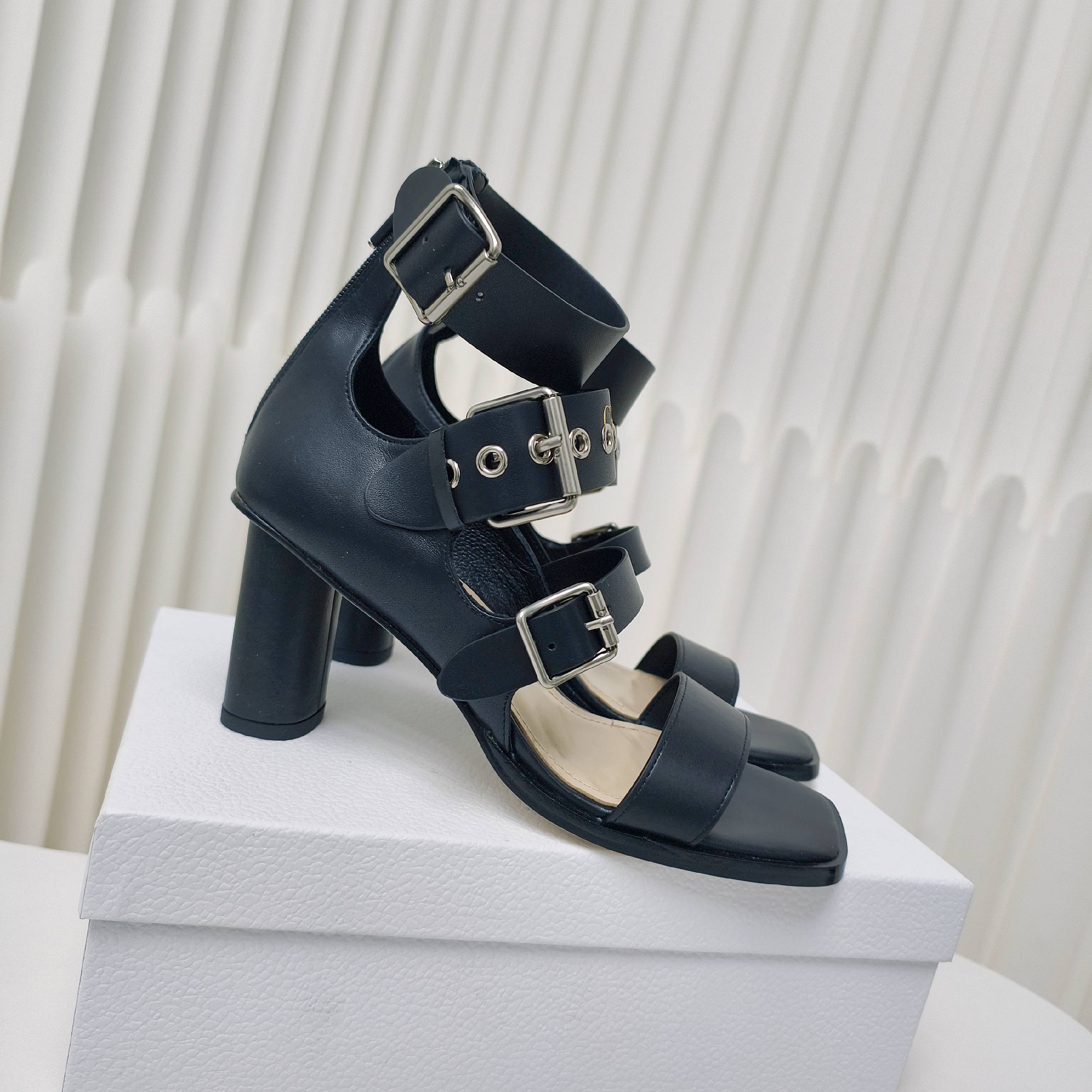 NO:252838,2025 D Home Early Spring High Heel Cable Mary Jane Sandals, this pair of shoes with 4 buckles as the main decoration is simply amazing!  Classic and fashionable, versatile and explosive!  Whether paired with jeans, suits or small skirts, you can easily control it, instantly improving the overall texture. The upper is designed with a full leather, with a soft and wear-resistant sole, and the strap can be adjusted according to the height of the instep. The buckle on the ankle increases the comfort of the shoes to a full score!  Even if you follow the height is 7.5cm, you won’t be tired after walking for a day, and you can commute and go shopping!  Size: 34-42 size (34.40.41.42 custom made without return or replacement), sandals, dior, sandals, mary jane, skirts, jeans, business suit198609092025 D家早春高跟扣带玛丽珍凉鞋,这双以4条扣带为主要装饰的鞋子,简直是绝绝子！经典又时髦,百搭到爆炸！无论是搭配牛仔裤,西装还是小裙子,都能轻松驾驭,瞬间提升整体质感. 鞋面采用全皮设计,大底柔软耐磨,可以根据脚背高低调节带子,脚脖子的扣带更是让鞋子的舒适度提升到满分！即使跟高有7.5cm,走一天都不累脚,通勤逛街两不误！ Size:34-42码（34.40.41.42定做不退不换）,凉鞋,dior,sandals,mary jane,skirts,jeans,business suit,Women's Shoes