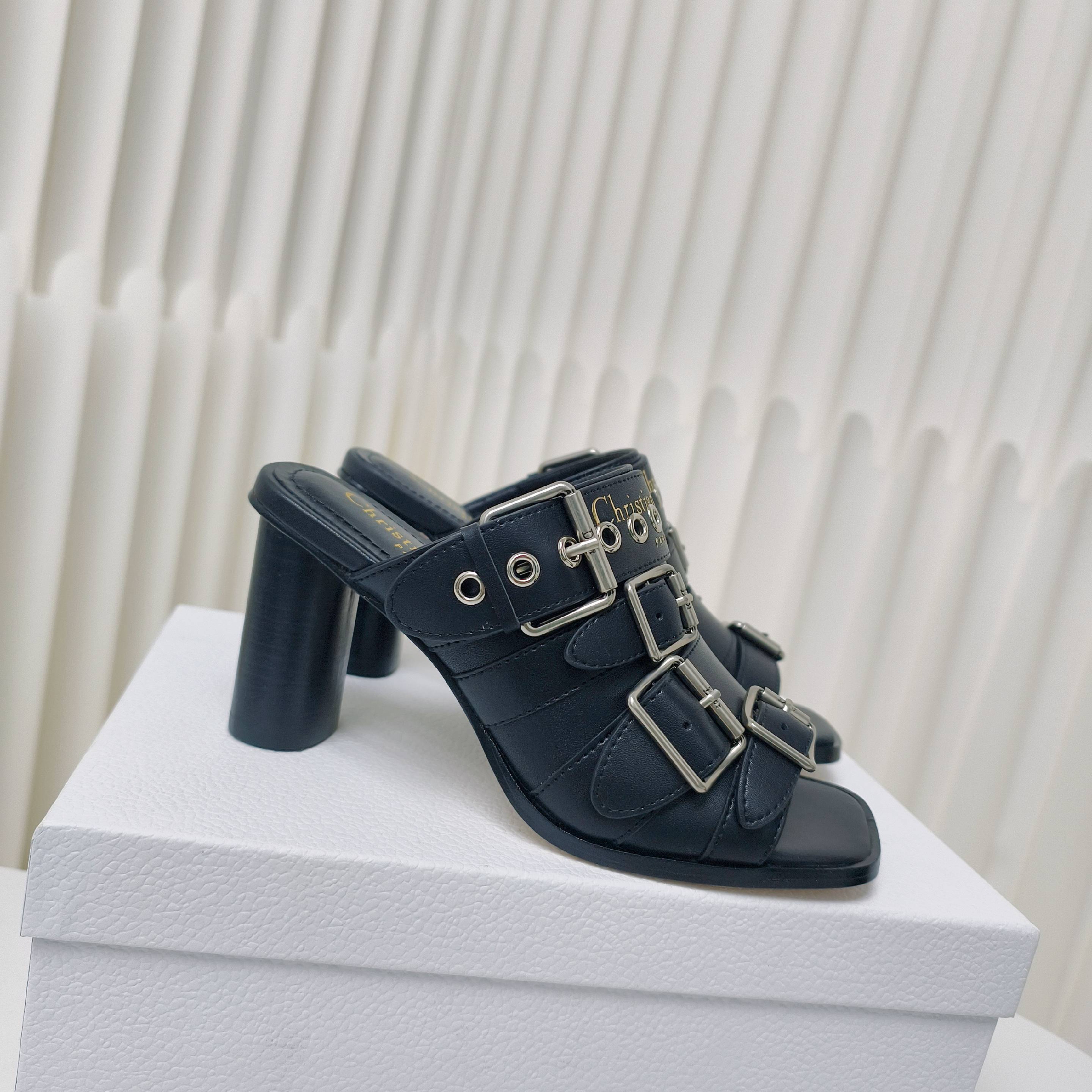 NO:252843,2025 D Home Early Spring High Heel Cable Mary Jane Slippers, this pair of shoes with 4 buckles as the main decoration is simply amazing!  Classic and fashionable, versatile and explosive!  Whether it is paired with jeans, suits or small skirts, it can be easily controlled and instantly improve the overall texture. The upper is designed with a full leather, with a soft and wear-resistant sole, and the strap can be adjusted according to the height of the instep, with full comfort!  Even if you follow the height is 7.5cm, you won’t be tired after walking for a day, and you can commute and go shopping!  Size: 34-42 size (34.40.41.42 custom made without return or exchange), high heels, dior, mary jane, high heels, slippers, skirts, jeans, business suit198609092025 D家早春高跟扣带玛丽珍拖鞋,这双以4条扣带为主要装饰的鞋子,简直是绝绝子！经典又时髦,百搭到爆炸！无论是搭配牛仔裤,西装还是小裙子,都能轻松驾驭,瞬间提升整体质感. 鞋面采用全皮设计,大底柔软耐磨,可以根据脚背高低调节带子,舒适度满分！即使跟高有7.5cm,走一天都不累脚,通勤逛街两不误！ Size:34-42码（34.40.41.42定做不退不换）,高跟鞋,dior,mary jane,high heels,slippers,skirts,jeans,business suit,Women's Shoes