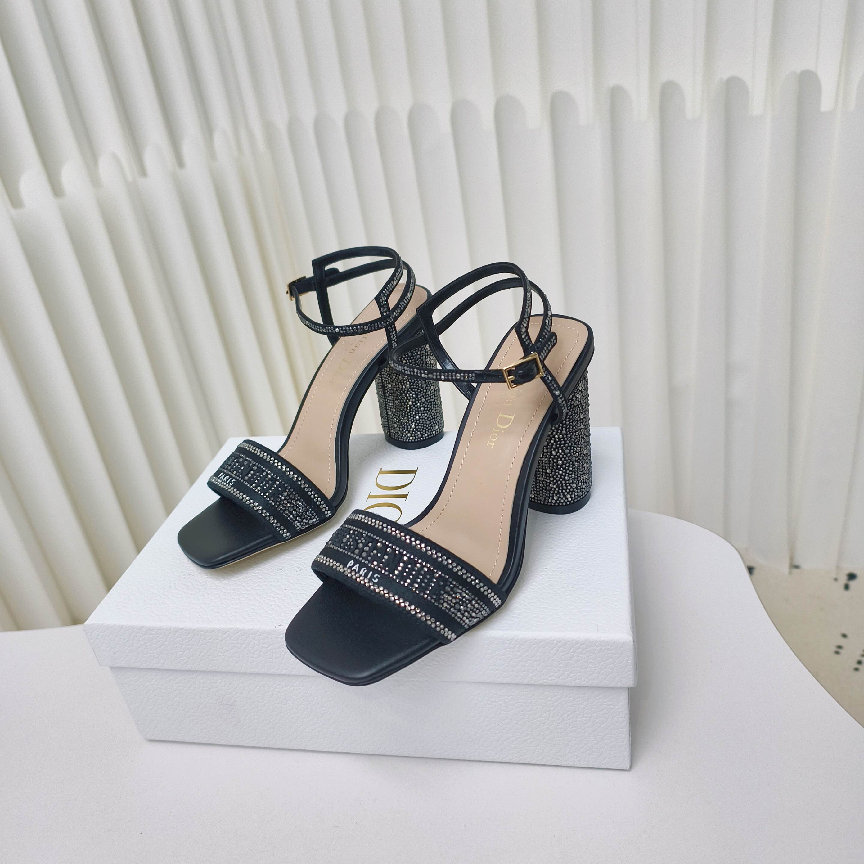 NO:252815,Dhh 2025 spring and summer high-heeled diamond sandals Dway high-heeled sandals are a new product in the early spring 2025 garment series, reinterpreting Dior's classic item with a fashionable and elegant silhouette. They are carefully crafted from cowhide leather   flash diamond and other materials, paired with a set of adjustable buckles, and the upper is embroidered with Christian Dior Paris logo. It is matched with a soft square toe and cylindrical heel design to highlight the fashion style. Heel height: 9.5cm Size: 34-43 size (34.40.41.42.43 custom made without return or replacement), sandals, dior, dior, sandals, cowhide19860909D家2025春夏高跟满钻凉鞋 Dway 高跟凉鞋是二零二五早春成衣系列新品,以时尚优雅的廓形重新演绎 Dior 的经典单品.采用牛皮革 闪钻等材质精心制作,搭配一组可调节的扣带,鞋面饰以 Christian Dior Paris 标志刺绣.搭配柔和的方形鞋头和圆柱形鞋跟设计,彰显时尚风范. 跟高:9.5cm Size:34-43码（34.40.41.42.43定做不退不换）,凉鞋,dior,dior,sandals,cowhide,Women's Shoes