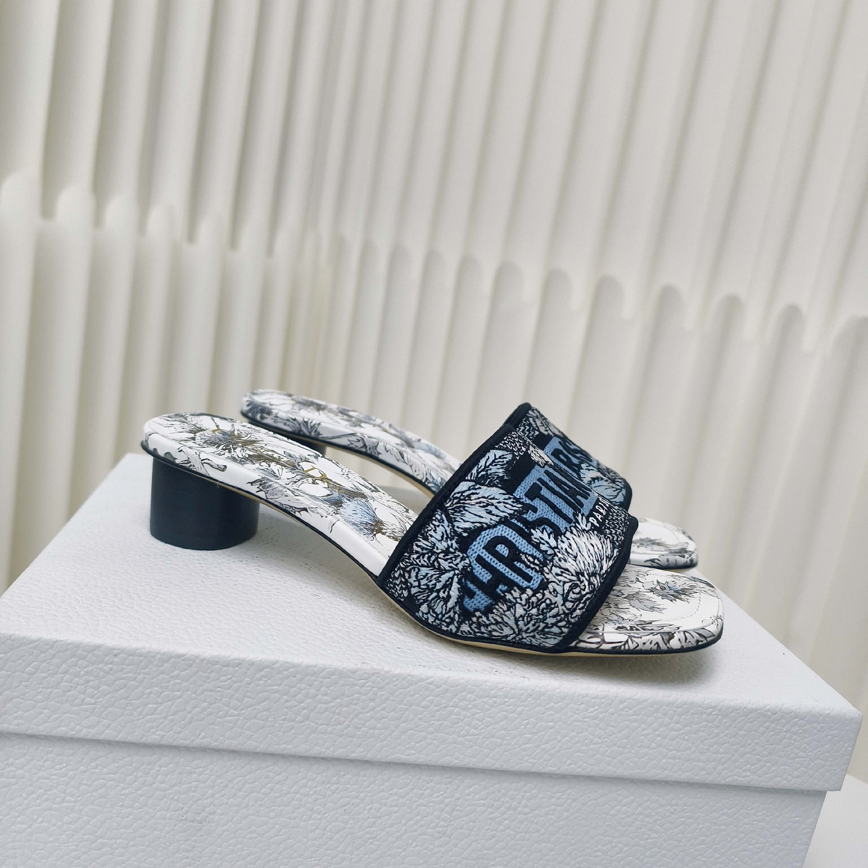 NO:252810,The latest Dway electric embroidery classic flip flops/flat/high heels/upper embroidery is embroidered with MISS DIOR pattern logo, which is a new interpretation of the fashionable style in modern style, and the design is fashionable, allowing you to easily create a casual look!  The sole uses imported leather outsole, breathable and comfortable. Heel high flat sole 1cm/high heel 4.5cm Size 35-39 size (34.40.41.42.43 customized, no return or replacement), slippers, dior, slippers, Leather soles19860909Dior棉质凉拖专柜最新Dway电绣经典款一字拖/平底/高跟/鞋面饰以MISS DIOR图案标志刺绣,以现代风格全新演绎年代时尚风格,设计时尚,可轻松打造休闲造型！大底采用进口真皮大底,透气舒适. 跟高平底1cm/高跟4.5cm Size35-39码（34.40.41.42.43定做不退不换）,拖鞋,dior,slippers,Leather soles,Women's Shoes