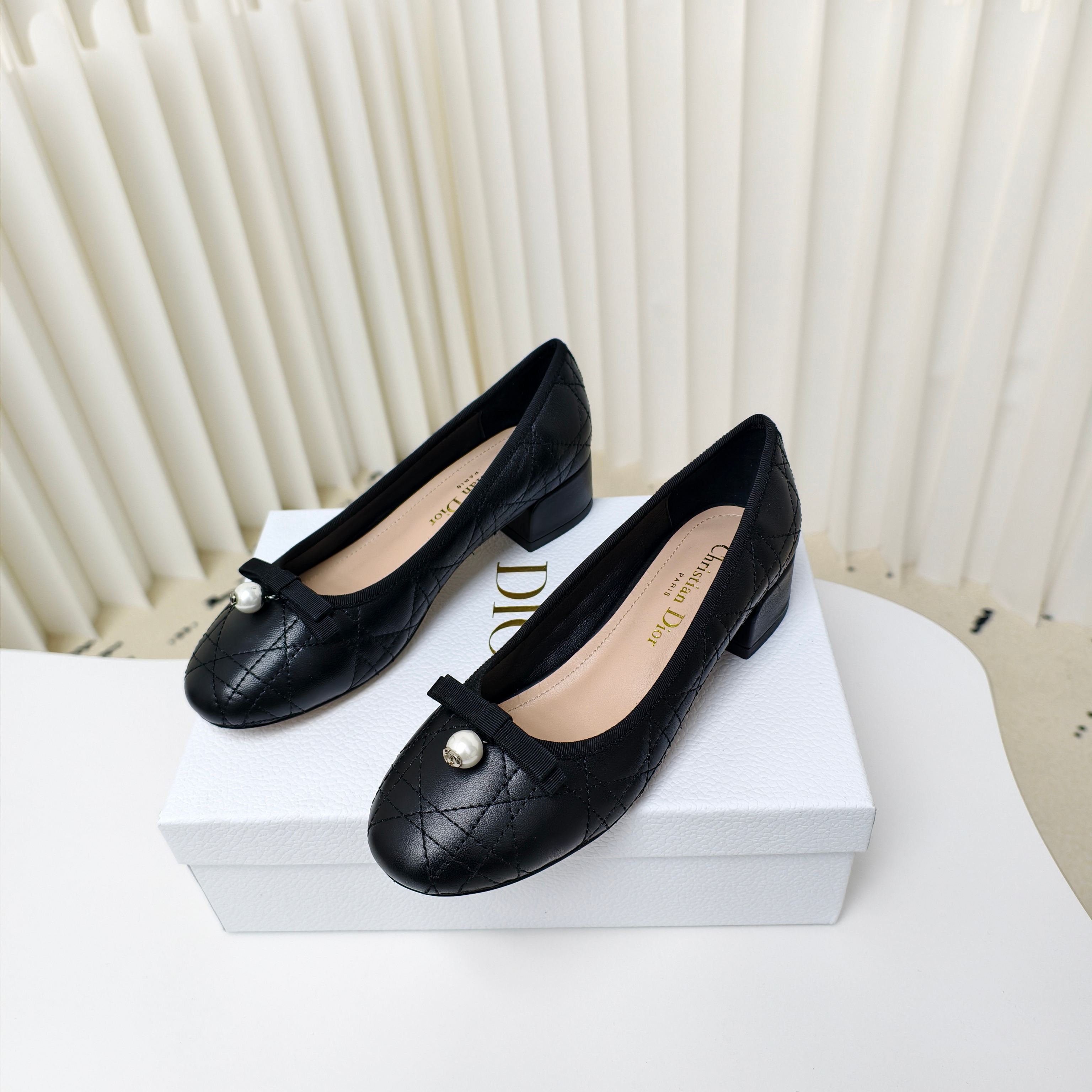 NO:229207,D home early spring new four-season single shoes Mary Jane Pearl Ballet Dior Pearl Diamond Ballet Shoes, the upper is handmade of sheepskin, classic rattan plaid elements, and a pearl with CD details is added to the threaded bow. The sheepskin inner lining   genuine leather sole is a must-have for young women, elegant and comfortable. Heel height is 3.5cm. Size 35-41 size (40.41 custom made without return or exchange), Mary Jane, dior, dior, mary jane, sheepskin, Leather soles19860909D家早春新品四季单鞋玛丽珍珍珠芭蕾舞Dior珍珠菱格纹芭蕾舞鞋,鞋面采用羊皮手工制作,经典藤格纹元素,螺纹蝴蝶结上增加了CD细节的珍珠作为点缀,羊皮内里 真皮大底,是小女人必备款,优雅又舒适.跟高3.5cm. Size35-41码（40.41定做不退不换）,玛丽珍,dior,dior,mary jane,sheepskin,Leather soles,Women's Shoes