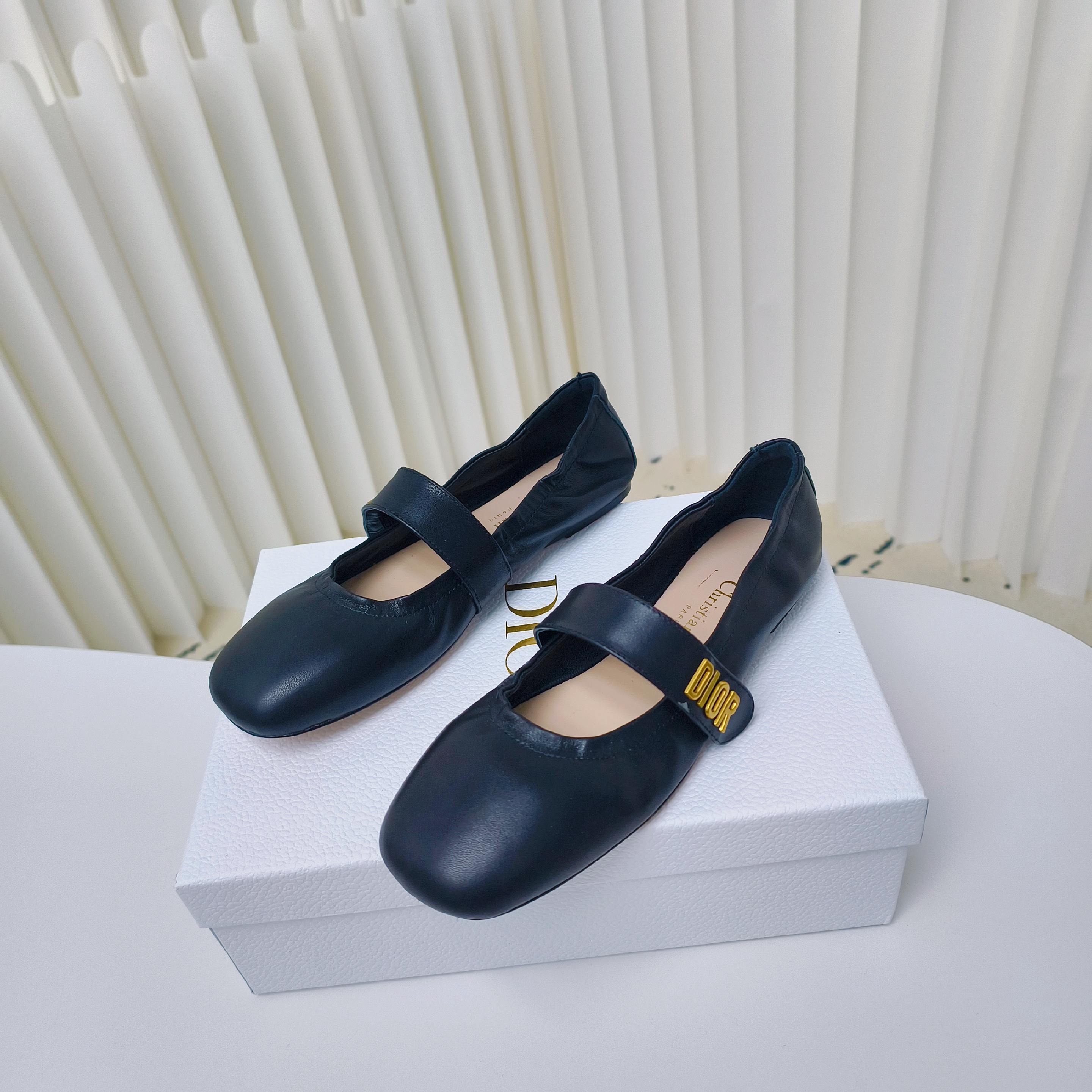 NO:229230,D's early spring new four-season single shoes Mary Jane ballet upper is made of pure sheepskin handmade, the instep belt is embellished with DIOR metal letters, and the bottom is made of rubber bands to facilitate putting on and taking off. The sheepskin inner lining   genuine leather sole is a must-have for little women, elegant and comfortable. Heel height is 3.5cm. Size 35-41 size (40.41 custom made without return or exchange), Mary Jane, dior, dior, mary jane, sheepskin, Leather soles19860909D家早春新品四季单鞋玛丽珍芭蕾舞鞋面采用纯羊皮手工制作,脚背皮带用DIOR金属字母作为点缀,底下用橡皮筋方便穿脱.羊皮内里 真皮大底,是小女人必备款,优雅又舒适.跟高3.5cm. Size35-41码（40.41定做不退不换）,玛丽珍,dior,dior,mary jane,sheepskin,Leather soles,Women's Shoes