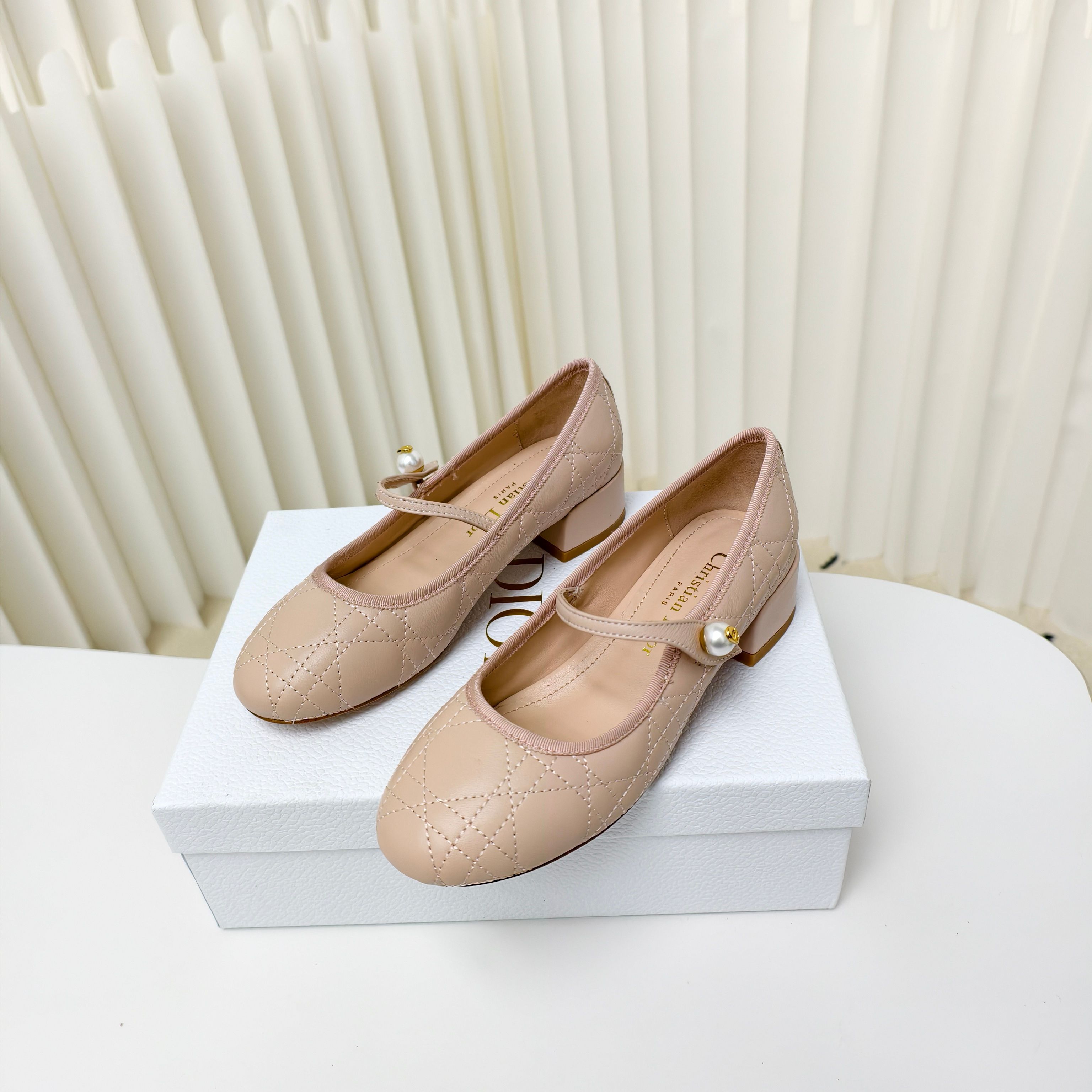 NO:229217,D home early spring new four-season single shoes Mary Jane Pearl Ballet Dior Pearl Diamond Ballet Shoes, the upper is handmade of sheepskin, classic rattan plaid elements, and a pearl with CD details is added to the threaded bow. The sheepskin inner lining   genuine leather sole is a must-have for young women, elegant and comfortable. Heel height is 3.5cm. Size 35-41 size (40.41 custom made without return or exchange), Mary Jane, dior, dior, mary jane, sheepskin, Leather soles19860909D家早春新品四季单鞋玛丽珍珍珠芭蕾舞Dior珍珠菱格纹芭蕾舞鞋,鞋面采用羊皮手工制作,经典藤格纹元素,螺纹蝴蝶结上增加了CD细节的珍珠作为点缀,羊皮内里 真皮大底,是小女人必备款,优雅又舒适.跟高3.5cm. Size35-41码（40.41定做不退不换）,玛丽珍,dior,dior,mary jane,sheepskin,Leather soles,Women's Shoes