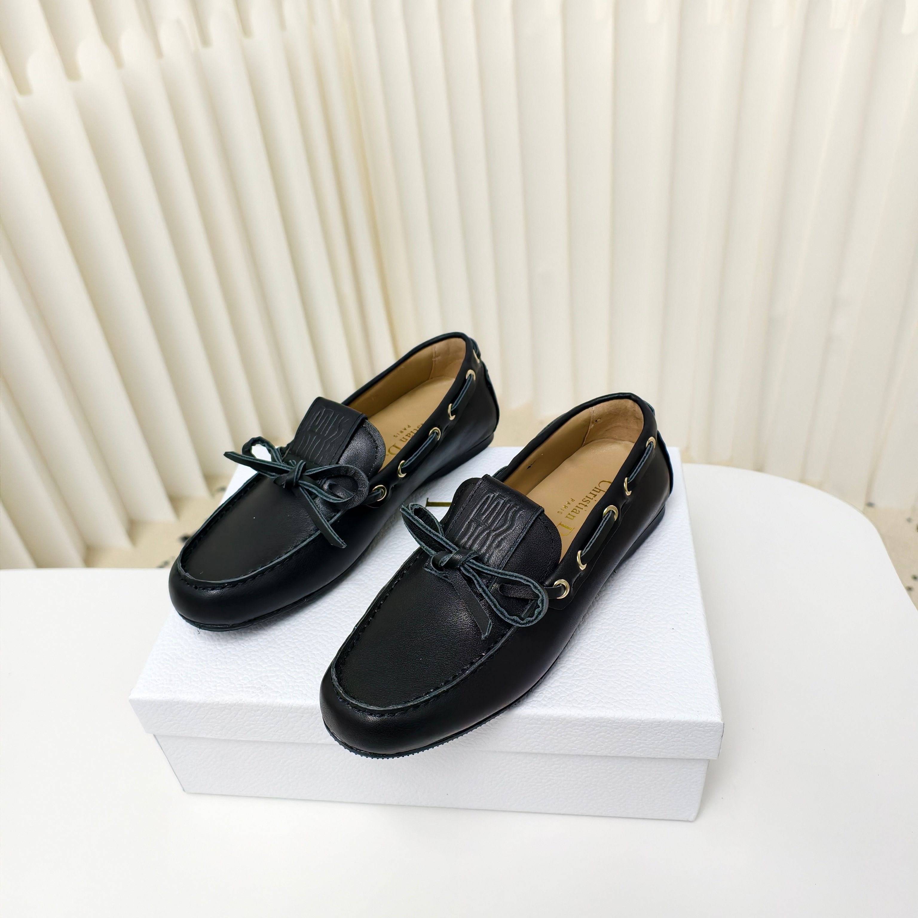 NO:252822,25 D's new Miss Dior beanie shoes are so beautiful that I can't bear it. The moment I see it, I'm just grasped. Who knows the happiness of Dior girls!  Made of full soft leather, the comfort really amazed me!  The soles are moderately soft and hard, with just the right support, and you won’t be tired after walking for a long time. Whether you are shopping and rushing on the road or commuting on a daily basis, you can easily control it. Wear it, your feet are gently wrapped, as if you step on the clouds of happiness every step. Size: 35-42 sizes (40.41.42 custom-made, no return or exchange), loafers, dior, dior, loafers1986090925 D家早春新款Miss Dior豆豆乐福鞋简直美到我的心巴上,看到的瞬间直接被拿捏住,谁懂Dior女孩的快乐！全软皮制作,舒适度真的惊艳到我！鞋底软硬适中,有恰到好处的支撑力,走久了也不会累脚.无论是逛街压马路,还是日常通勤,都能轻松驾驭.穿上它,双脚被温柔包裹,仿佛每一步都踏在幸福的云朵上 Size:35-42码（40.41.42定做不退不换）,乐福鞋,dior,dior,loafers,Women's Shoes