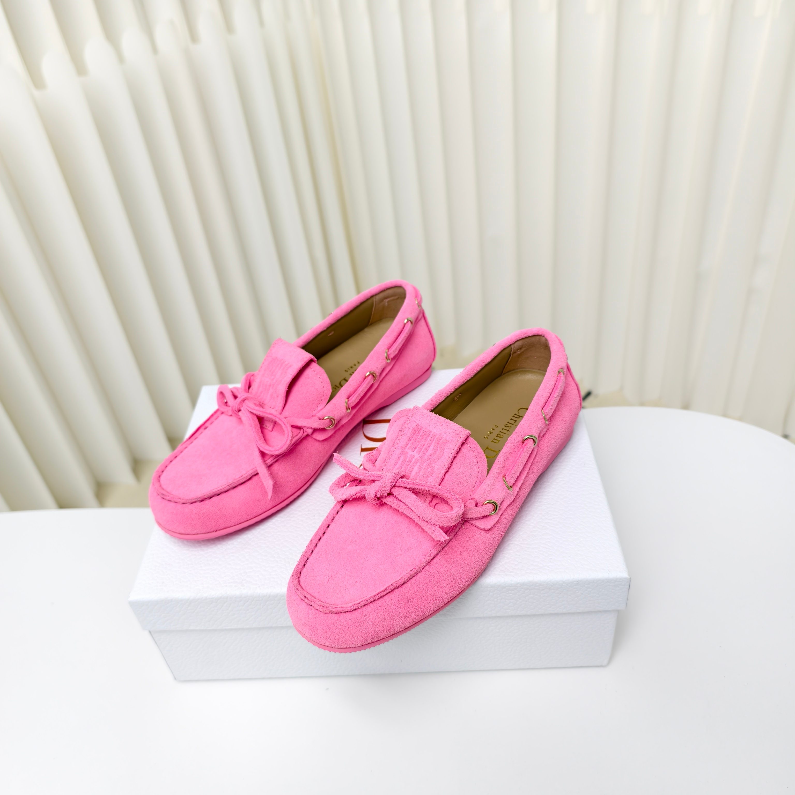 NO:252827,25 D's new Miss Dior beanie shoes are so beautiful that I can't bear it. The moment I see it, I'm just grasped. Who knows the happiness of Dior girls!  Made of full soft leather, the comfort really amazed me!  The soles are moderately soft and hard, with just the right support, and you won’t be tired after walking for a long time. Whether you are shopping and rushing on the road or commuting on a daily basis, you can easily control it. Wear it, your feet are gently wrapped, as if you step on the clouds of happiness every step. Size: 35-42 sizes (40.41.42 custom-made, no return or exchange), loafers, dior, dior, loafers1986090925 D家早春新款Miss Dior豆豆乐福鞋简直美到我的心巴上,看到的瞬间直接被拿捏住,谁懂Dior女孩的快乐！全软皮制作,舒适度真的惊艳到我！鞋底软硬适中,有恰到好处的支撑力,走久了也不会累脚.无论是逛街压马路,还是日常通勤,都能轻松驾驭.穿上它,双脚被温柔包裹,仿佛每一步都踏在幸福的云朵上 Size:35-42码（40.41.42定做不退不换）,乐福鞋,dior,dior,loafers,Women's Shoes