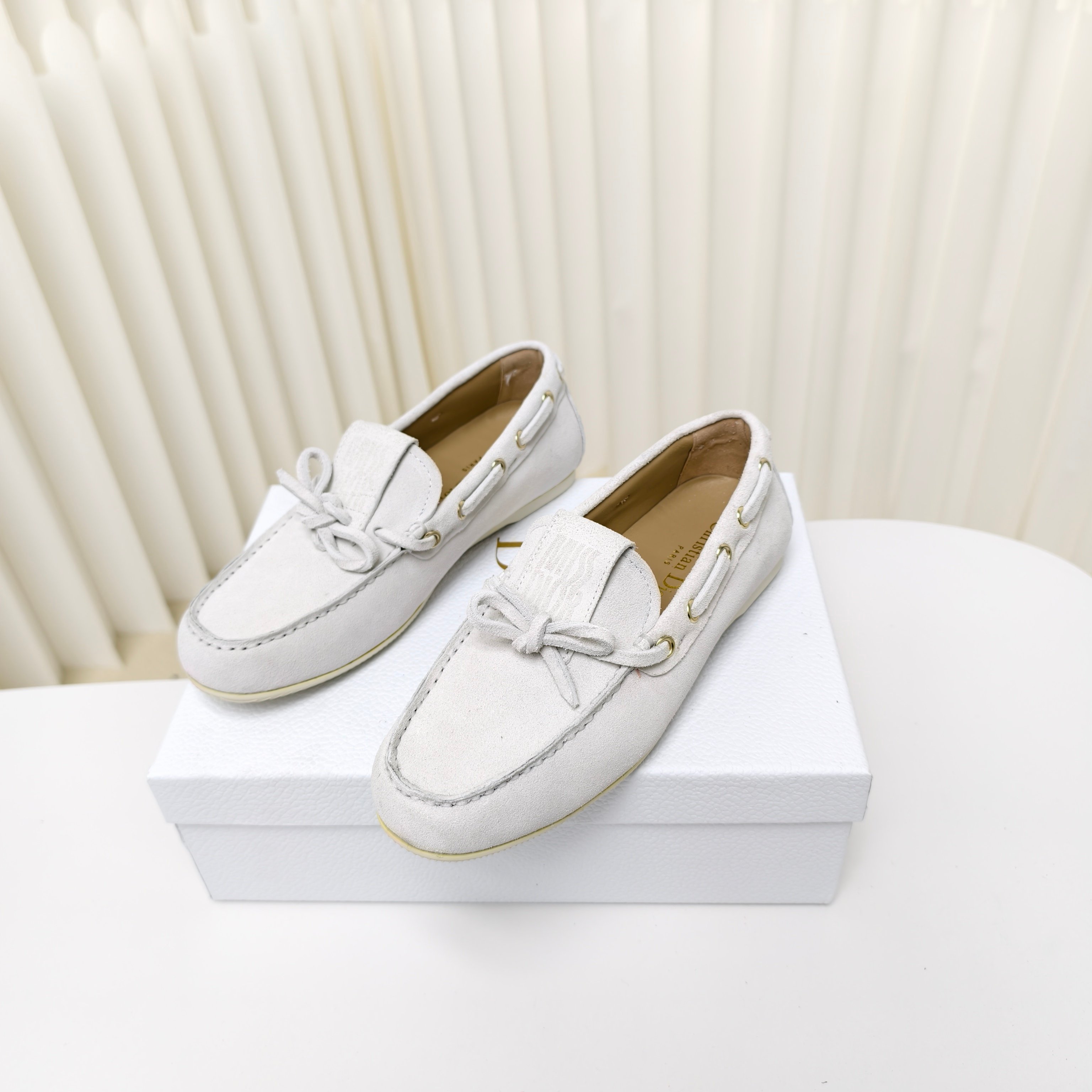 NO:252833,25 D's new Miss Dior beanie shoes are so beautiful that I can't bear it. The moment I see it, I'm just grasped. Who knows the happiness of Dior girls!  Made of full soft leather, the comfort really amazed me!  The soles are moderately soft and hard, with just the right support, and you won’t be tired after walking for a long time. Whether you are shopping and rushing on the road or commuting on a daily basis, you can easily control it. Wear it, your feet are gently wrapped, as if you step on the clouds of happiness every step. Size: 35-42 sizes (40.41.42 custom-made, no return or exchange), loafers, dior, dior, loafers1986090925 D家早春新款Miss Dior豆豆乐福鞋简直美到我的心巴上,看到的瞬间直接被拿捏住,谁懂Dior女孩的快乐！全软皮制作,舒适度真的惊艳到我！鞋底软硬适中,有恰到好处的支撑力,走久了也不会累脚.无论是逛街压马路,还是日常通勤,都能轻松驾驭.穿上它,双脚被温柔包裹,仿佛每一步都踏在幸福的云朵上 Size:35-42码（40.41.42定做不退不换）,乐福鞋,dior,dior,loafers,Women's Shoes