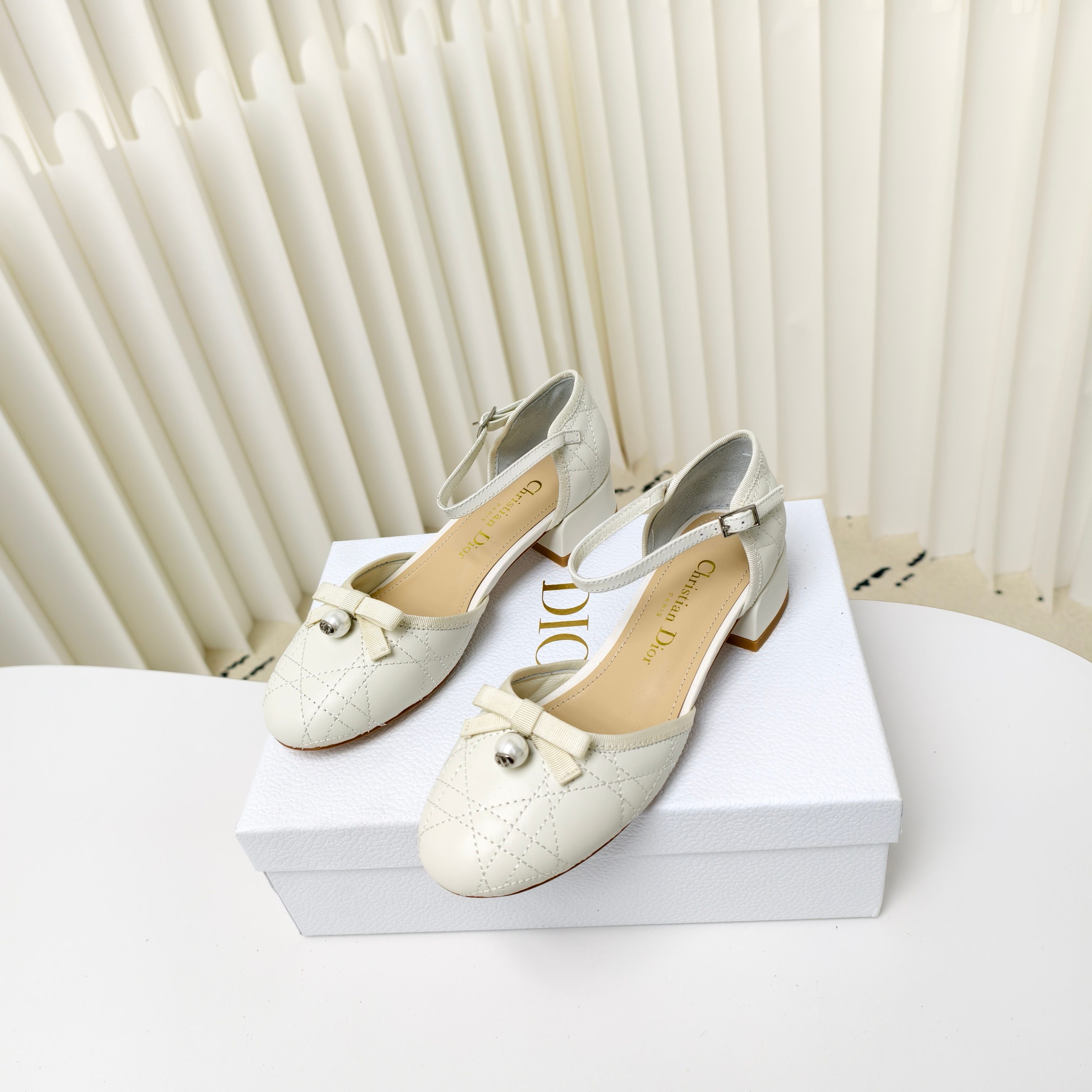 NO:229233,D's early spring new four-season single shoes Mary Jane Pearl Ballet Dior Pearl Diamond Ballet Sandals, the upper is handmade with sheepskin, classic rattan plaid elements, and a pearl with CD details is added to the threaded bow as an embellishment. The sheepskin inner lining   genuine leather sole is a must-have for little women, elegant and comfortable. Heel height is 3.5cm. Size 35-41 size (40.41 custom made without return or exchange), Mary Jane, dior, dior, sandals, mary jane, sheepskin, Leather soles19860909D家早春新品四季单鞋玛丽珍珍珠芭蕾舞Dior珍珠菱格纹芭蕾舞凉鞋,鞋面采用羊皮手工制作,经典藤格纹元素,螺纹蝴蝶结上增加了CD细节的珍珠作为点缀,羊皮内里 真皮大底,是小女人必备款,优雅又舒适.跟高3.5cm. Size35-41码（40.41定做不退不换）,玛丽珍,dior,dior,sandals,mary jane,sheepskin,Leather soles,Women's Shoes