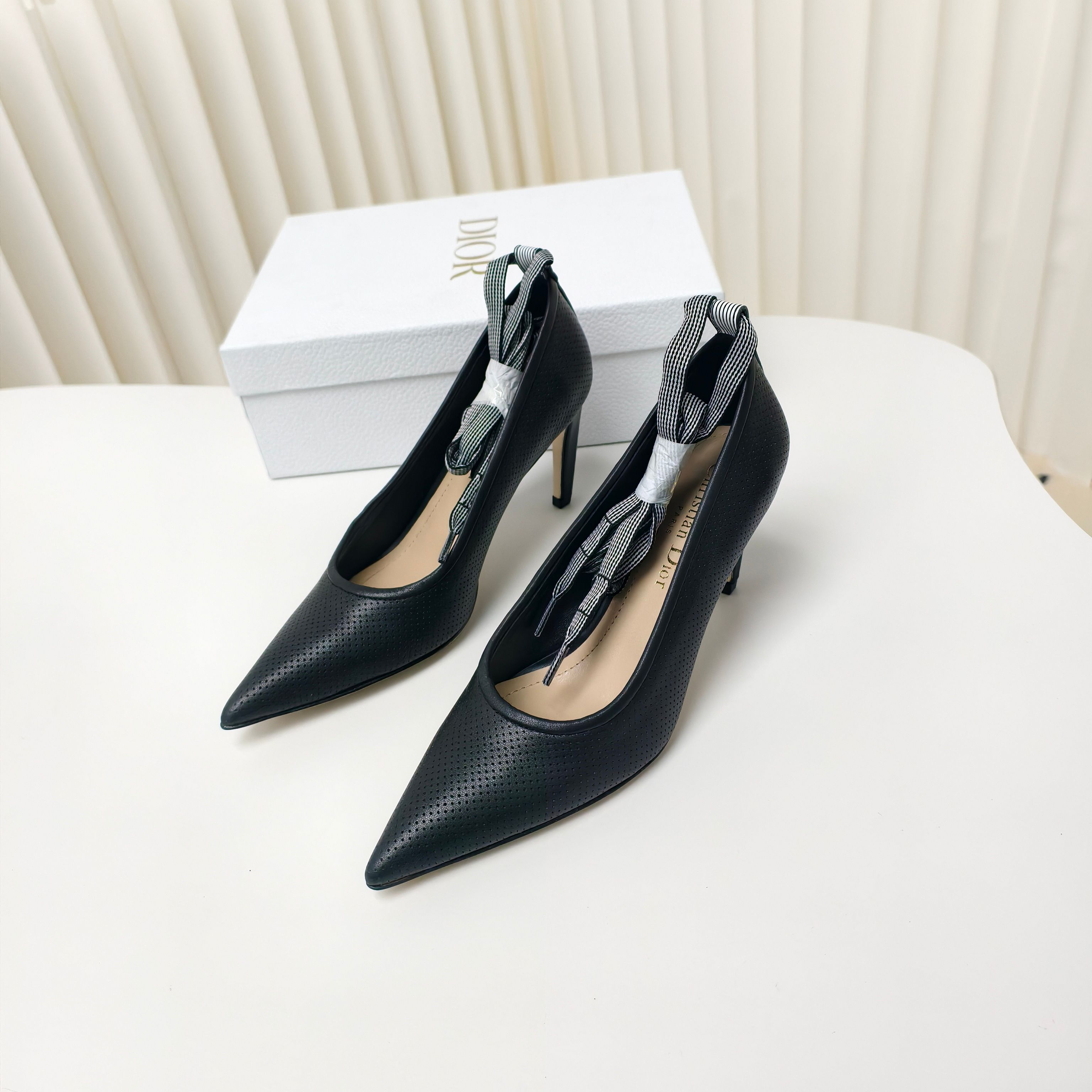 NO:256619,Dior 25 spring and summer new flat-heeled pointed-toe shoes are simple and yet have a sense of design. The details on the upper are so exquisite that they match the black look. They are all in style when walking. Material printed nylon & calfskin The upper font reproduces notes during the sketch design process, pair of shoelaces, perfectly blending with the retro shape. Paired with genuine leather sole, elegant and dignified. Heel height: flat/5cm/7.5cm Size: size 34-42 (34.40.41.42 custom-made, no return or replacement), single shoes, dior, dior, cowhide, Leather soles19860909Dior迪奥25春夏新款平跟尖头单鞋 简约又不失设计感,鞋面上的细节处理精致到不行,和全身黑的look适配度满分,走路都带风. 材质印花尼龙&小牛皮 鞋面字体重现草图设计过程中的笔记,双鞋带,与复古造型完美融合.搭配真皮大底,优雅端庄. 跟高:平底/5cm/7.5cm Size:34-42码（34.40.41.42定做不退不换）,单鞋,dior,dior,cowhide,Leather soles,Women's Shoes