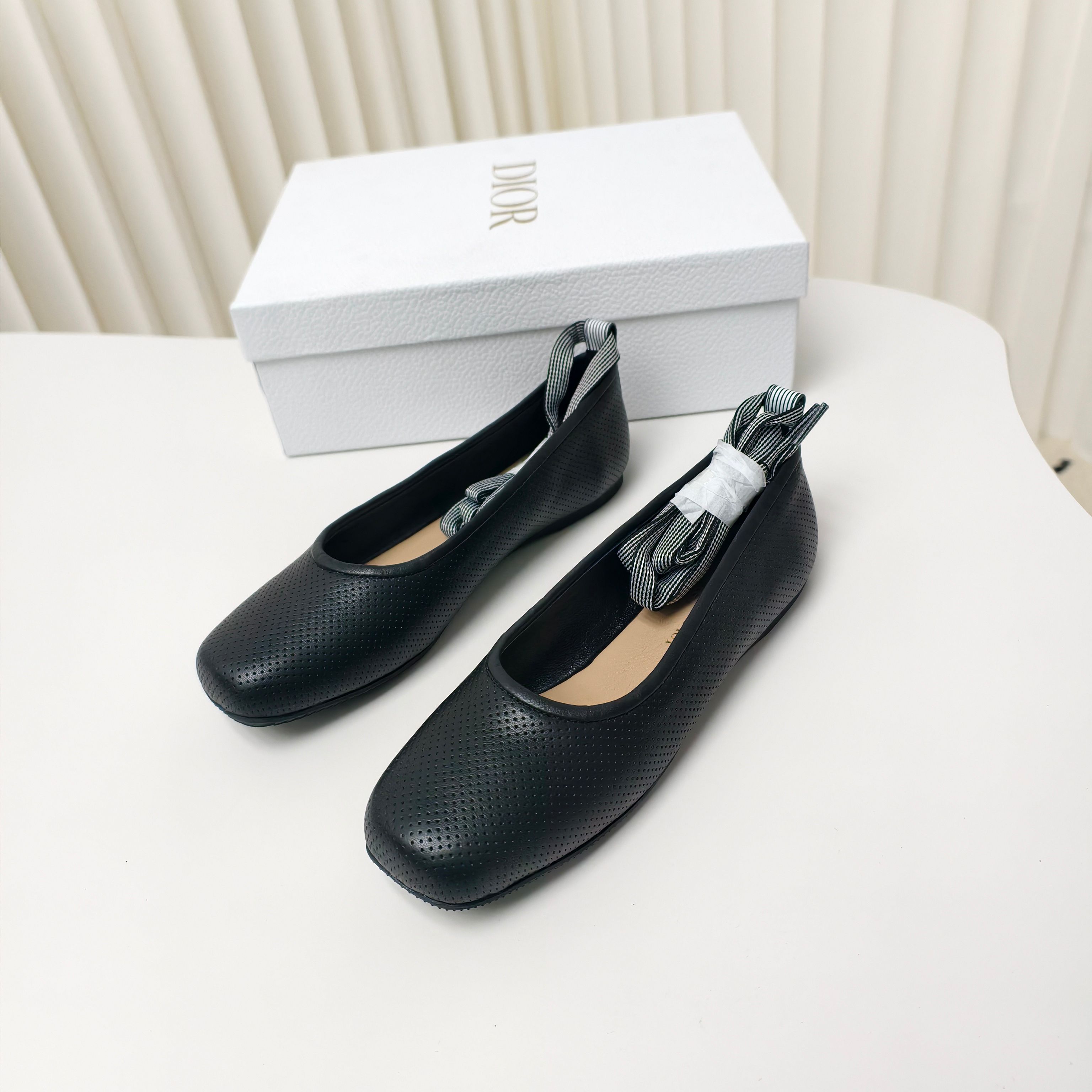 NO:256581,Dior 25 spring and summer new flat-heeled ballet single shoes Zhou Ye’s recent outfit was amazing!  Black slim jacket   black bubble skirt, paired with Dior 25 spring and summer new single shoes, it is simply written with coolness and elegance on your body. Simple and yet design-like, the details on the upper are so exquisite, and the fit is perfectly matched with the black look of the whole body, and the walking is stylish. Material printed nylon & calfskin The upper font reproduces notes during the sketch design process, and the shoelaces are perfectly integrated with the retro shape. The two-color slim rubber sole is lighter than ordinary rubber. Size: size 35-41 (40.41 custom made without return or replacement), ballet shoes, dior, dior, skirts, jackets & coats, cowhide19860909Dior迪奥25春夏新款平跟芭蕾舞单鞋 周也最近的穿搭,狠狠被惊艳到！黑色修身夹克 黑色泡泡裙,再配上Dior 25春夏新款单鞋,简直是把清冷优雅写在身上了. 简约又不失设计感,鞋面上的细节处理精致到不行,和全身黑的look适配度满分,走路都带风. 材质印花尼龙&小牛皮 鞋面字体重现草图设计过程中的笔记,双鞋带,与复古造型完美融合.双色纤薄橡胶鞋底,比普通橡胶更为轻盈. Size:35-41码（40.41定做不退不换）,芭蕾舞鞋,dior,dior,skirts,jackets & coats,cowhide,Women's Shoes