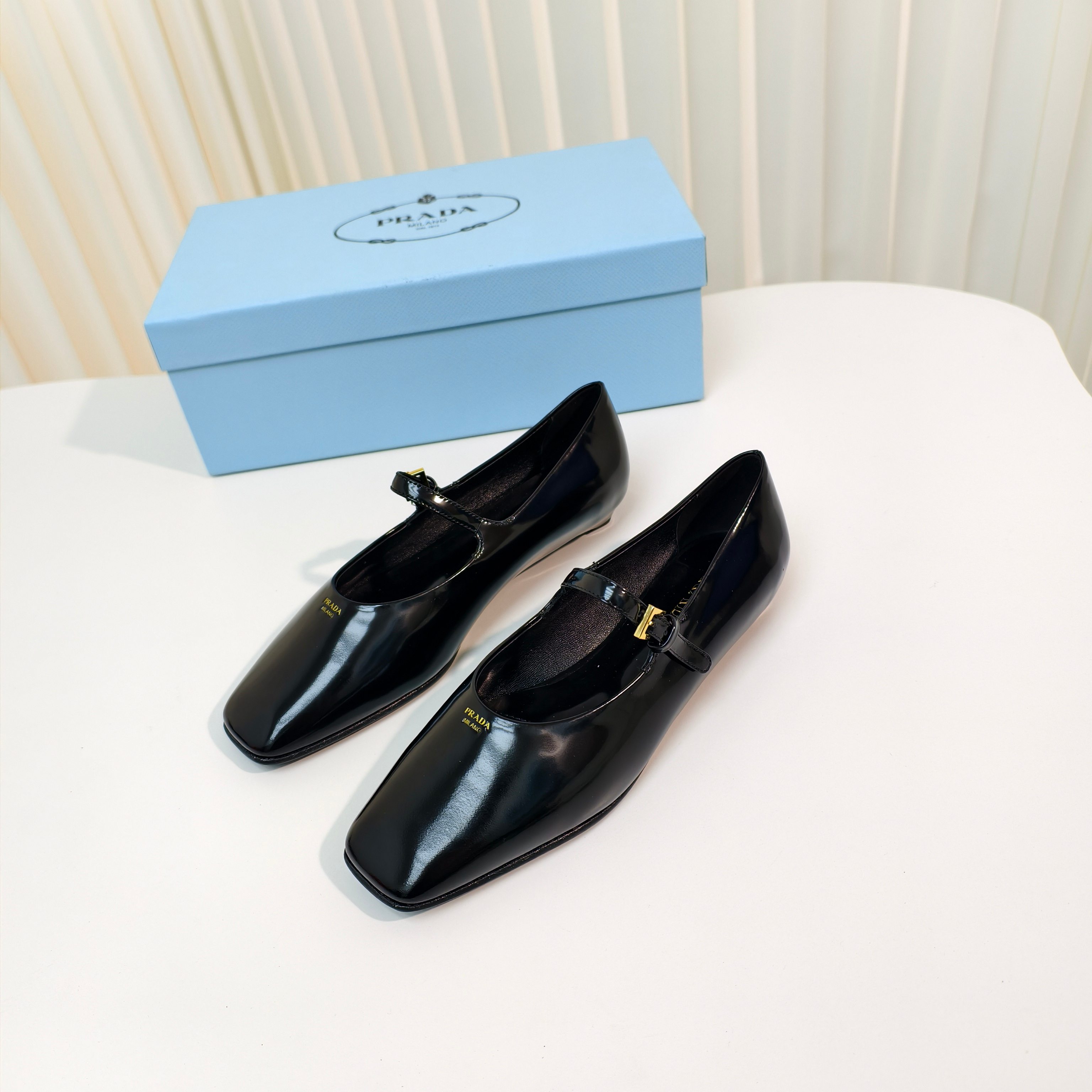 NO:265508,Original development and purchasing grade PRADA/Prada 25ss Spring and summer new style Flat heel square-toed Mary Jane single shoes Simple design is probably its favorite point, not the kind that is rampant, very own brand personality, imported calf patent leather fabric imported mixed-bred sheepskin outsole Italian leather outsole (original version for molding and injection-molding) Heel height 2cm Size35-39 (34.40.41.42 Custom made no return), single shoes, prada, prada, mary jane, sheepskin, Leather soles19860909原版开发代购级 PRADA/普拉达 25ss 春夏新款 平跟方头玛丽珍单鞋 简单的设计大概就是它最让人喜欢的点 不是烂大街的那种 很有自己的品牌个性 面料进口小牛漆皮 内里进口混种羊皮 大底意大利真皮大底（原版来开模注塑大底） 跟高2cm Size35-39（34.40.41.42 订做不退换）,单鞋,prada,prada,mary jane,sheepskin,Leather soles,Women's Shoes