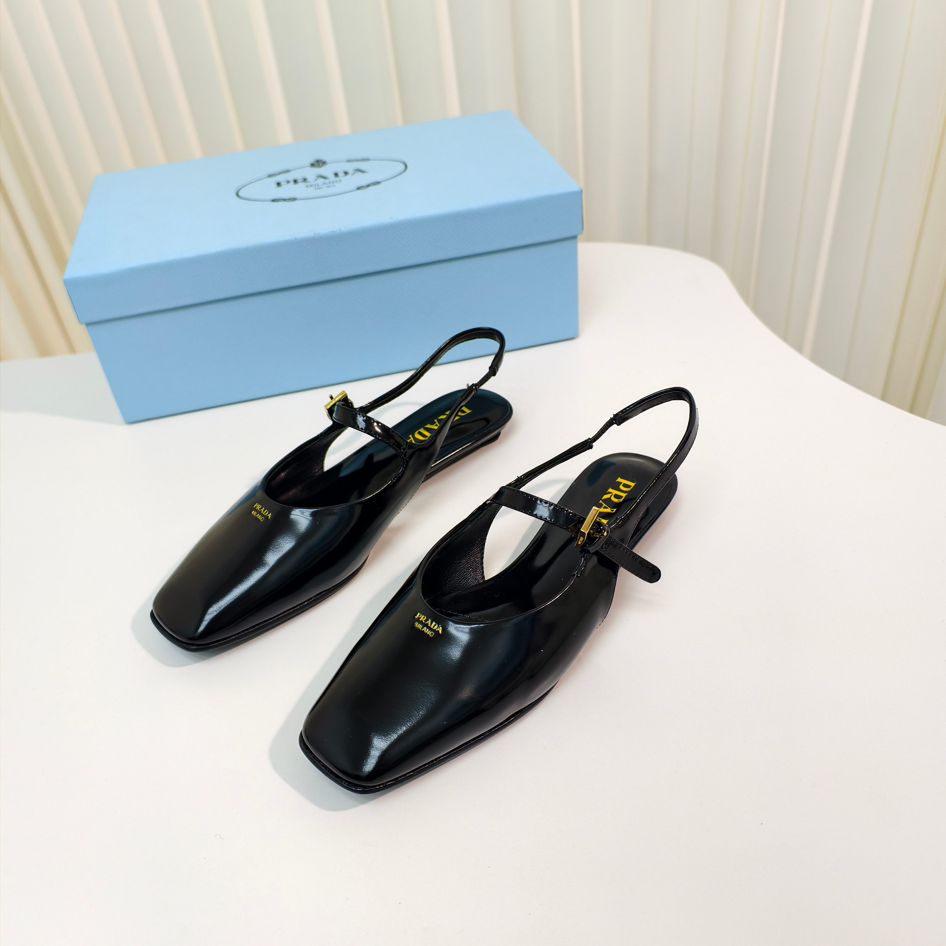 NO:388975,Original development and purchasing grade PRADA/Prada 25ss Spring and summer new style flat heel square-toe empty sandals single shoes Simple design is probably its favorite point, not the kind that is rampant, very own brand personality, imported calf patent leather fabric imported mixed-bred sheepskin outsole Italian leather outsole (original version for molding and injection-molding) Heel height 2cm Size35-39 (34.40.41.42 Custom made no return), semi-slide sandals, prada, prada, sandals, sheepskin, Leather soles19860909原版开发代购级 PRADA/普拉达 25ss 春夏新款 平跟方头后空凉鞋单鞋 简单的设计大概就是它最让人喜欢的点 不是烂大街的那种 很有自己的品牌个性 面料进口小牛漆皮 内里进口混种羊皮 大底意大利真皮大底（原版来开模注塑大底） 跟高2cm Size35-39（34.40.41.42 订做不退换）,半拖凉鞋,prada,prada,sandals,sheepskin,Leather soles,Women's Shoes