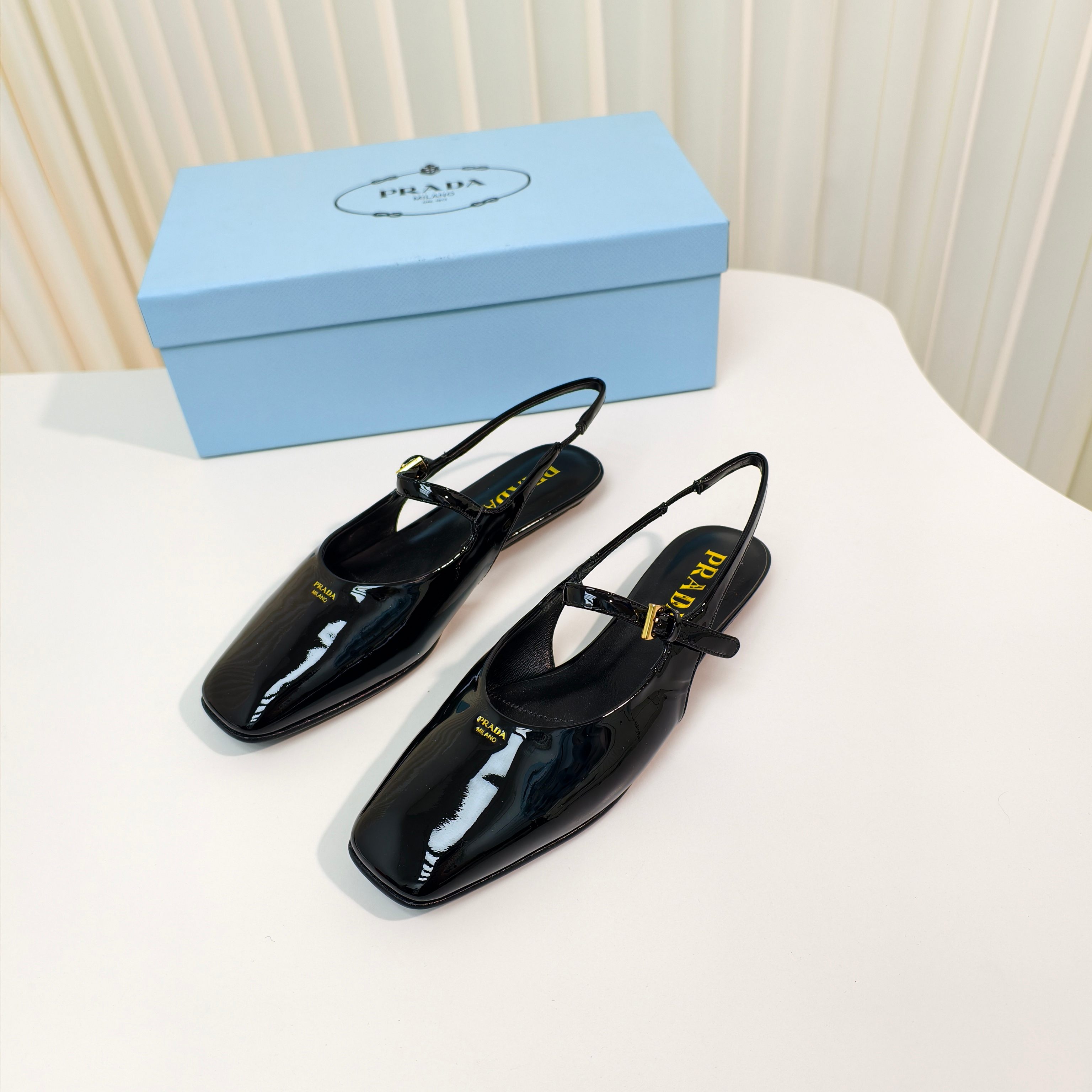 NO:265506,Original development and purchasing grade PRADA/Prada 25ss Spring and summer new style flat heel square-toe empty sandals single shoes Simple design is probably its favorite point, not the kind that is rampant, very own brand personality, imported calf patent leather fabric imported mixed-bred sheepskin outsole outsole (original version for molding and injection-molding) Heel height 2cm Size35-39 (34.40.41.42 Custom made no return), sandals, prada, prada, sandals, sheepskin, Leather soles19860909原版开发代购级 PRADA/普拉达 25ss 春夏新款 平跟方头后空凉鞋单鞋 简单的设计大概就是它最让人喜欢的点 不是烂大街的那种 很有自己的品牌个性 面料进口小牛漆皮 内里进口混种羊皮 大底意大利真皮大底（原版来开模注塑大底） 跟高2cm Size35-39（34.40.41.42 订做不退换）,凉鞋,prada,prada,sandals,sheepskin,Leather soles,Women's Shoes