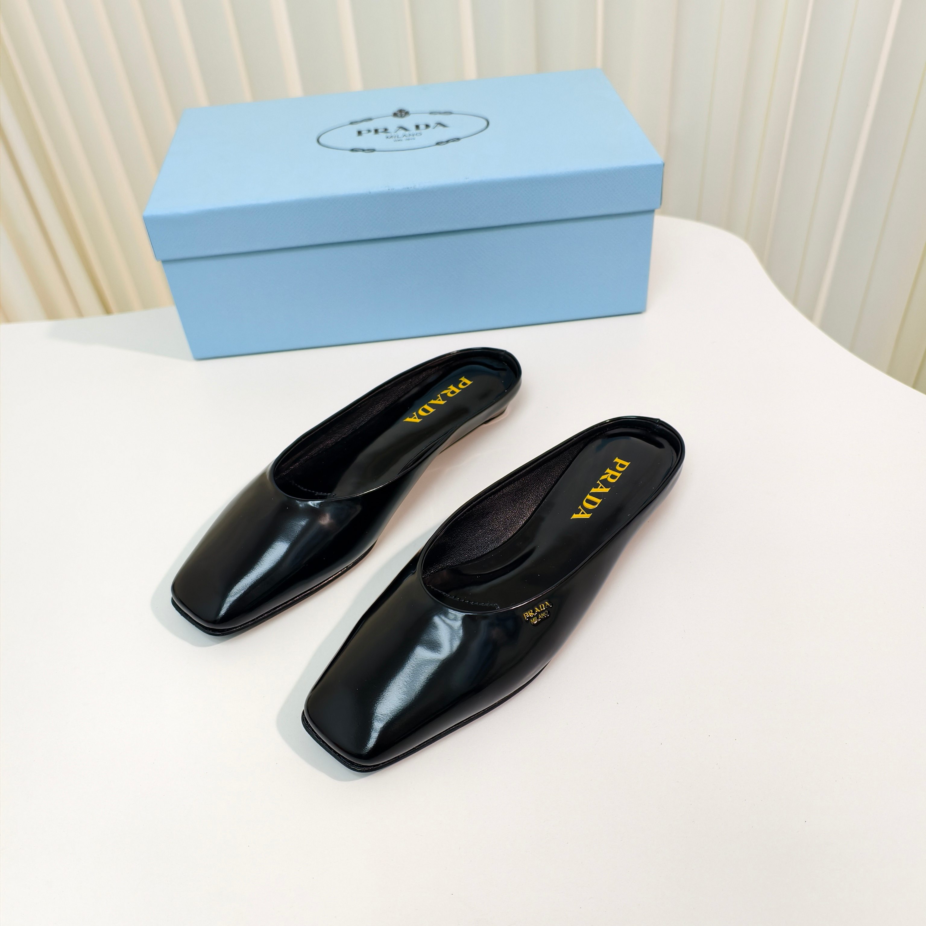 NO:388940,Original development and purchasing grade PRADA/Prada 25ss Spring and summer new style, flat heel square head back half-drag. Simple design is probably its favorite point. It is not the kind that is rampant. It has its own brand personality. Imported calf patent leather fabric imported, mixed-bred sheepskin inside imported, outsole Italian leather outsole (original version for molding, injection-molded, heel height 2cm Size35-39 (34.40.41.42 Custom made, no return or exchange), semi-slide sandals, prada, prada, sandals, sheepskin, Leather soles19860909原版开发代购级 PRADA/普拉达 25ss 春夏新款 平跟方头后空半拖 简单的设计大概就是它最让人喜欢的点 不是烂大街的那种 很有自己的品牌个性 面料进口小牛漆皮 内里进口混种羊皮 大底意大利真皮大底（原版来开模注塑大底） 跟高2cm Size35-39（34.40.41.42 订做不退换）,半拖凉鞋,prada,prada,sandals,sheepskin,Leather soles,Women's Shoes