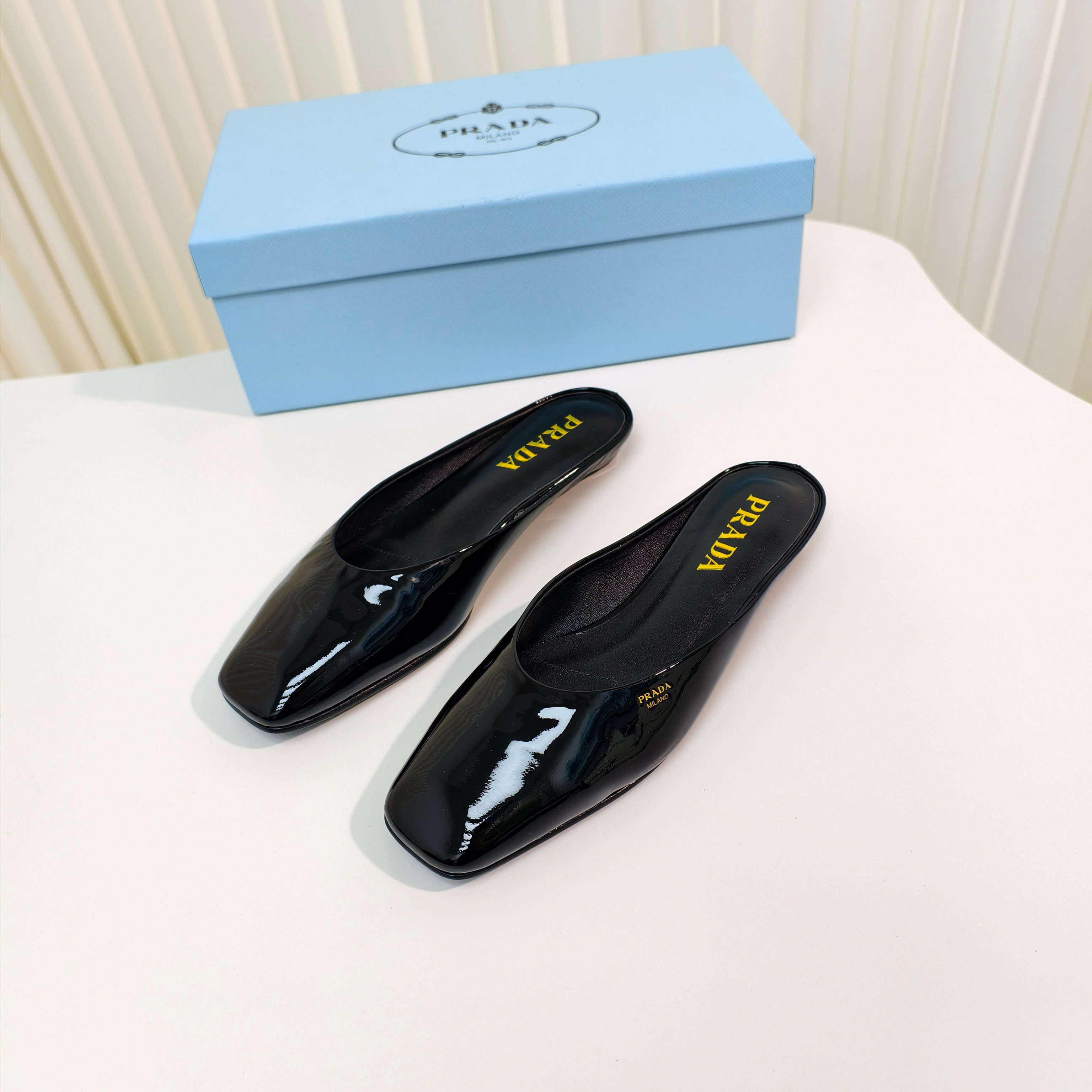 NO:265504,Original development and purchasing grade PRADA/Prada 25ss Spring and summer new style, flat heel square head behind the empty half-drag. The simple design is probably its favorite point. It is not the kind that is rampant. It has its own brand personality. Imported calf patent leather fabric imported, mixed-bred sheepskin inside, large sole Italian leather big sole (original molded injection-molded bottom) Heel height 2cm Size35-39 (34.40.41.42 Custom made no return or exchange), semi-drag, prada, prada, sheepskin, Leather soles19860909原版开发代购级 PRADA/普拉达 25ss 春夏新款 平跟方头后空半拖 简单的设计大概就是它最让人喜欢的点 不是烂大街的那种 很有自己的品牌个性 面料进口小牛漆皮 内里进口混种羊皮 大底意大利真皮大底（原版来开模注塑大底） 跟高2cm Size35-39（34.40.41.42 订做不退换）,半拖,prada,prada,sheepskin,Leather soles,Women's Shoes