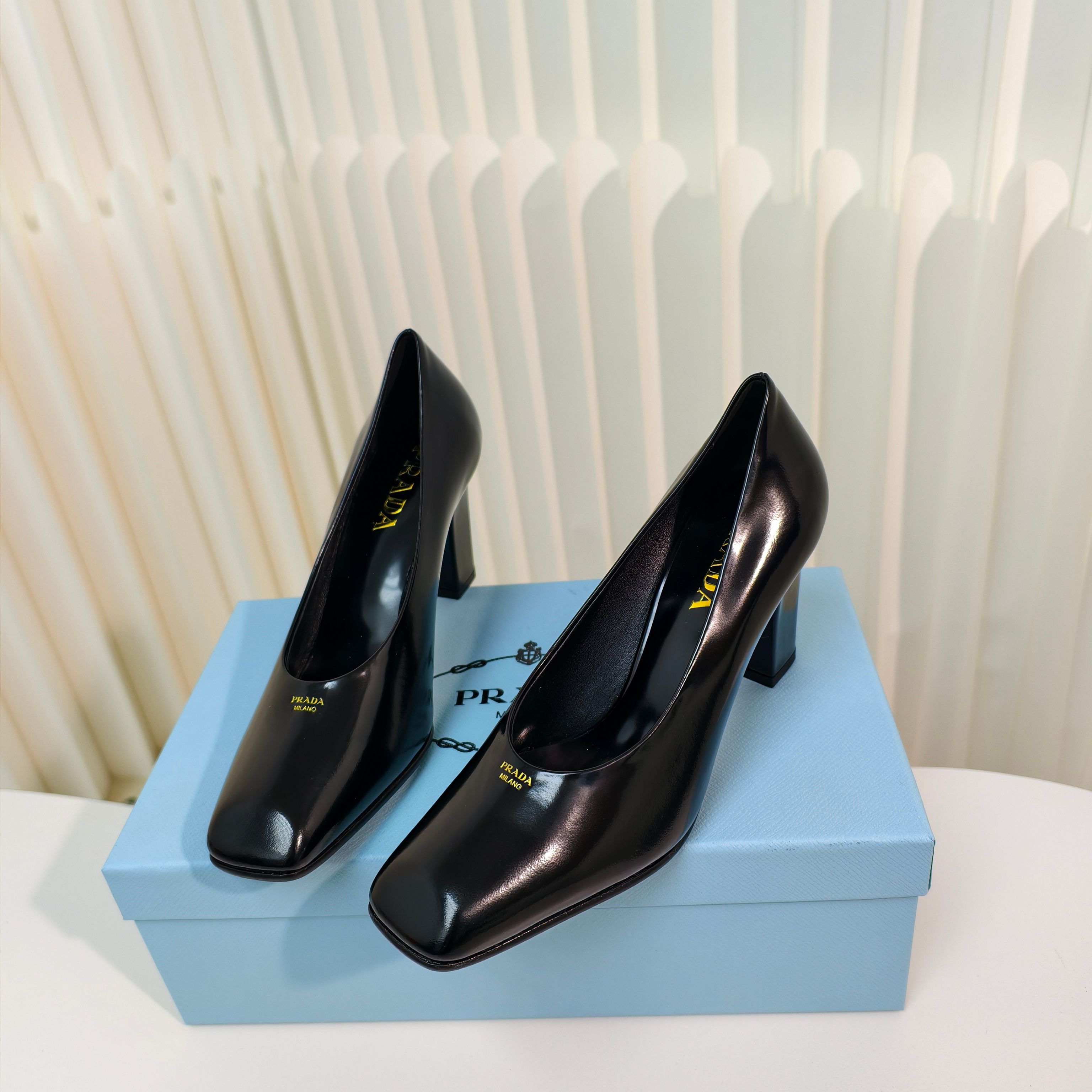 NO:388971,Original development purchasing grade single shoes PRADA/Prada 25ss Spring and summer new style thick heel square toe single shoes sandals Simple design is probably its favorite point, not the kind that is rampant, very own brand personality, imported calf patent leather fabric imported mixed-bred sheepskin outsole Italian leather outsole (original molded and injection-molded sole) Heel height 8.5cm Size35-39 (34.40.41 Custom made no return), high heels single shoes, prada, prada, sandals, high heels, sheepskin, Leather soles19860909原版开发代购级单鞋 PRADA/普拉达 25ss 春夏新款 粗跟 方头 单鞋 凉鞋 简单的设计大概就是它最让人喜欢的点 不是烂大街的那种 很有自己的品牌个性 面料进口小牛漆皮 内里进口混种羊皮 大底意大利真皮大底（原版来开模注塑大底） 跟高8.5cm Size35-39（34.40.41 订做不退换）,高跟鞋单鞋,prada,prada,sandals,high heels,sheepskin,Leather soles,Women's Shoes