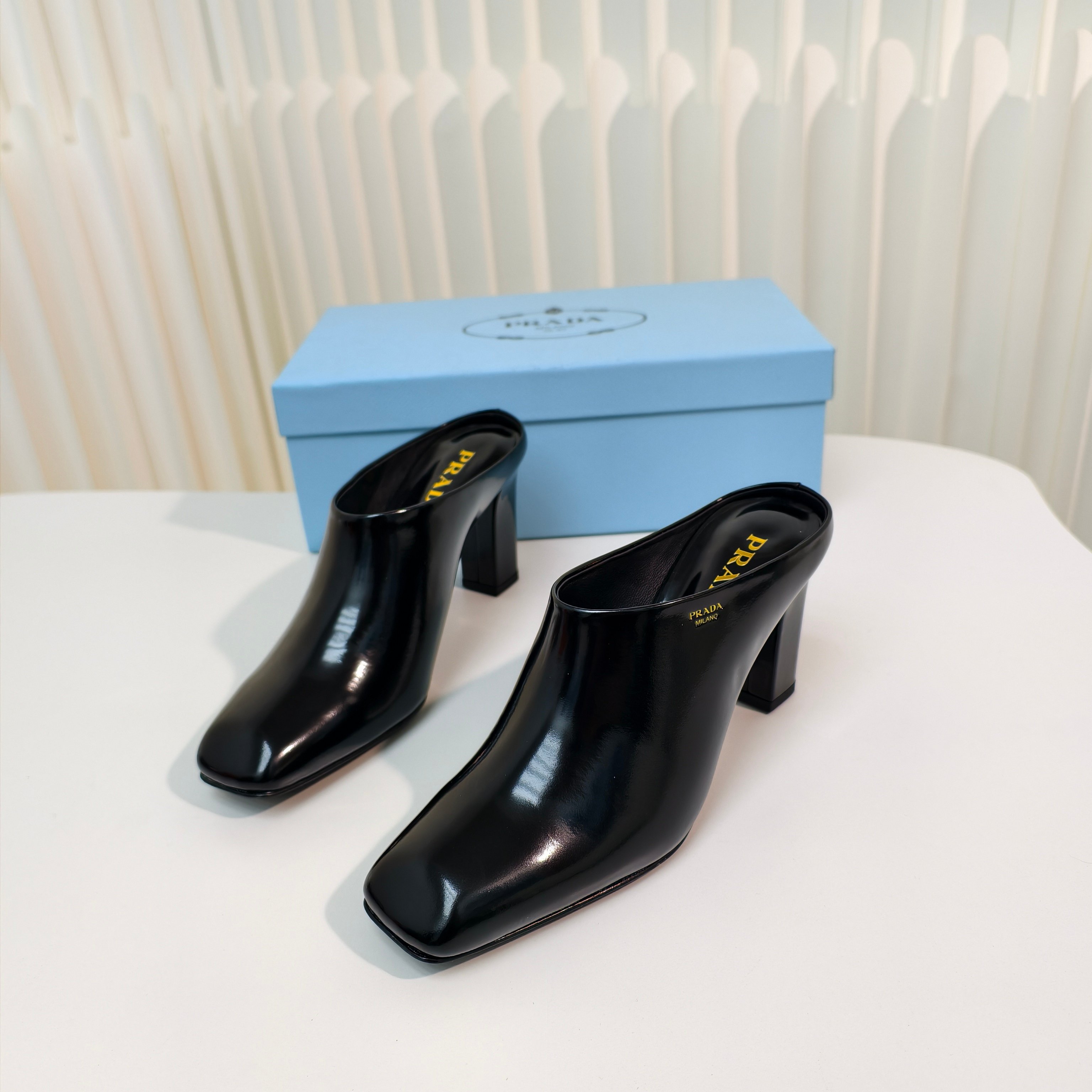 NO:265522,Original development and purchasing grade empty sandals PRADA/Prada 25ss Spring and summer new style thick heel square toe high heels semi-tork Simple design is probably its favorite point, not the kind that is rampant, very own brand personality, imported calf patent leather fabric imported mixed-bred sheepskin outsole Italian leather outsole (original version for molding and injection molding outsole) Heel height 8.5cm Size35-39 (34.40.41 Custom made no return), high heels sandals, prada, prada, sandals, high heels, sheepskin, Leather soles19860909原版开发代购级后空凉鞋 PRADA/普拉达 25ss 春夏新款 粗跟 方头 高跟 半拖 简单的设计大概就是它最让人喜欢的点 不是烂大街的那种 很有自己的品牌个性 面料进口小牛漆皮 内里进口混种羊皮 大底意大利真皮大底（原版来开模注塑大底） 跟高8.5cm Size35-39（34.40.41 订做不退换）,高跟鞋凉鞋,prada,prada,sandals,high heels,sheepskin,Leather soles,Women's Shoes