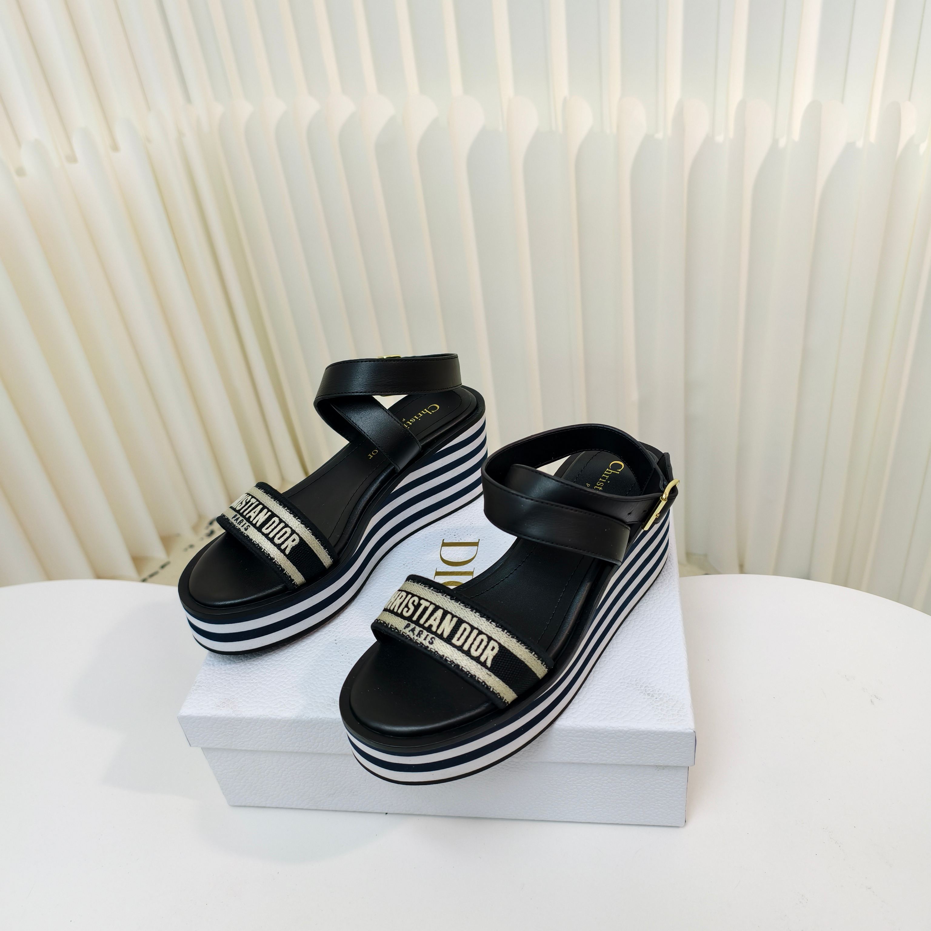 NO:252866,D's summer new model is launched in advance, thick-soled wedge buckle sandals. This Dway wedge sandals is a classic item that has been updated for a long time. The cotton upper is embroidered with Christian DiorParis logo, and the recognizable and adjustable cowhide leather lace-up buckle, exquisitely decorated with nude feet, cowhide foot pads, light micro-porous material 7 cm wedge is decorated with blue and white stripes to add elegant temperament to various shapes of this season. Micro-porous material rubber sole. Size: size 34-42 (34-40-41-42 custom-made without return or replacement), slippers sandals, dior, dior, sandals, slippers, cowhide19860909D家夏季新款提前上线啦加厚底坡跟扣带凉鞋这款Dway坡跟凉鞋是一款历久弥新的经典单品,棉质鞋面饰以 Christian DiorParis 标志刺绣,富有辨识度可调节的同色调牛皮革系带搭配搭扣,精巧地装饰脚裸,牛皮垫脚,轻盈的微孔材质7厘米坡跟饰以蓝色和白色条纹可为本季的各式造型增添高雅气质,微孔材质橡胶鞋底. Size:34-42码（34-40-41-42定做不退不换）,拖鞋凉鞋,dior,dior,sandals,slippers,cowhide,Women's Shoes