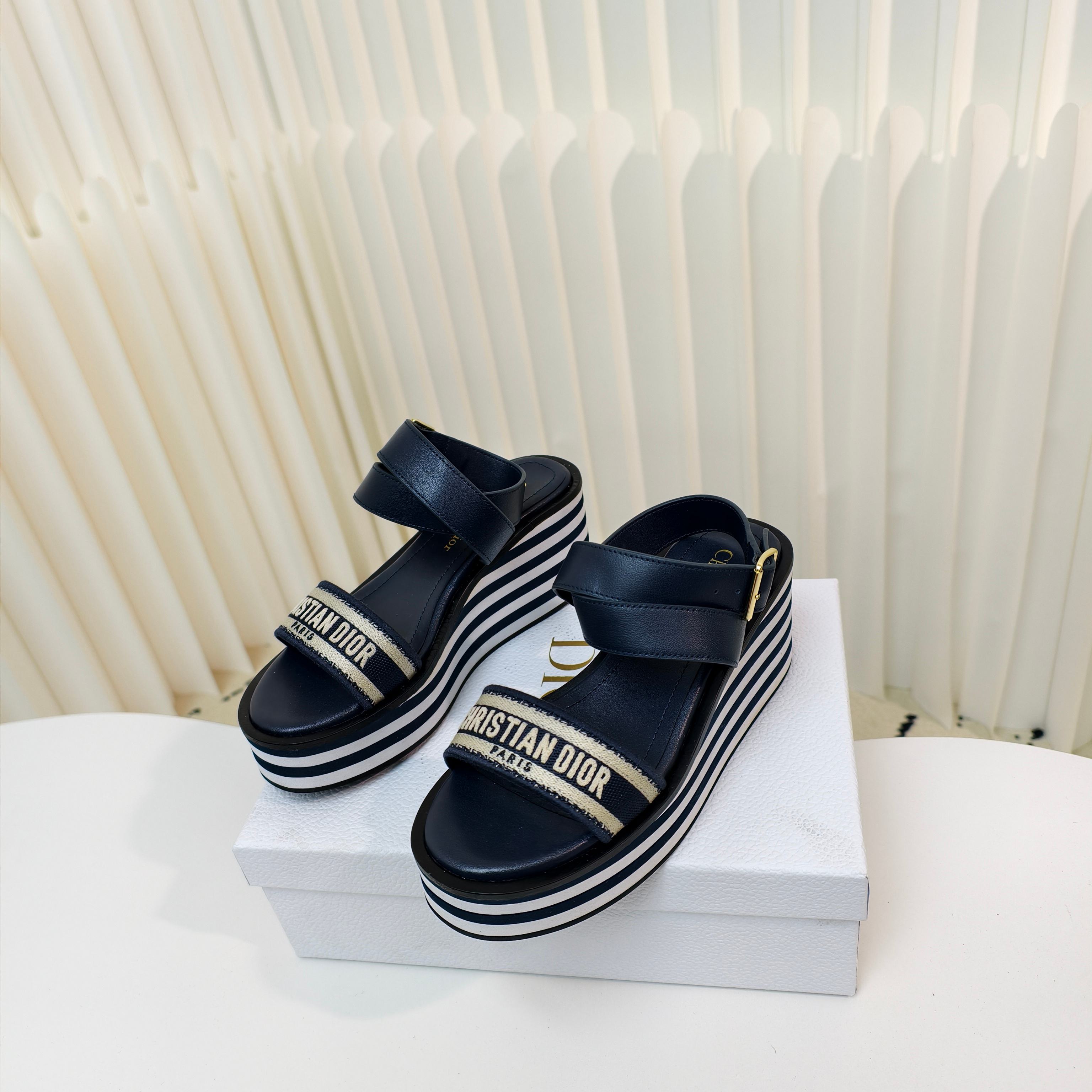 NO:252832,D's summer new model is launched in advance, thick-soled wedge buckle sandals. This Dway wedge sandals is a classic item that has been updated for a long time. The cotton upper is embroidered with Christian DiorParis logo, and the recognizable and adjustable cowhide leather lace-up buckle, exquisitely decorated with nude feet, cowhide foot pads, light micro-porous material 7 cm wedge is decorated with blue and white stripes to add elegant temperament to various shapes of this season. Micro-porous material rubber sole. Size: size 34-42 (34-40-41-42 custom-made without return or replacement), slippers sandals, dior, dior, sandals, slippers, cowhide19860909D家夏季新款提前上线啦加厚底坡跟扣带凉鞋这款Dway坡跟凉鞋是一款历久弥新的经典单品,棉质鞋面饰以 Christian DiorParis 标志刺绣,富有辨识度可调节的同色调牛皮革系带搭配搭扣,精巧地装饰脚裸,牛皮垫脚,轻盈的微孔材质7厘米坡跟饰以蓝色和白色条纹可为本季的各式造型增添高雅气质,微孔材质橡胶鞋底. Size:34-42码（34-40-41-42定做不退不换）,拖鞋凉鞋,dior,dior,sandals,slippers,cowhide,Women's Shoes