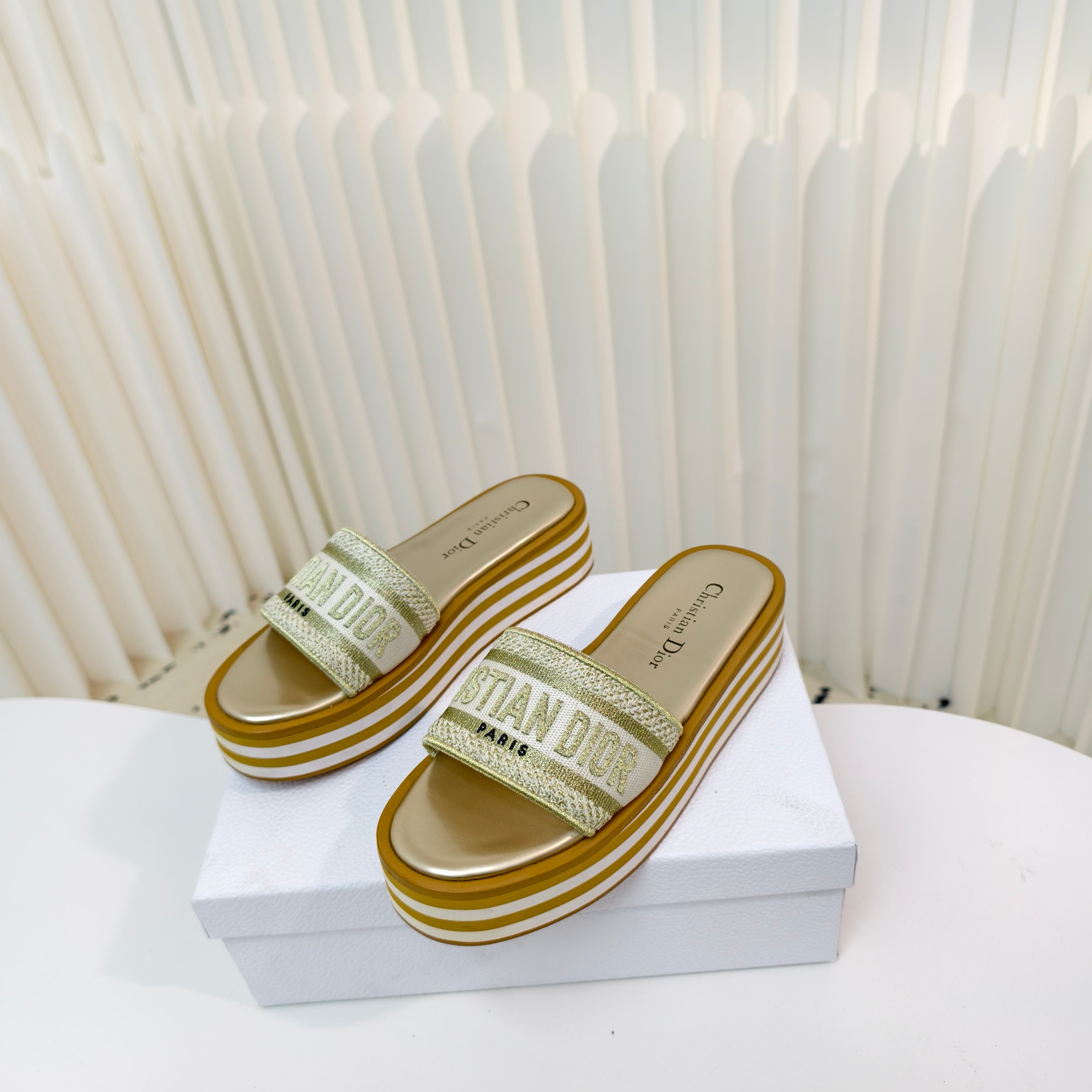 NO:252837,D's new summer model is launched in advance, with thick sole height-enhancing classic sandals. This Dway thick sole sandals are fashionable and casual. The upper is made of cotton style and embroidered with ChristianDior Paris logo, which is recognizable. Paired with a light micro-porous thick sole, color-blocking stripes, can enhance the style of this season. The upper material is cotton fabric, padded TPU insole, micro-porous and rubber thick sole pin is engraved with ChristianDior's lucky star symbol. Size: 34-42 size (34-40-41-42 custom made without return or replacement), slippers, dior, dior, sandals, slippers19860909D家夏季新款提前上线啦加厚底增高经典凉拖这款Dway 厚底凉拖时尚休闲.鞋面采用棉质款式,饰以 ChristianDior Paris 标志刺绣,富有辨识度.搭配轻盈的微孔材质厚底计以拼色条纹可为本季的各式装扮提升格调. 帮面材质棉质织物 加垫TPU内底,微孔材质和橡胶厚底销刻有ChristianDior的幸运星符号. Size:34-42码（34-40-41-42定做不退不换）,拖鞋凉鞋,dior,dior,sandals,slippers,Women's Shoes