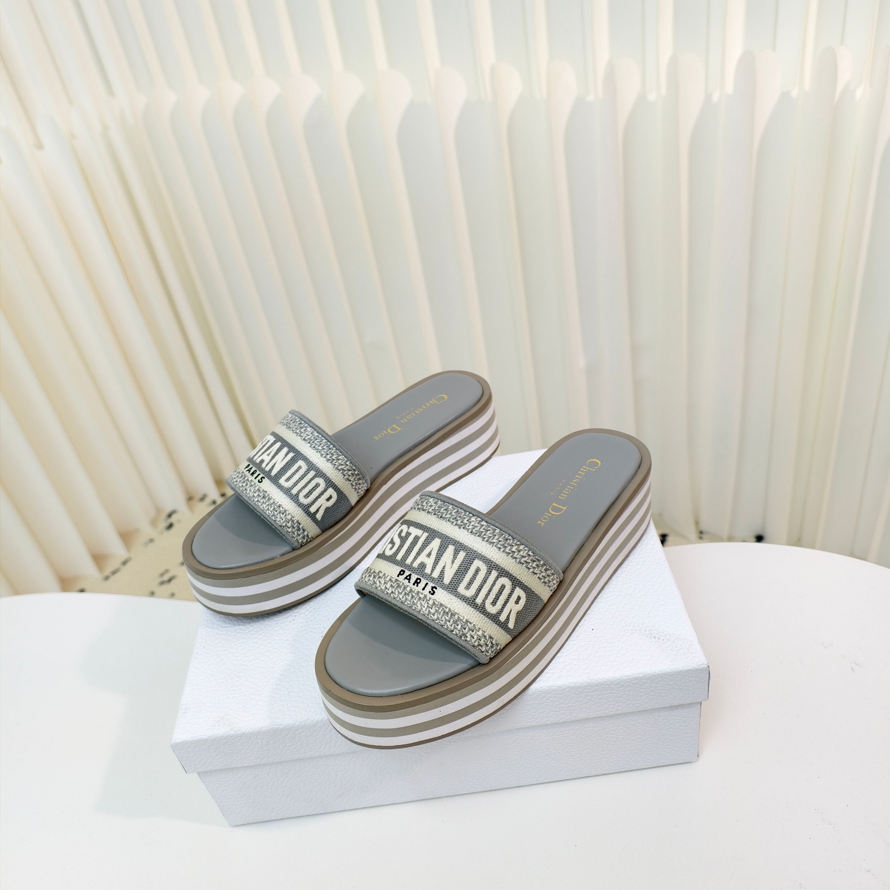 NO:252842,D's new summer model is launched in advance, with thick sole height-enhancing classic sandals. This Dway thick sole sandals are fashionable and casual. The upper is made of cotton style and embroidered with ChristianDior Paris logo, which is recognizable. Paired with a light micro-porous thick sole, color-blocking stripes, can enhance the style of this season. The upper material is cotton fabric, padded TPU insole, micro-porous and rubber thick sole pin is engraved with ChristianDior's lucky star symbol. Size: 34-42 size (34-40-41-42 custom made without return or replacement), slippers, dior, dior, sandals, slippers19860909D家夏季新款提前上线啦加厚底增高经典凉拖这款Dway 厚底凉拖时尚休闲.鞋面采用棉质款式,饰以 ChristianDior Paris 标志刺绣,富有辨识度.搭配轻盈的微孔材质厚底计以拼色条纹可为本季的各式装扮提升格调. 帮面材质棉质织物 加垫TPU内底,微孔材质和橡胶厚底销刻有ChristianDior的幸运星符号. Size:34-42码（34-40-41-42定做不退不换）,拖鞋凉鞋,dior,dior,sandals,slippers,Women's Shoes