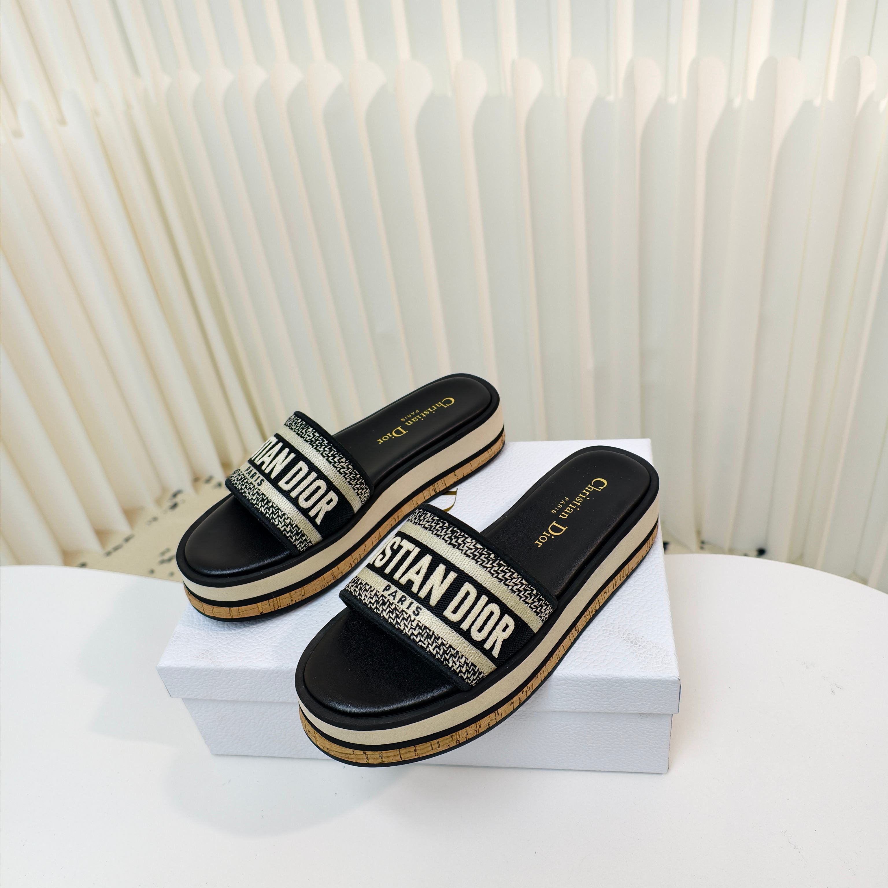 NO:252847,D's new summer model is launched in advance, with thick sole height-enhancing classic sandals. This Dway thick sole sandals are fashionable and casual. The upper is made of cotton style and embroidered with ChristianDior Paris logo, which is recognizable. Paired with a light micro-porous thick sole, color-blocking stripes, can enhance the style of this season. The upper material is cotton fabric, padded TPU insole, micro-porous and rubber thick sole pin is engraved with ChristianDior's lucky star symbol. Size: 34-42 size (34-40-41-42 custom made without return or replacement), slippers, dior, dior, sandals, slippers19860909D家夏季新款提前上线啦加厚底增高经典凉拖这款Dway 厚底凉拖时尚休闲.鞋面采用棉质款式,饰以 ChristianDior Paris 标志刺绣,富有辨识度.搭配轻盈的微孔材质厚底计以拼色条纹可为本季的各式装扮提升格调. 帮面材质棉质织物 加垫TPU内底,微孔材质和橡胶厚底销刻有ChristianDior的幸运星符号. Size:34-42码（34-40-41-42定做不退不换）,拖鞋凉鞋,dior,dior,sandals,slippers,Women's Shoes