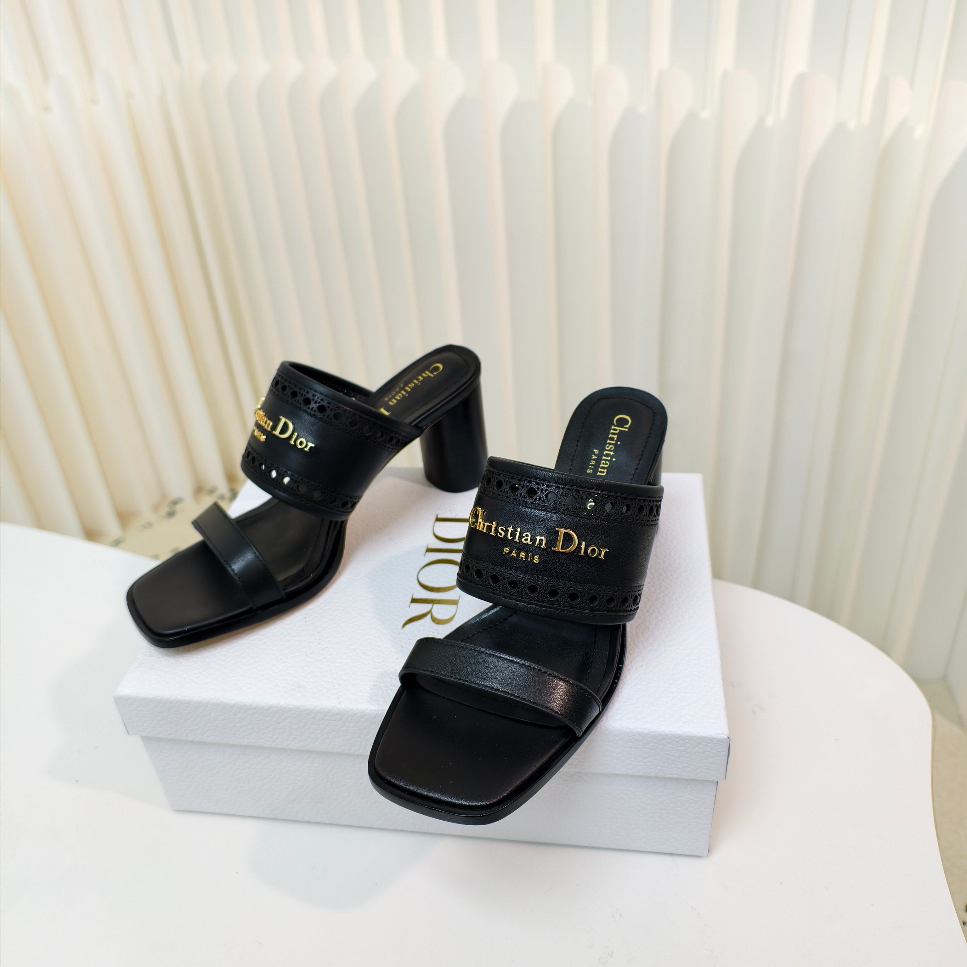 NO:252858,D-Lane summer new model is launched in advance, rattan plaid hollow round heel high heel sandals. This D-Lane heel sandals show the classic style cowhide upper, displays hollow rattan plaid pattern, and is decorated with a gold-finished metal Christian Dior Paris logo, which is recognizable. The leather insole creates a comfortable and extraordinary dress, and the 7.5cm cylindrical heel injects elegant atmosphere to all kinds of outfits this season. The upper material cowhide leather outsole: Italian imported leather outsole Size: size 34-43 (34.40.41.42.43 not returned or replaced), high heels, dior, dior, high heels, cowhide, Leather soles19860909D家夏季新款提前上线啦藤格纹镂空圆跟高跟凉拖这款D-Lane 带跟凉拖彰显经典风格牛皮革鞋面,展示镂空藤格纹图案,饰以金色饰面金属ChristianDior Paris 标志,富有辨识度.皮革内底打造舒适非凡的穿着,跟高7.5cm圆柱形鞋跟为本季各式装扮注入高雅气息. 帮面材质牛皮革 大底:意大利进口真皮大底 Size:34-43码（34.40.41.42.43不退不换）,高跟鞋,dior,dior,high heels,cowhide,Leather soles,Women's Shoes