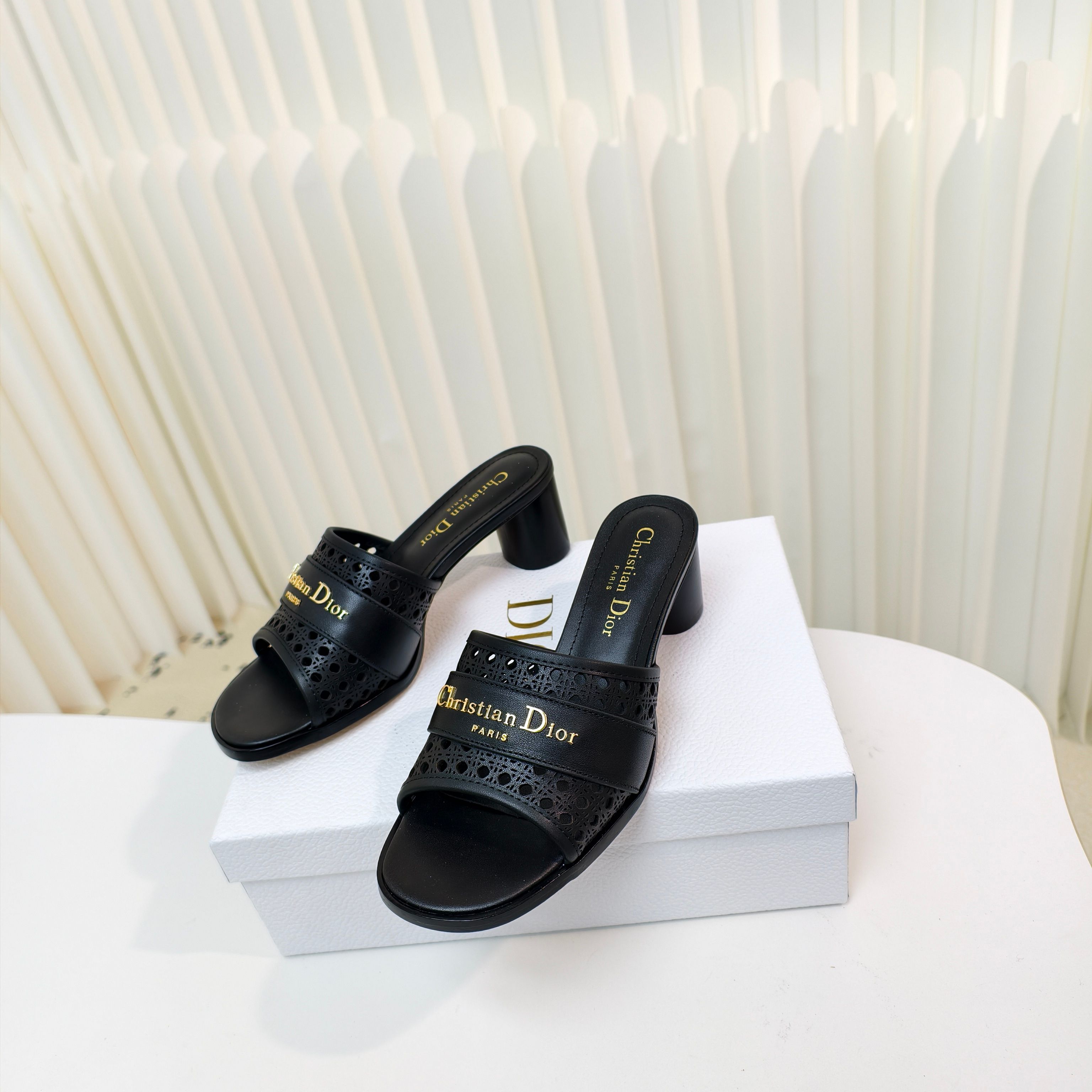 NO:252862,D-Lane summer new model is launched in advance, the D-Lane plaid hollow round heel high heel sandals are the classic style cowhide upper, displaying hollow rattan plaid pattern, decorated with gold-finished metal Christian Dior Paris logo, which is recognizable. The leather insole creates a comfortable and extraordinary dress, and the 5.5cm cylindrical heel injects elegant atmosphere to all kinds of outfits this season. The upper material cowhide leather outsole: Italian imported leather outsole Size: size 34-43 (34.40.41.42.43 not returned or replaced), slippers, dior, dior, slippers, cowhide, Leather soles19860909D家夏季新款提前上线啦藤格纹镂空圆跟高跟凉拖这款D-Lane 带跟凉拖彰显经典风格牛皮革鞋面,展示镂空藤格纹图案,饰以金色饰面金属ChristianDior Paris 标志,富有辨识度.皮革内底打造舒适非凡的穿着,跟高5.5cm圆柱形鞋跟为本季各式装扮注入高雅气息. 帮面材质牛皮革 大底:意大利进口真皮大底 Size:34-43码（34.40.41.42.43不退不换）,拖鞋,dior,dior,slippers,cowhide,Leather soles,Women's Shoes