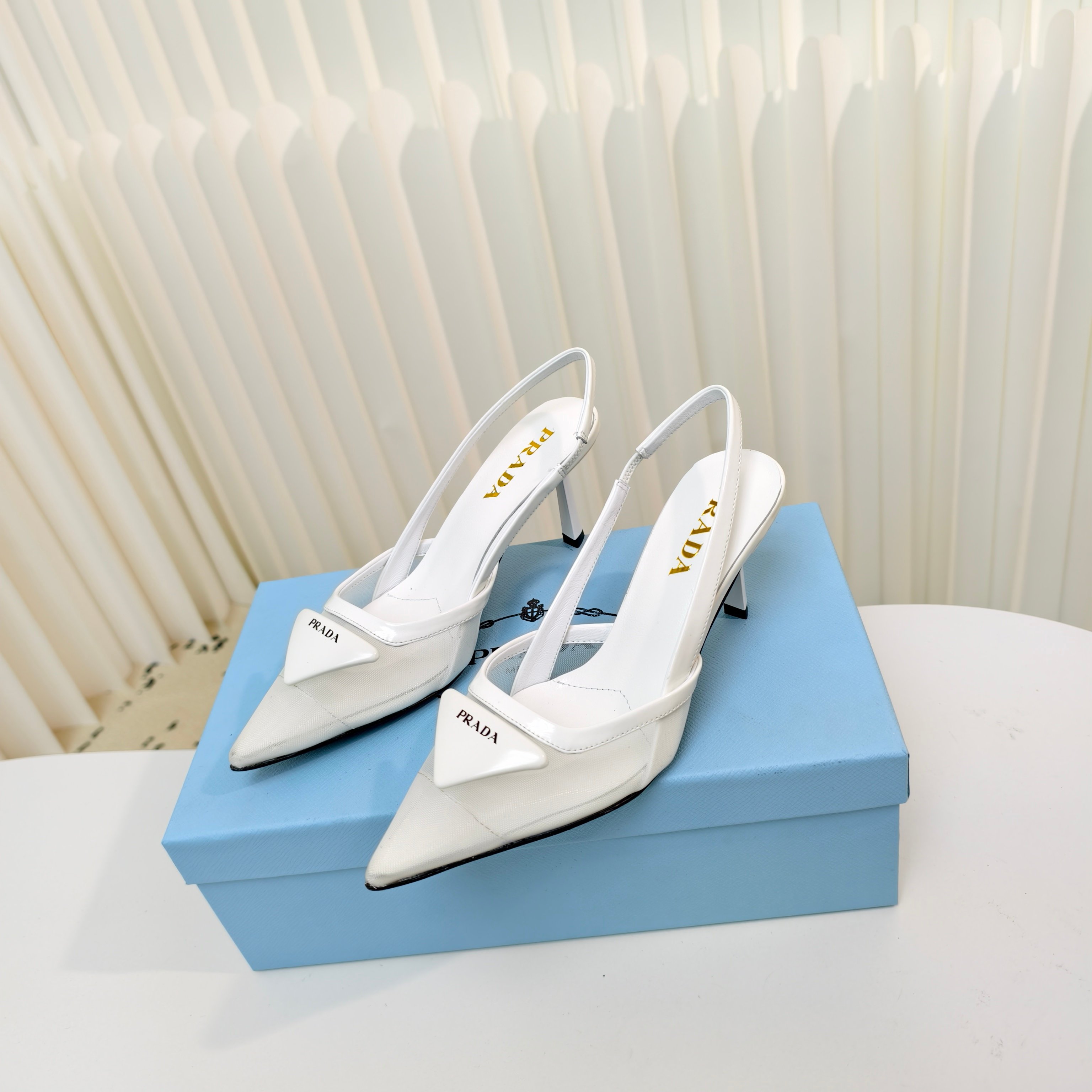 NO:265509,Prada Summer New Style – Mesh Fabric Back Trim Pointed High Heels This high heels are made of new materials. The mesh upper is breathable and looming, reshaping the classic design with details, exuding contemporary charm. It presents conical lines and is decorated with the iconic triangle logo. The inner and footbeds are made of sheepskin, soft and comfortable. Painted heels, heel height 7.5cm. Size 34-42 size (34.40.41.42 custom-made non-return and exchange), high heels sandals, prada, sandals, high heels, sheepskin19860909Prada夏季新款––网眼织物后饰带尖头高跟鞋这款高跟鞋采用全新材质,网眼鞋面透气又若隐若现的呈现,与细节重塑经典设计,散发当代魅力.呈现锥形线条,饰有标志性的三角形徽标.内里与垫脚采用羊皮,柔软舒适.烤漆鞋跟,跟高7.5cm. Size34-42码(34.40.41.42定做不退换),高跟鞋凉鞋,prada,sandals,high heels,sheepskin,Women's Shoes