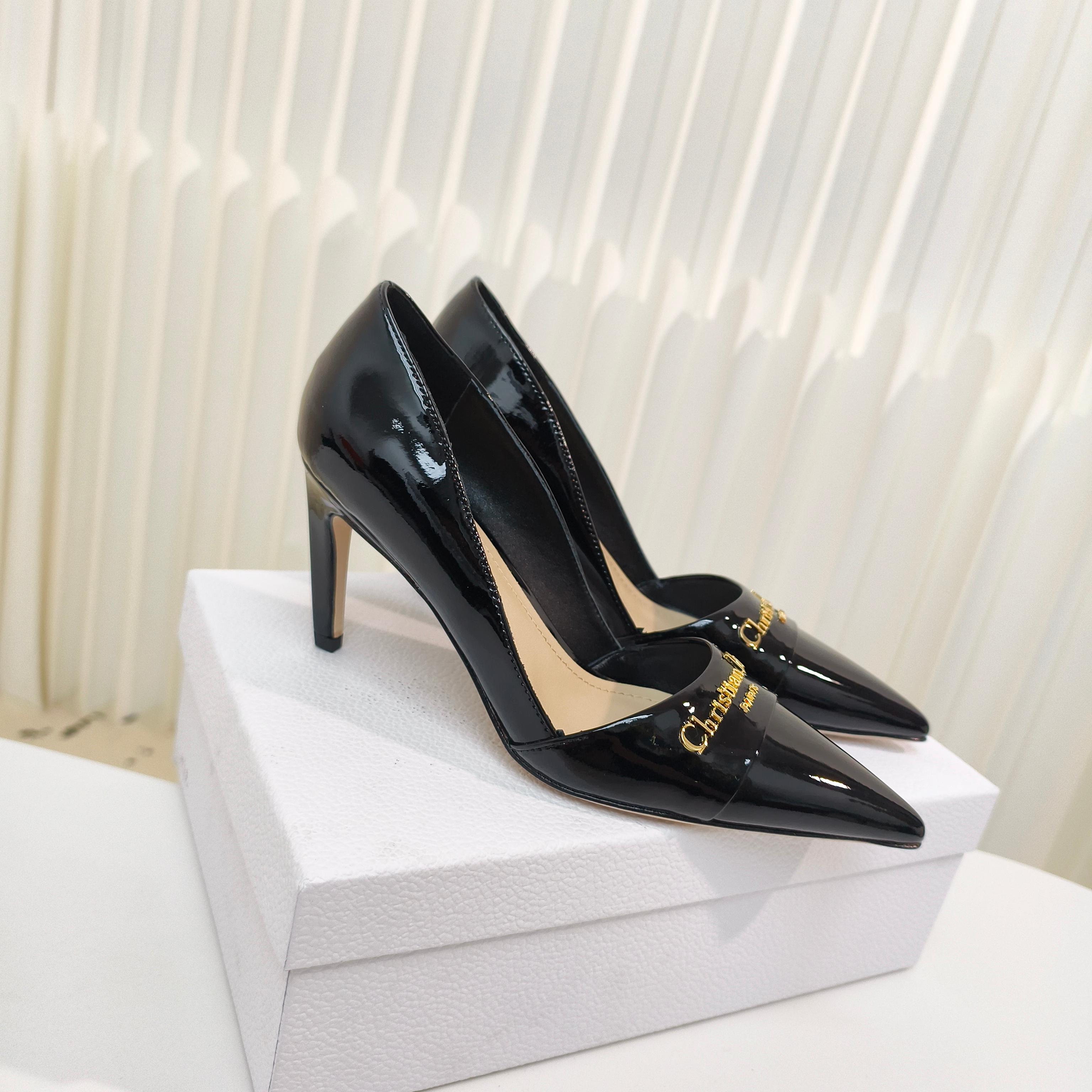 NO:239805,Dior 2025 Dior Spring and Summer pointed high heel shoes. The upper is made of imported cow patent leather and is decorated with classic brand logo. The pointed toe design has a more ladylike and elegant style. It is simply a model work of Dior, a single shoe series high heel shoes, which is exquisite. Every pair of Buddhas is a work of art, integrating nobility and elegance!  Heels with a flat bottom of 1cm, medium heels 5cm, high heels Size: 34-42 sizes (34.40.41.42 custom made without return or replacement), single shoes, dior, dior, high heels19860909Dior 2025迪奥春夏尖头高跟单鞋 鞋面采用进口牛漆皮全手工制作,配品牌经典logo加以修饰,尖头设计更有淑女优雅之风,简直单鞋系列高跟鞋Dior典范之作,精致绝伦,每一双放佛都是艺术品,集高贵优雅于一体！ 跟高平底1cm,中跟5cm,高跟8cm Size:34-42码（34.40.41.42定做不退不换）,单鞋,dior,dior,high heels,Women's Shoes