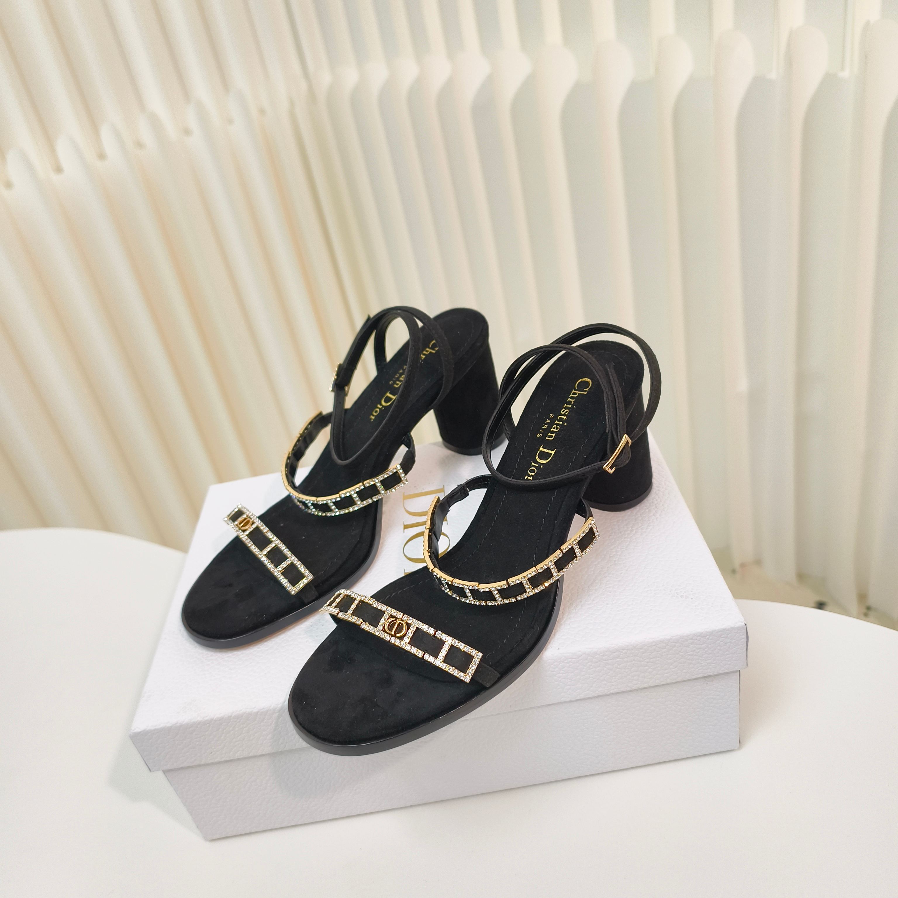 NO:239790,Dior 2025 Spring and Summer Rhinestone Cross-Band Exposed-toed High Heel Sandals This Diorissime Heeled Sandal is a new product in the 2025 Spring and Summer Ready-to-wear series, exquisite and fashionable. The slender black suede sheepskin lace-up is decorated with a gold-finished metal chain link with a silver-tone imitation crystal, highlighting the charm of high-order ordering. The first lace-up is decorated with a gold-finished metal CD logo. The style is exquisite, and the buckle adjustable lace-up embellishes the ankle, which complements the 8 cm cylindrical heel, which can add elegant temperament to all kinds of shapes. Heel height 8cm Size: size 34-43 (34.40.41.42.43 custom-made, no return or replacement), sandals, dior, sandals, sheepskin19860909Dior 2025春夏水钻交叉带露趾高跟凉鞋这款Diorissime 带跟凉鞋是二零二五春夏成衣系列新品,精美时尚.纤细的黑色绒面羊皮革系带,与饰以密镶银色调仿水晶的金色饰面金属链节交相辉映,彰显高订魅力.第一条系带饰以金色饰面金属CD标志.款式精美,搭配搭扣的可调节系带点缀脚踝,与8厘米圆柱形鞋跟相得益彰,可为各式造型增添高雅气质. 跟高8cm Size:34-43码（34.40.41.42.43定做不退不换）,凉鞋,dior,sandals,sheepskin,Women's Shoes