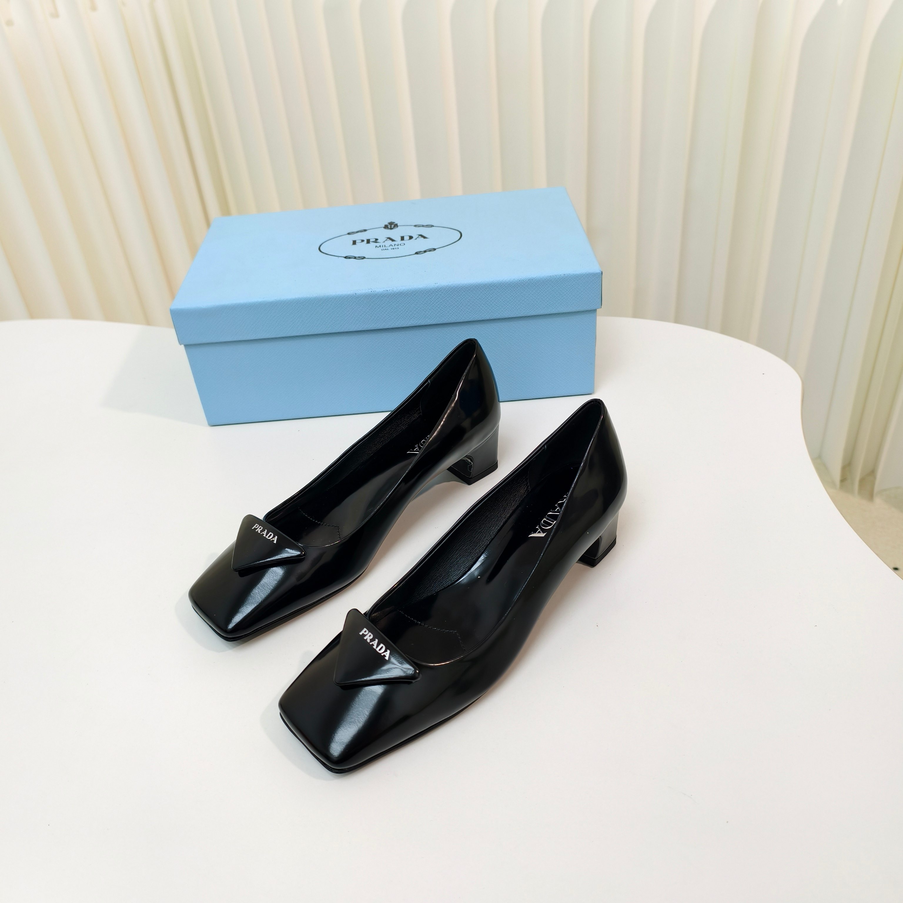 NO:388954,Prada 25 spring and summer square patent leather/opening bead thick heel Mary Jane single shoes spring and summer hot new styles that coexist with lazy and elegant Mary Jane is here!  Square toe thick heel design can perfectly show the foot shape. Material patent leather/open-edge beaded cowhide inner sheepskin outsole imported from Italy Size 34-42 size (34-40-41-42 custom made without return or exchange), high heels single shoes, prada, prada, mary jane, high heels, cowhide, sheepskin, Leather soles19860909Prada普拉达25春夏款方头漆皮/开边珠粗跟玛丽珍单鞋春夏热门新款慵懒与优雅并存的玛丽珍来啦！方头粗跟设计可以完美的展示脚型. 材质漆皮/开边珠牛皮 内里羊皮里 大底意大利进口真皮大底 尺码34-42码(34-40-41-42定做不退换),高跟鞋单鞋,prada,prada,mary jane,high heels,cowhide,sheepskin,Leather soles,Women's Shoes