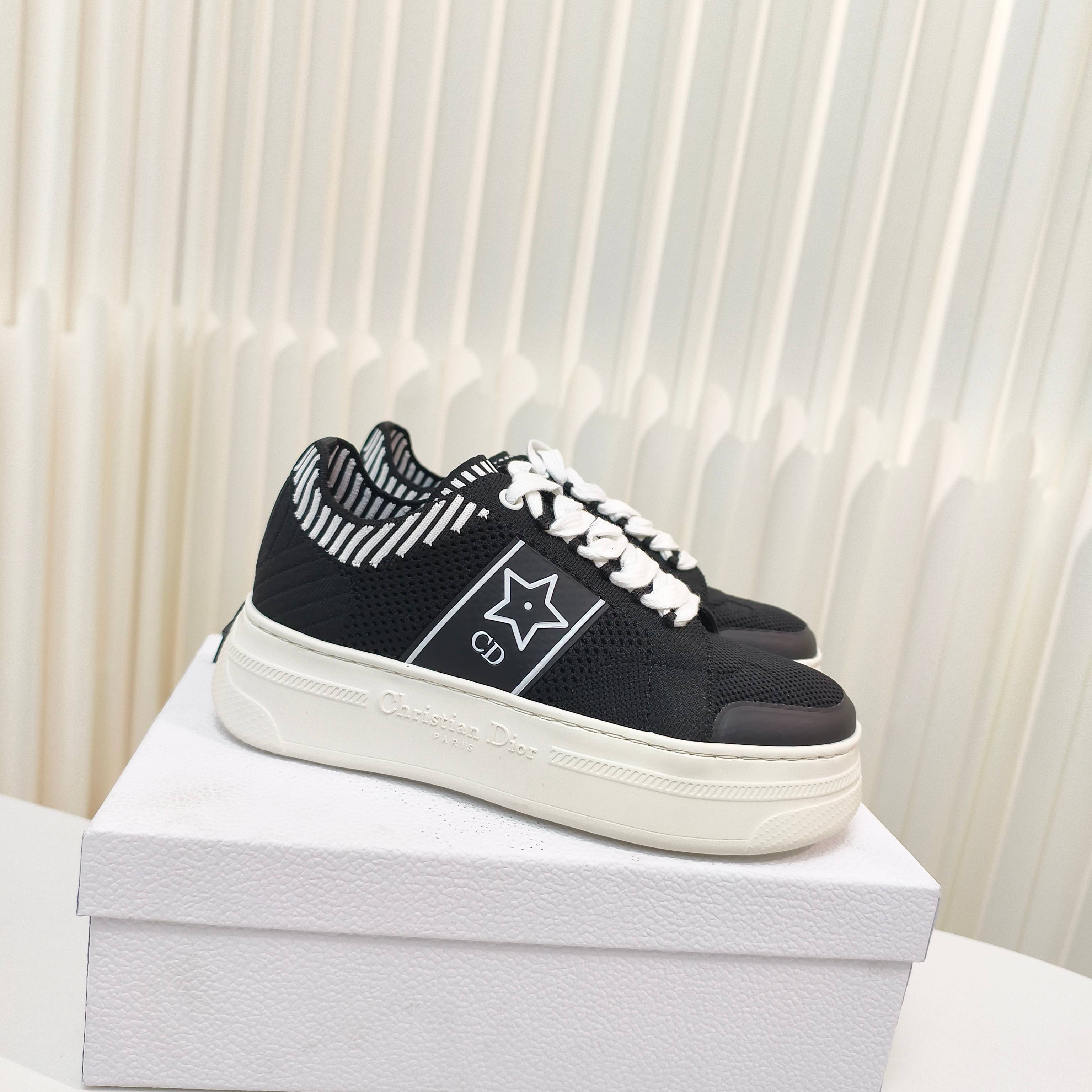 NO:383370,Dior 25 Spring and Summer Star Thickened Solves with Extended Sneakers are unique in their design: carefully crafted from white mesh fabric, with black CD logo and star pattern on the sides, and the tongue is embellished with Christian Dior Paris logo. Paired with a classic light sole, light and comfortable, suitable for all seasons, it can be matched with various casual styles to add the finishing touch. Breathable technology fabric on the main body Liquid technology fabric + cowhide leather The tongue is embellished with Christian Dior Paris logo on the sides The side is embellished with CD logo and star pattern on the rubber sole is embellished with Christian Dior lucky star symbol  Size: size 35-41 (40.41 custom made without return or replacement), casual shoes/sports shoes, dior, dior, sneakers, cowhide19860909Dior 迪奥25春夏意Star 加厚底增高运动鞋经久不衰的设计别具一格:采用白色网眼织物精心制作,侧面饰以黑色 CD 标志和星星图案,鞋舌点缀以 Christian Dior Paris 标志.搭配经典轻薄鞋底,轻盈舒适,四季皆宜,可与各式休闲造型搭配,增添点睛之笔. 主体透气科技面料 里料科技面料+牛皮革 鞋舌饰以 Christian Dior Paris 标志 侧面饰以 CD 标志和星星图案 橡胶鞋底饰以 Christian Dior 的幸运星符号 Size:35-41码（40.41定做不退不换）,休闲鞋/运动鞋,dior,dior,sneakers,cowhide,Women's Shoes