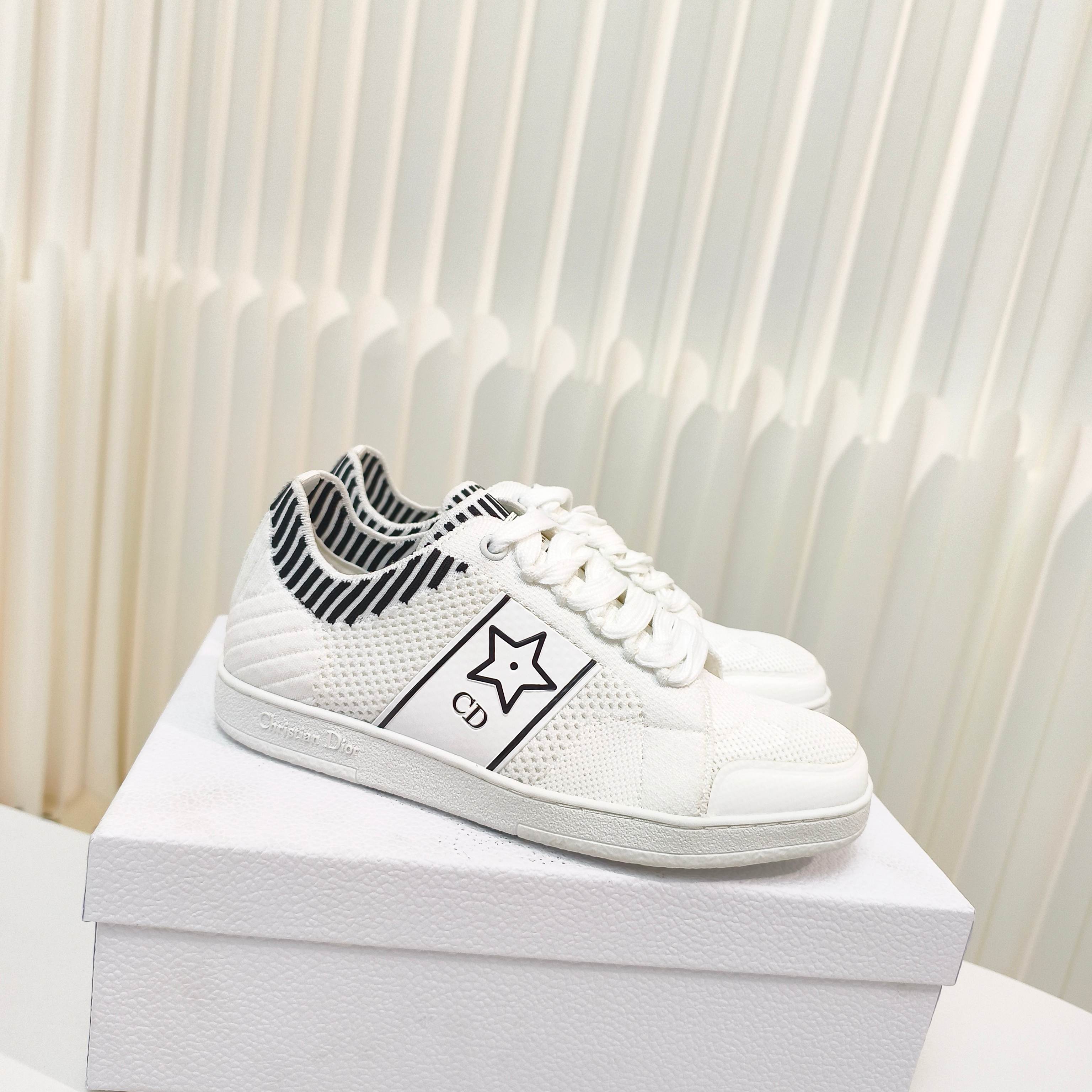 NO:383337,Dior 25 Spring and Summer Star thin-soled casual sneakers have a unique design: carefully crafted from white mesh fabric, with black CD logo and star pattern on the sides, and the tongue is embellished with Christian Dior Paris logo. Paired with a classic light sole, it is light and comfortable, suitable for all seasons. It can be matched with various casual styles to add the finishing touch. Breathable technology fabric on the main body Liquid technology fabric + cowhide leather The tongue is embellished with Christian Dior Paris logo on the sides The side is embellished with CD logo and star pattern on the rubber sole is embellished with Christian Dior lucky star symbol  Size: size 35-41 (40.41 custom made without return or replacement), casual shoes/sports shoes, dior, dior, sneakers, cowhide19860909Dior 迪奥25春夏意Star 薄底休闲运动鞋经久不衰的设计别具一格:采用白色网眼织物精心制作,侧面饰以黑色 CD 标志和星星图案,鞋舌点缀以 Christian Dior Paris 标志.搭配经典轻薄鞋底,轻盈舒适,四季皆宜,可与各式休闲造型搭配,增添点睛之笔. 主体透气科技面料 里料科技面料+牛皮革 鞋舌饰以 Christian Dior Paris 标志 侧面饰以 CD 标志和星星图案 橡胶鞋底饰以 Christian Dior 的幸运星符号 Size:35-41码（40.41定做不退不换）,休闲鞋/运动鞋,dior,dior,sneakers,cowhide,Women's Shoes
