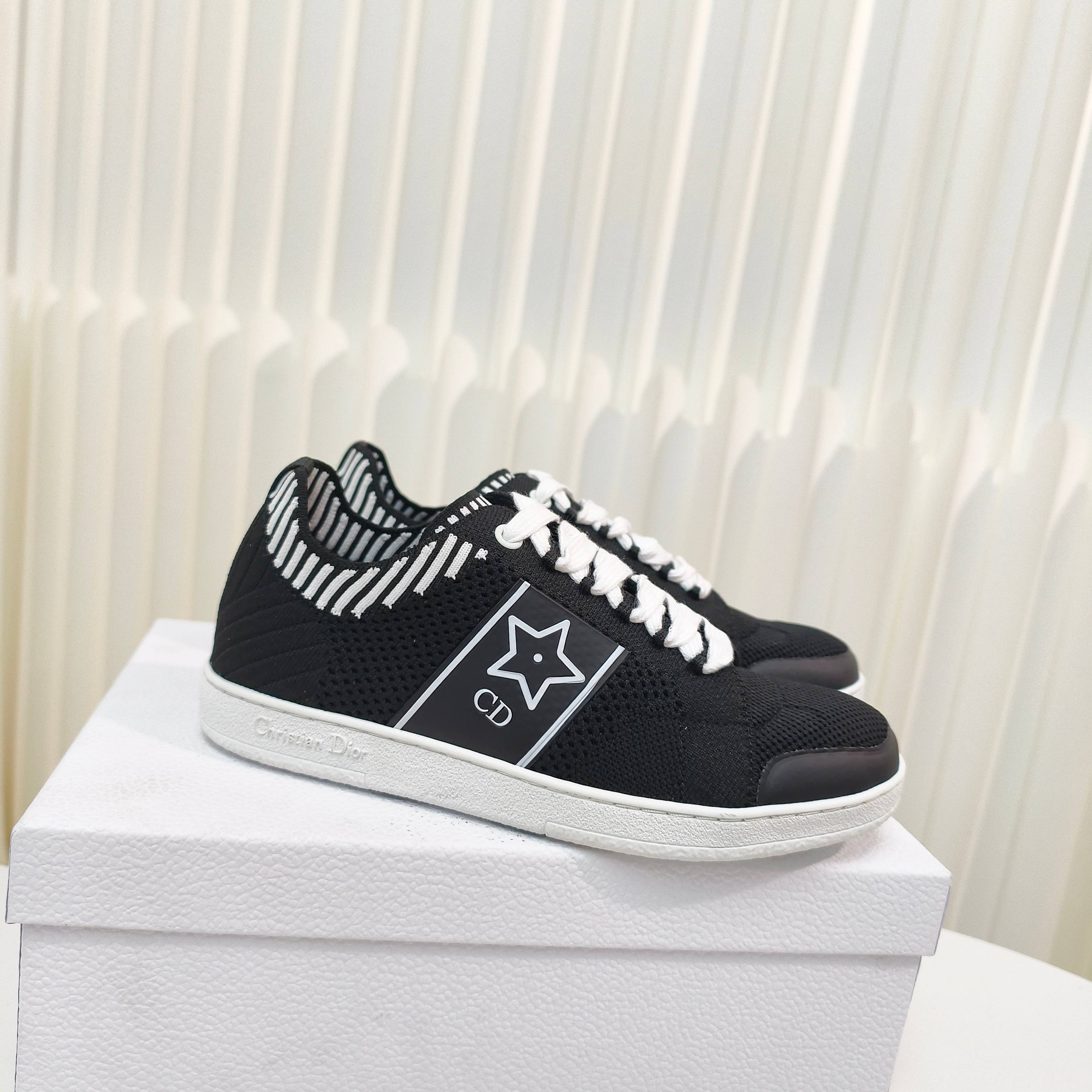 NO:383340,Dior 25 Spring and Summer Star thin-soled casual sneakers have a unique design: carefully crafted from white mesh fabric, with black CD logo and star pattern on the sides, and the tongue is embellished with Christian Dior Paris logo. Paired with a classic light sole, it is light and comfortable, suitable for all seasons. It can be matched with various casual styles to add the finishing touch. Breathable technology fabric on the main body Liquid technology fabric + cowhide leather The tongue is embellished with Christian Dior Paris logo on the sides The side is embellished with CD logo and star pattern on the rubber sole is embellished with Christian Dior lucky star symbol  Size: size 35-41 (40.41 custom made without return or replacement), casual shoes/sports shoes, dior, dior, sneakers, cowhide19860909Dior 迪奥25春夏意Star 薄底休闲运动鞋经久不衰的设计别具一格:采用白色网眼织物精心制作,侧面饰以黑色 CD 标志和星星图案,鞋舌点缀以 Christian Dior Paris 标志.搭配经典轻薄鞋底,轻盈舒适,四季皆宜,可与各式休闲造型搭配,增添点睛之笔. 主体透气科技面料 里料科技面料+牛皮革 鞋舌饰以 Christian Dior Paris 标志 侧面饰以 CD 标志和星星图案 橡胶鞋底饰以 Christian Dior 的幸运星符号 Size:35-41码（40.41定做不退不换）,休闲鞋/运动鞋,dior,dior,sneakers,cowhide,Women's Shoes