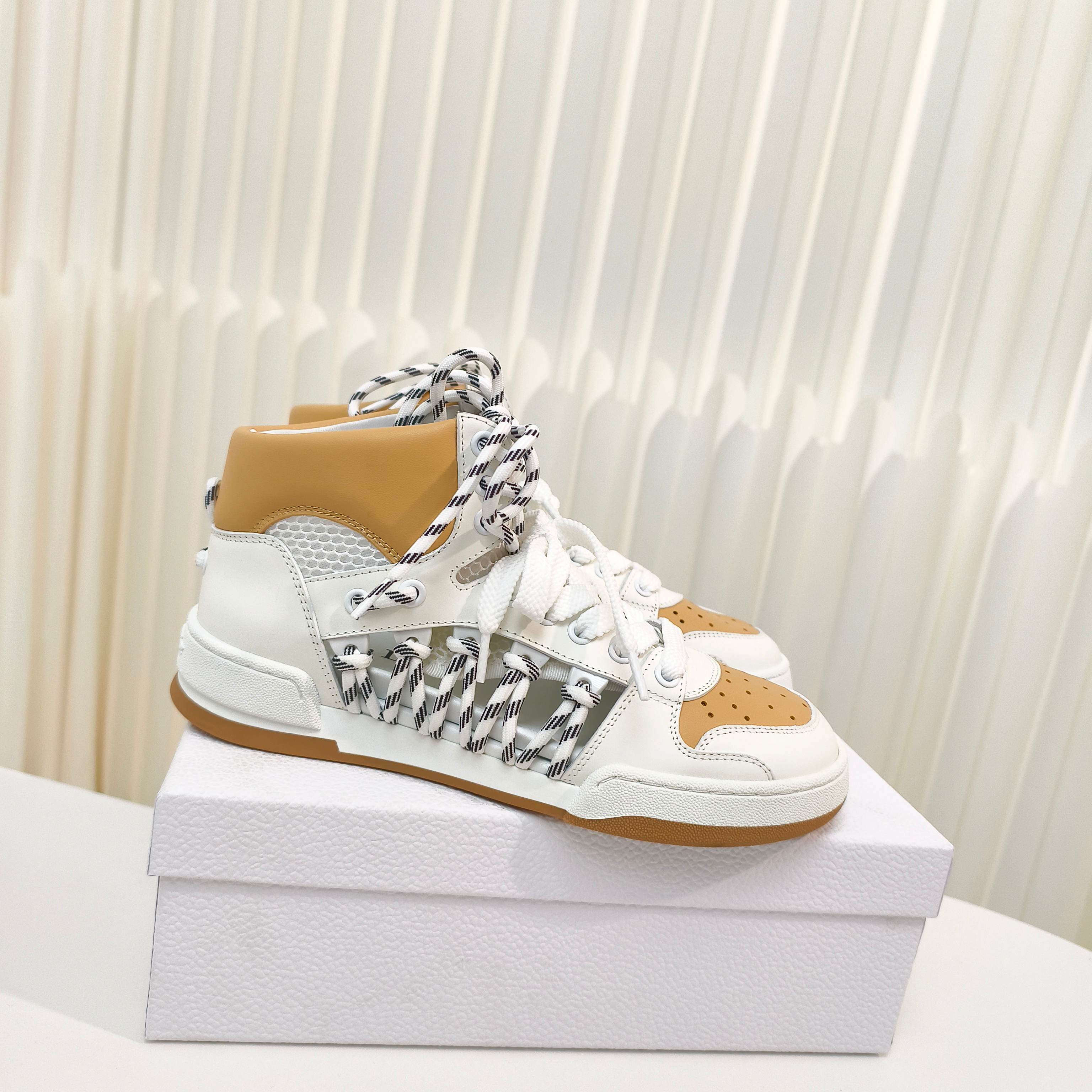 NO:383365,Dior's latest First series - original hollow high-top casual sports couple shoes are purchased and developed, and the classic logo of sports clothing is reinterpreted from the perspective of Dior's high-ordered perspective. White/black cowhide with white/black mesh fabric, side hollow decorations are matched with two-color shoelace details, which complement the pair of shoelaces on the front. The two-color shoe tongue decorated with Christian Dior Paris logo and rubber sole can be matched with various casual styles to add a classic style. Women's size 35-41 (41 custom made without return or exchange) Men's size 39-44, casual shoes/sports shoes, dior, sneakers, cowhide19860909Dior最新 First 系列--镂空高帮休闲运动情侣鞋原版购入开发,以 Dior 的高订视角重新诠释运动服饰经典标识.白色/黑色牛皮革搭配白色/黑色网眼织物,侧面镂空装饰搭配双色鞋带细节,与正面的双鞋带相得益彰.饰以 Christian Dior Paris 标志的双色鞋舌搭配橡胶鞋底,可与各式休闲造型搭配,增添经典格调. 女35-41码（41定做不退不换） 男39-44码,休闲鞋/运动鞋,dior,sneakers,cowhide,Women's Shoes