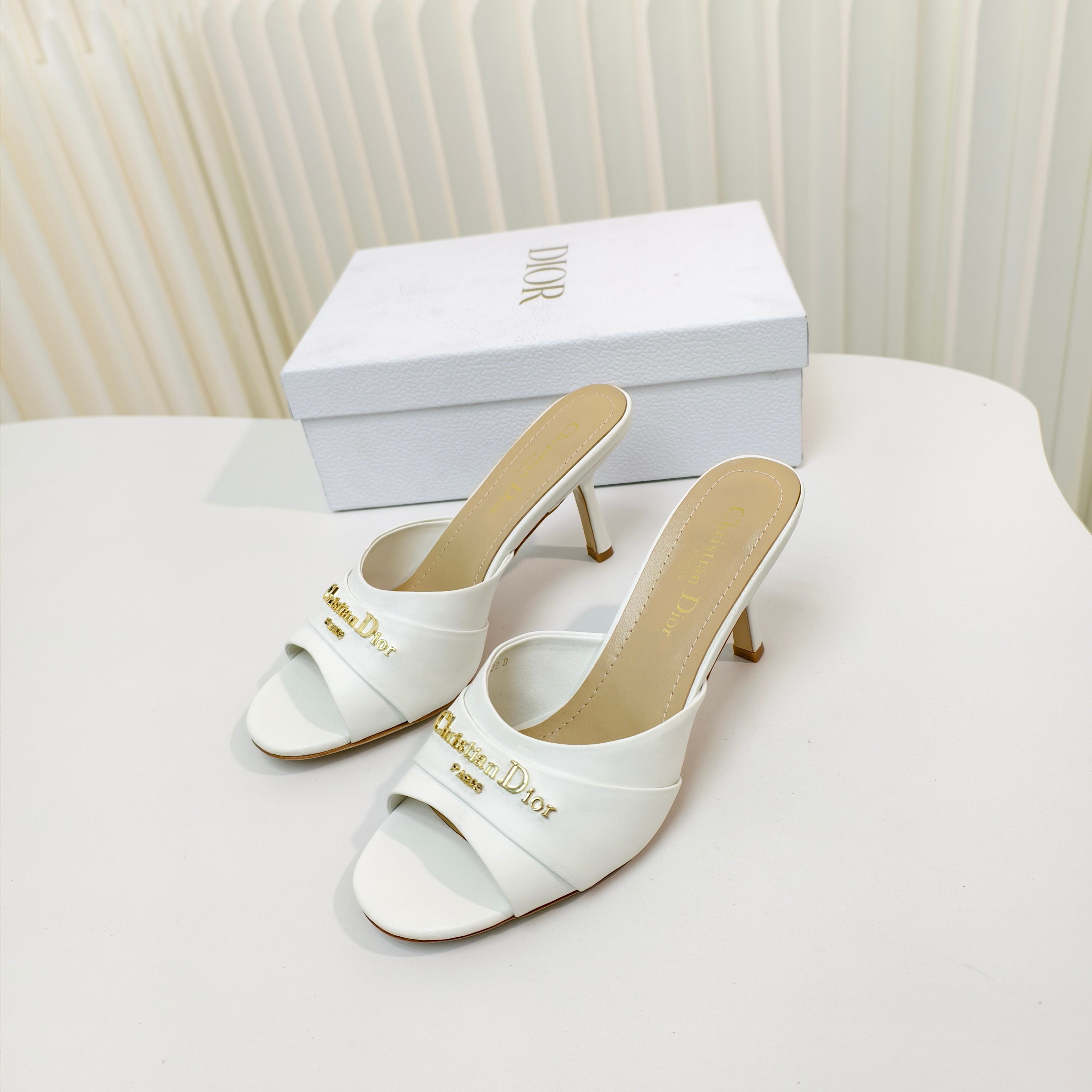 NO:391878,Dior Spring and Summer Hardware Letters Fish Mouth High Heel Slippers Upper is made of cowhide and is decorated with classic brand logo. The fish mouth design is more ladylike and elegant, elegant and exquisite, as if each pair is a work of art, integrating noble and elegant. High heels: 8cm Size: 34-43 size (34.40.41.42.43 no return or exchange), high heels slippers, dior, dior, high heels, slippers, cowhide19860909Dior 迪奥春夏五金字母鱼嘴高跟拖鞋鞋面采用牛皮全手工制作,配品牌经典logo加以修饰,鱼嘴设计更有淑女优雅之风,高雅精致,仿佛每一双都是艺术品,集高贵优雅于一体. 高跟:8cm Size:34-43码（34.40.41.42.43不退不换）,高跟鞋拖鞋,dior,dior,high heels,slippers,cowhide,Women's Shoes