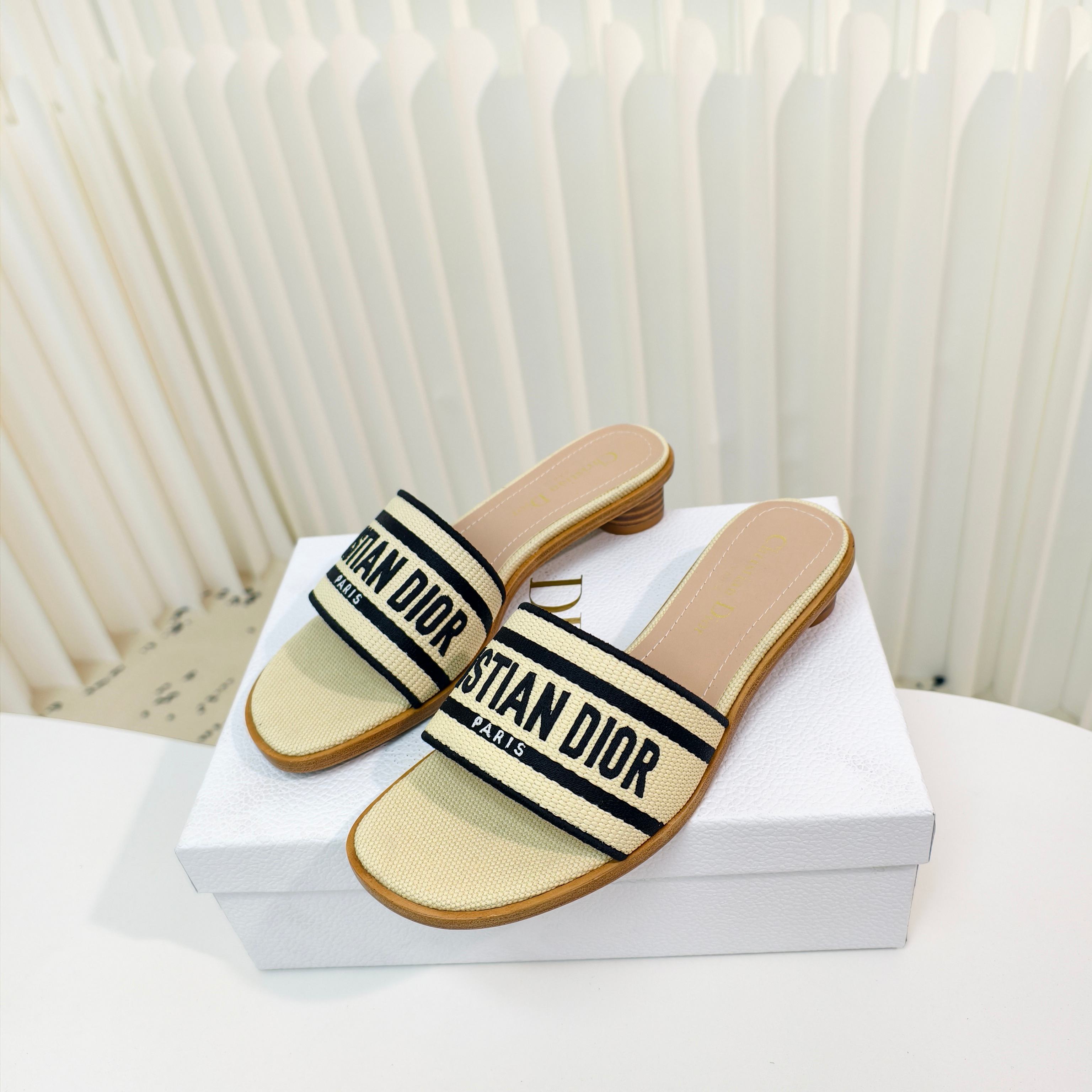 NO:391897,Dior Dior summer new DWAY color-blocking short heel sandals CD letter logo three-dimensional embroidery upper comfortable and breathable footrest. Fried chicken makes you look slim and white. You can go out casually and look good whenever you match it in summer. Beautiful embrace the most comfortable summer and show your fashionable self. Size: size: 34-43 sizes (34.40.41.42.43 no return or replacement), slippers, dior, dior, slippers19860909迪奥 Dior 夏季新款 DWAY 一字拖拼色矮跟凉拖 CD字母logo立体刺绣工艺鞋面舒适透气的垫脚.炒鸡显瘦显白 一脚蹬随性出门夏天随便怎么搭都好好看,美美哒拥抱最自在的夏天,展现最时尚的自己. Size:34-43码（34.40.41.42.43不退不换）,拖鞋,dior,dior,slippers,Women's Shoes