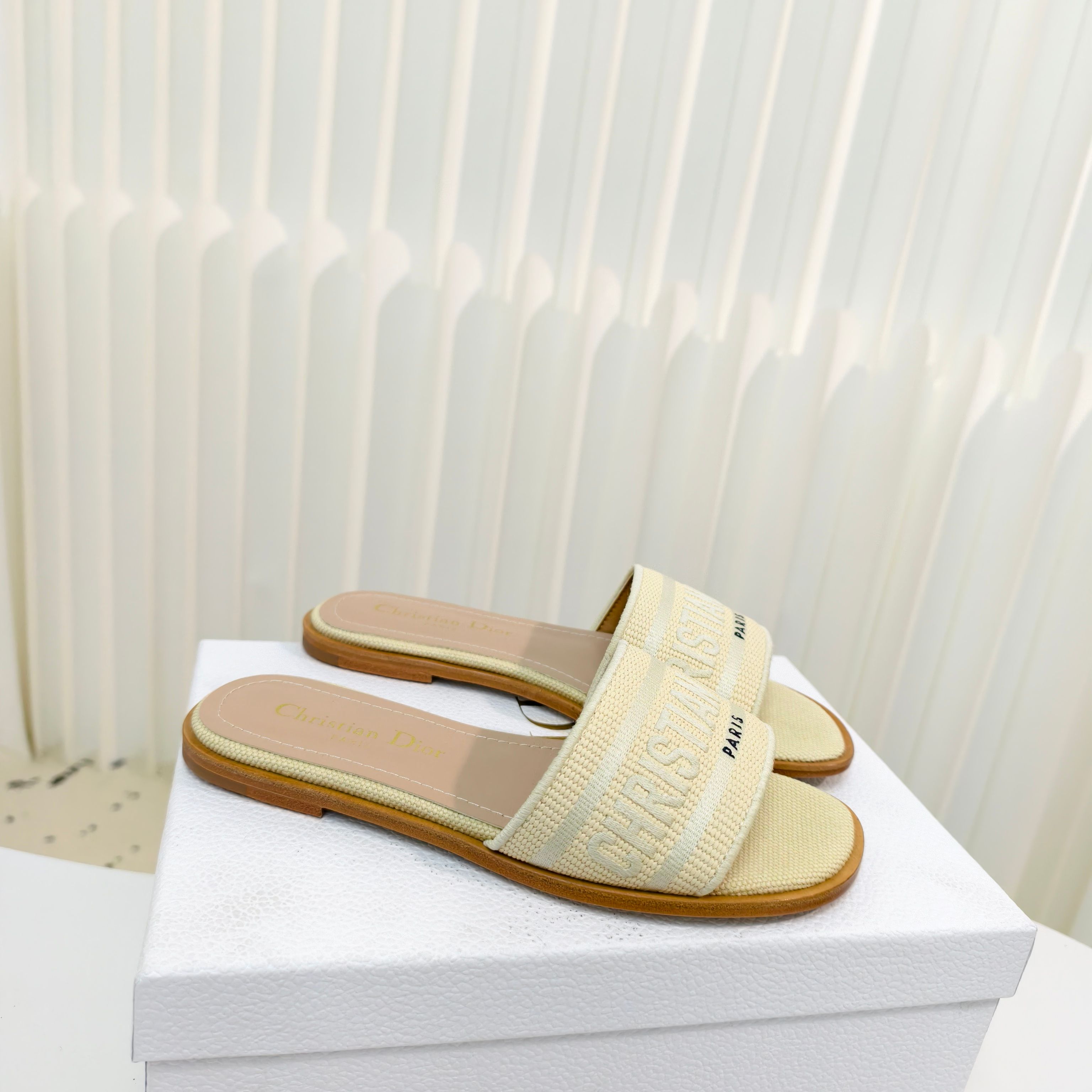 NO:391892,Dior Dior summer new DWAY single-flop color-blocked flat-soled sandals CD letter logo three-dimensional embroidery upper comfortable and breathable footrest. Fried chicken makes you look slim and white. You can go out casually and look good whenever you match it in summer. Beautiful embrace the most comfortable summer and show your most fashionable self. Size: size: 34-43 sizes (34.40.41.42.43 no return or replacement), slippers, dior, dior, slippers19860909迪奥 Dior 夏季新款 DWAY 一字拖拼色平底凉拖 CD字母logo立体刺绣工艺鞋面舒适透气的垫脚.炒鸡显瘦显白 一脚蹬随性出门夏天随便怎么搭都好好看,美美哒拥抱最自在的夏天,展现最时尚的自己. Size:34-43码（34.40.41.42.43不退不换）,拖鞋,dior,dior,slippers,Women's Shoes