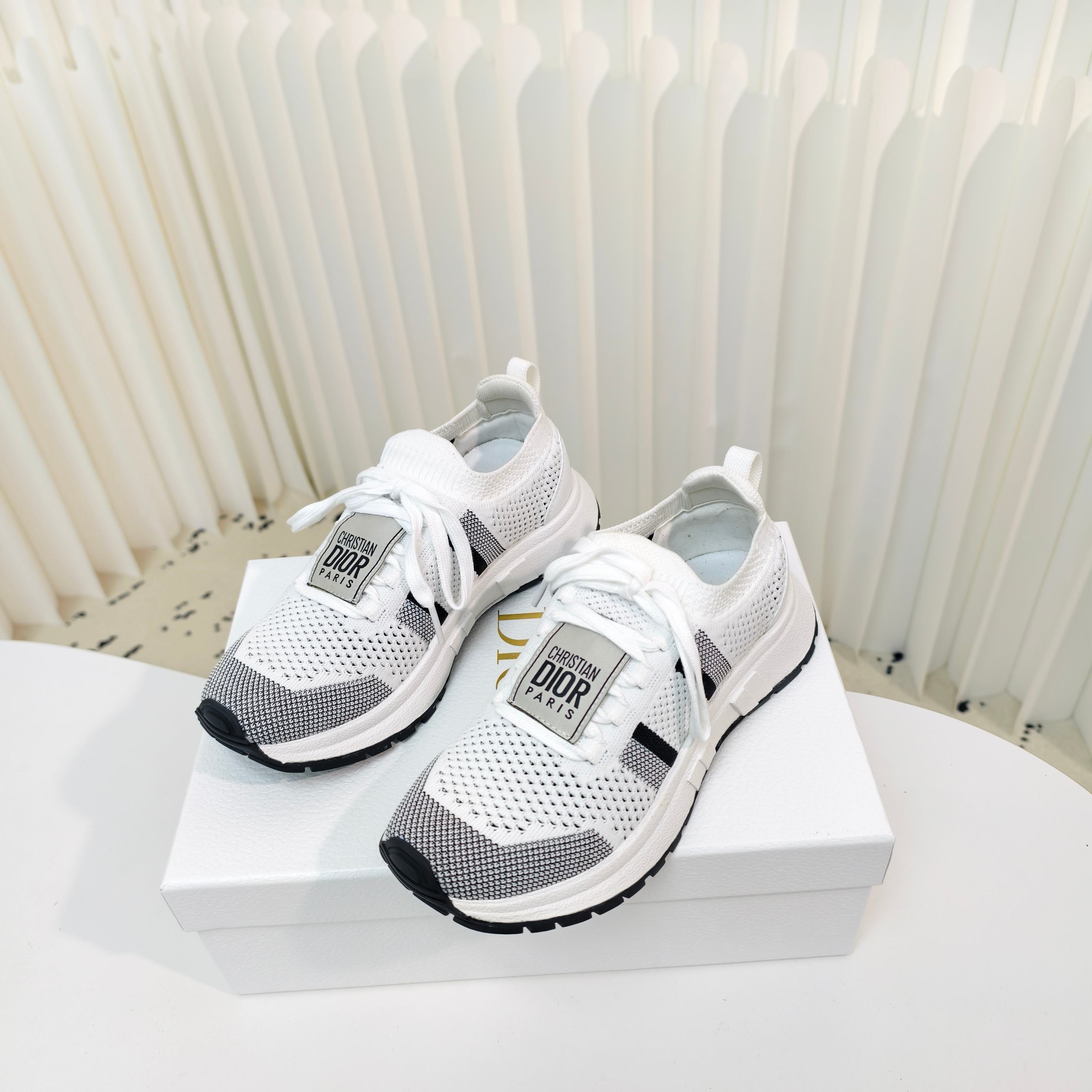 NO:391856,Dior Summer New Favorite Breathable Fabric Lightweight Couple Shoes Women and Men In this hot and brilliant summer, a touch of elegance and comfort have become the fashion necessities we look forward to, and it is undoubtedly the best choice for you to embellish summer styles. From classic and elegant styles to modern and trendy designs, each pair of shoes seems to tell a beautiful story. Wear them, you can not only feel the high-end quality of the brand, but also experience unparalleled comfort in every step. Let us dance with Dior this summer together. Size: Women 35-41 (41 custom-made no return or exchange) Men 39-45 (45 custom-made no return or exchange), casual shoes/sports shoes, dior, sneakers19860909Dior夏日新宠 透气织物轻便休闲情侣鞋女男在这个炙热而灿烂的夏日,一抹优雅与舒适成为了我们翘首以盼的时尚必需品,无疑是你点缀夏日造型的不二之选.从经典优雅的款式到现代潮流的设计,每双鞋子都仿佛在诉说着一个美丽的故事.穿上它们,你不仅能感受到品牌的高端品质,更能在每一步间体味到无与伦比的舒适.让我们一起在这个夏天,与Dior共舞. Size:女35-41（41定做不退不换）  男39-45（45定做不退不换）,休闲鞋/运动鞋,dior,sneakers,Women's Shoes