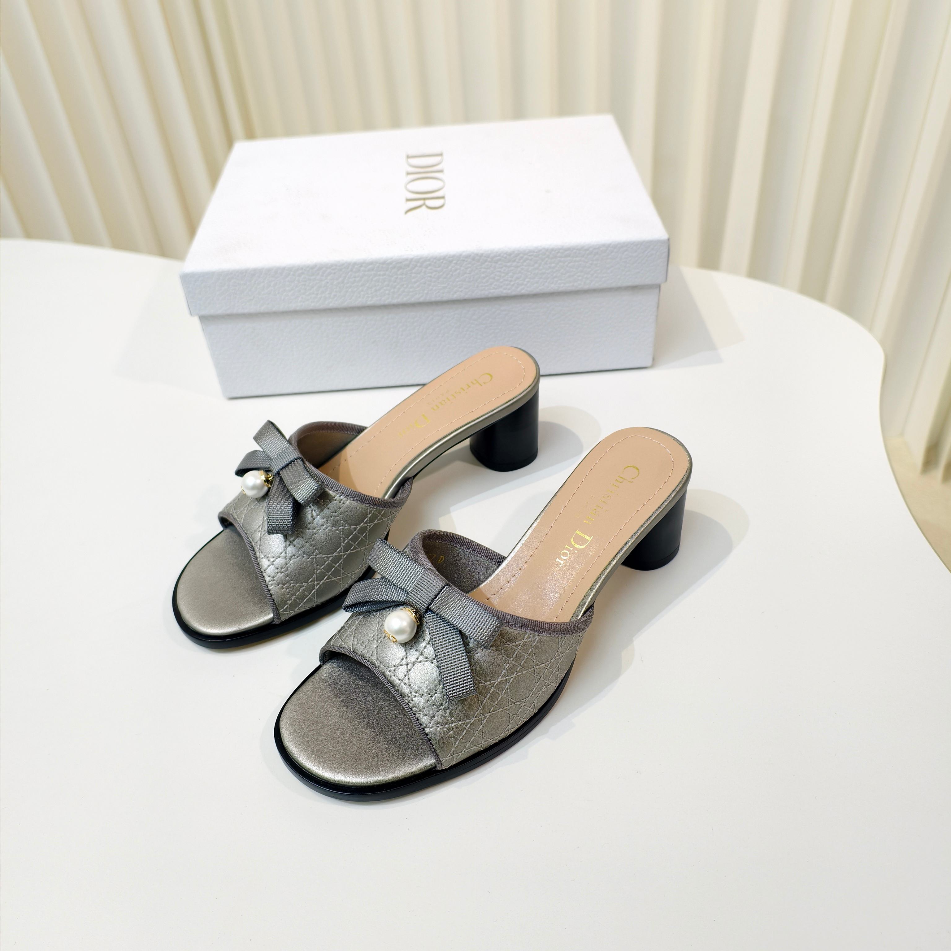 NO:391885,Dior spring and summer new D-Lane Dior round-toe high-heeled open-toe slippers This D-Lane sandals highlights the classic style. The upper is electric embroidery and bow-tie pearls embellish the special woman, showing the fashionable temperament. The padded leather innersole creates a comfortable wearing experience, the simple design is easy to put on and take off, creating a casual look. Heel height: 6cm Size: 34-43 size (34.40.41.42.43 no return or exchange), high heels slippers, dior, dior, high heels, slippers19860909Dior春夏新款 D-Lane 迪奥圆头高跟露趾拖鞋这款 D-Lane 凉拖彰显经典风格,鞋面采用电绣工艺外加蝴蝶结珍珠点缀特别小女人,彰显时尚气质.加垫皮革内底打造舒适的穿着体验,简约的设计便于穿脱,打造休闲的造型. 跟高:6cm Size:34-43码（34.40.41.42.43不退不换）,高跟鞋拖鞋,dior,dior,high heels,slippers,Women's Shoes