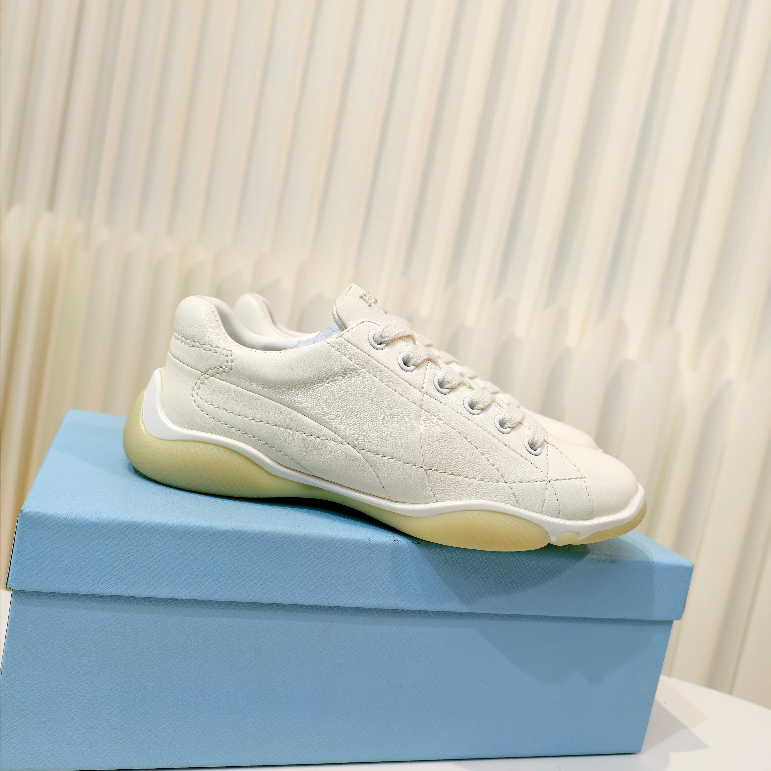 NO:388948,The popular Prada spring and summer casual German training shoes are simply the ceiling of the retro white shoe industry. When I saw it at first, I was deeply attracted. The classic German training shoes combine Prada's unique fashion concept, perfectly combining retro and modernity. The clean white upper seems to have a cool and high-end feeling, which looks great when paired with any clothes. And, its material is even more amazing. The high-quality leather has a soft and delicate touch, which is not only comfortable to wear, but also very durable. Walking on the street, you can feel its texture and charm at every step. The details of this pair of shoes are also handled quite well. The lines of the shoe body are simple and smooth, and the brand's iconic elements are low-key and luxurious. Believe me, if you buy it, you will be the trendsetter in the fashion industry.  Size35-40 size (40 custom made without return), casual shoes/sports shoes, prada, prada, sneakers19860909被夸爆的Prada普拉达春夏休闲款德训鞋简直是复古小白鞋界的天花板 当我第一眼看到它,就被深深吸引.经典的德训鞋型,融合了Prada独特的时尚理念,将复古与现代完美结合.那干净的白色鞋面,仿佛自带一种清冷的高级感,随便搭配什么衣服都超好看. 而且哦,它的材质更是绝绝子.优质的皮革,触感柔软细腻,穿着不仅舒适,还十分耐穿.走在街头,每一步都能感受到它的质感与魅力. 这双鞋的细节之处也处理得相当到位.鞋身的线条简洁流畅,品牌标志性的元素低调又不失奢华. 相信我,入手它,你就是时尚界的弄潮儿 Size35-40码(40定做不退换),休闲鞋/运动鞋,prada,prada,sneakers,Women's Shoes