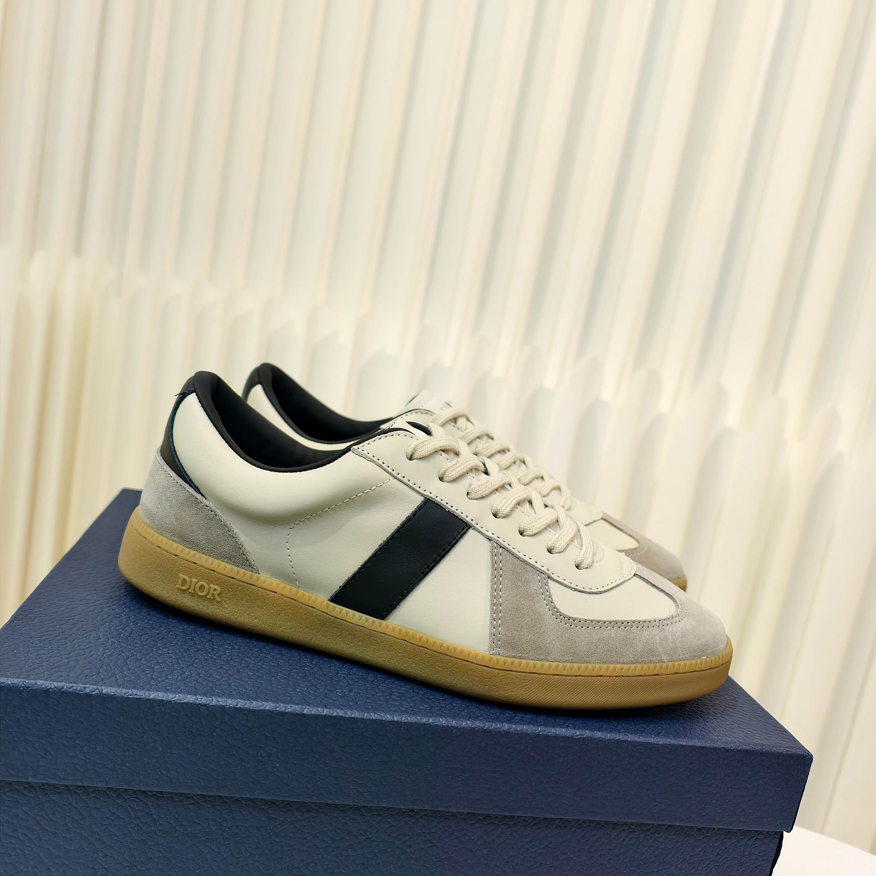 NO:412007,Dior's new German training shoes that were recently questioned are flat-soled casual couples' shoes for women and men's size. The top layer cowhide leather has a high-end texture. The inner foot pad is made of sheepskin, which is soft, breathable and comfortable, with an American retro style, and a Japanese niche feel!  The sun is just right, the citywalk of the couple on weekends is refreshing and versatile, slim and attractive, and has a high return rate when going out. Women's size: 35-40 (41 custom-made, no return or exchange) Men's size: 39-44 (45.46 custom-made, no return or exchange), casual shoes/sports shoes, dior, sneakers, cowhide, sheepskin19860909Dior新出最近被问爆的德训鞋平底休闲情侣板鞋女码男码 头层牛皮质感很高级,内里垫脚采用羊皮,柔软透气舒适,美式复古风,日系小众感拉满！阳光正好,周末情侣两人citywalk,清爽又百搭,显瘦又耐看,出街回头率高. 女码:35-40（41定做不退不换） 男码:39-44（45.46定做不退不换）,休闲鞋/运动鞋,dior,sneakers,cowhide,sheepskin,Women's Shoes