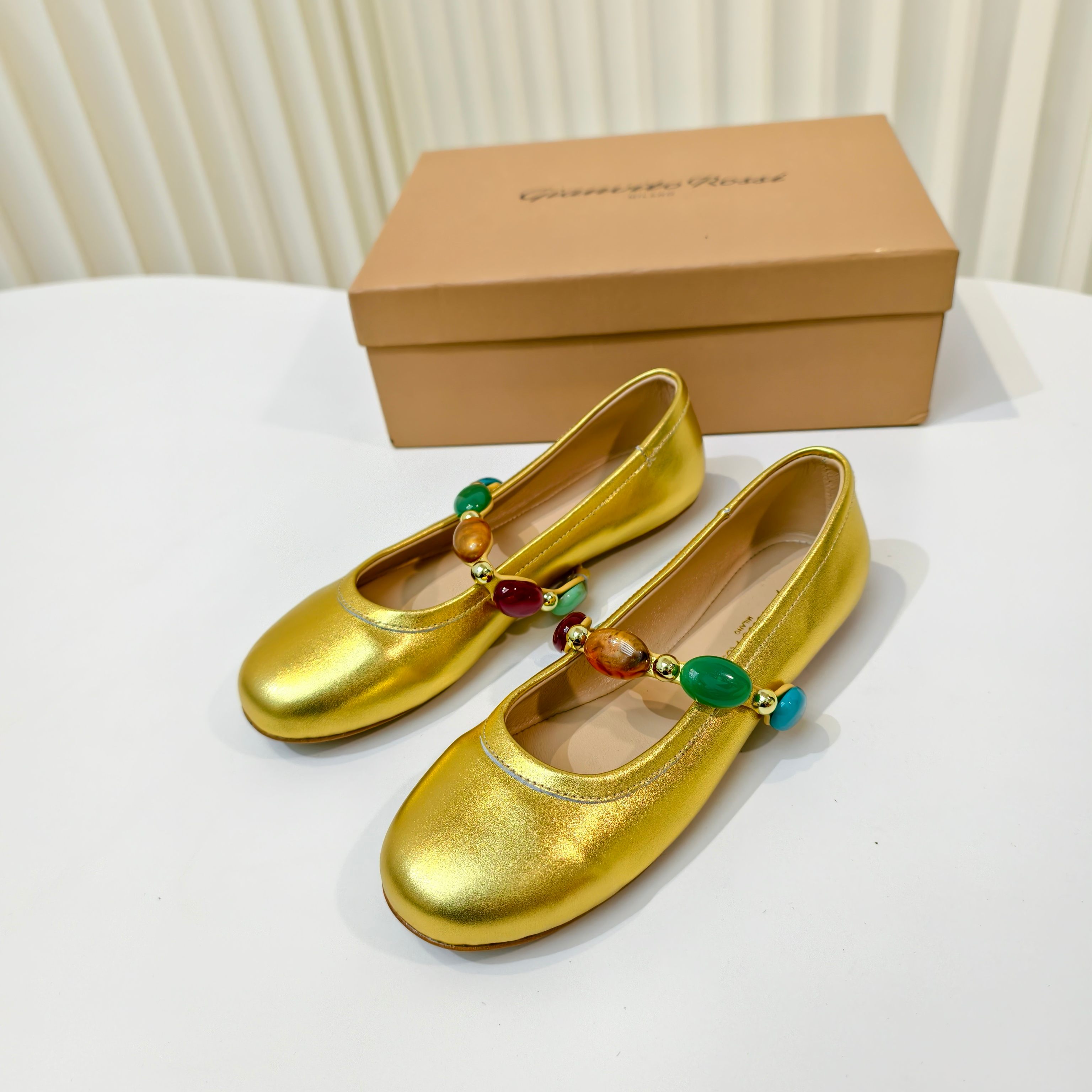 NO:415158,GianvitoRossi Bohemian turquoise flat-heeled ballet shoes new variety grass!  The upper is made of soft sheepskin/Raffia/leopard print fluff with lemish elements, and is decorated with enamel gem straps. It is perfect for summer travel with long skirts or shorts, even if you are commuting, you can wear it with a sense of old money style. Size: size 34-42 (34-40-41-42 custom made without return or replacement), ballet shoes, skirts, shorts, sheepskin, Leather soles19860909GianvitoRossi 波西米亚风绿松石平跟芭蕾舞鞋新品种草！鞋面采用柔软羊皮/拉菲草/豹纹绒毛搭配亚麻风元素,搭配珐琅色宝石带子进行修饰,夏季出游搭长裙或者短裤都是绝配就算日常通勤也能穿出老钱风感大底采用真皮大底拼耐磨胶底. Size:34-42码（34-40-41-42定做不退不换）,芭蕾舞鞋,skirts,shorts,sheepskin,Leather soles,Women's Shoes