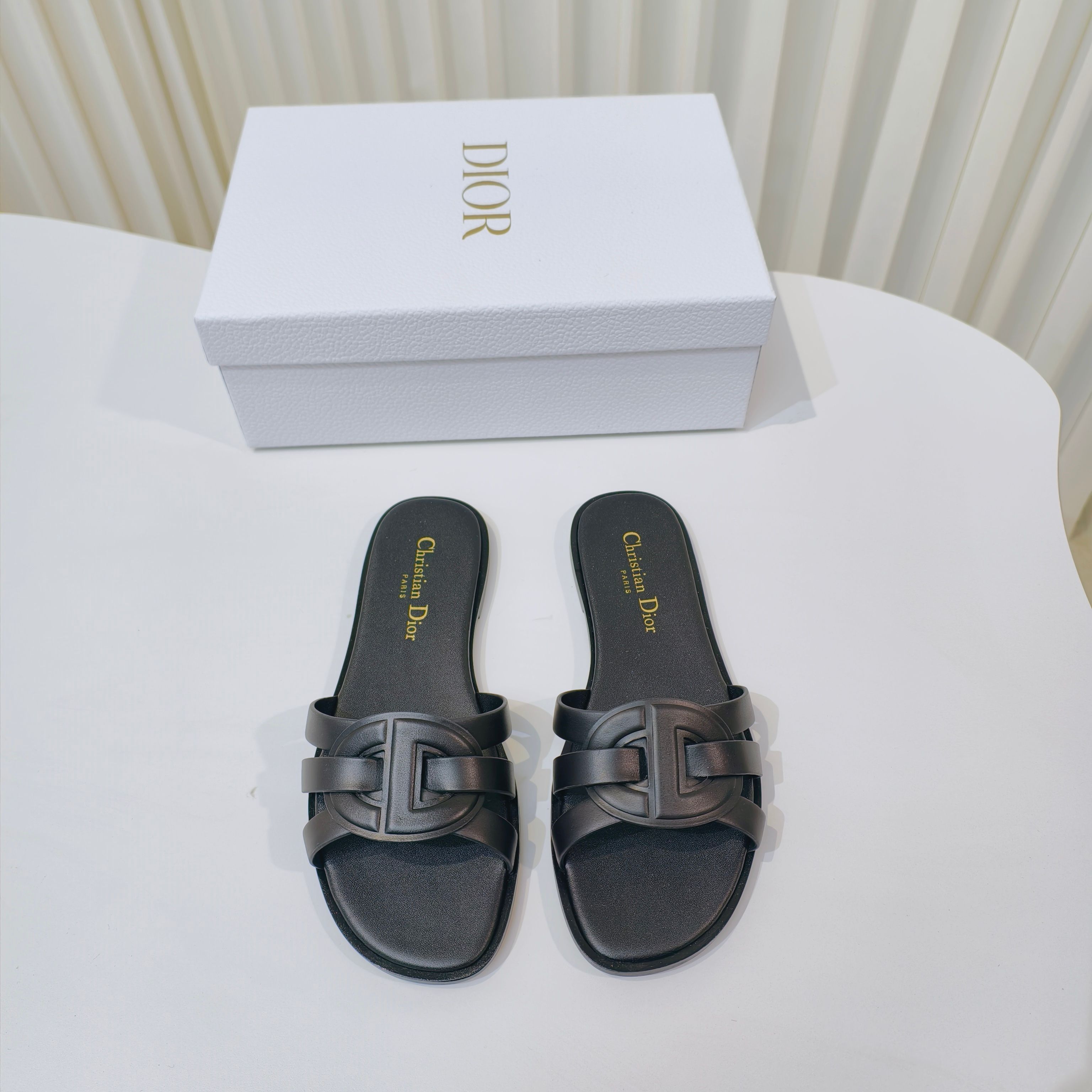 NO:412000,Dior has released a new model for summer. Full leather cross-heel sandals. This D-Club sandals are a new product in the 2025 autumn series. They reinterpret the classic style in a simple and elegant style. The exquisite cowhide on the upper is embellished with cross CD marks and padded inner sole. The simple design is easy to put on and take off, and it is easy to create a casual look. Main cowhide leather lining: cowhide leather, imported leather, size 34-43 (34.40.41.42.43, no return or replacement), slippers, dior, slippers, cowhide, Leather soles19860909Dior夏季又出新款啦全皮面交叉平跟凉拖这款D-Club凉拖是二零二五秋季系列新品,以简约优雅的风格重新诠释经典款式.鞋面精致的牛皮革饰带点缀以交叉CD标加垫内底穿着舒适,简约的设计便于穿脱,轻松打造休闲造型. 主体牛皮革 里料:牛皮革 大底进口真皮大底 Size34-43码（34.40.41.42.43不退不换）,拖鞋,dior,slippers,cowhide,Leather soles,Women's Shoes