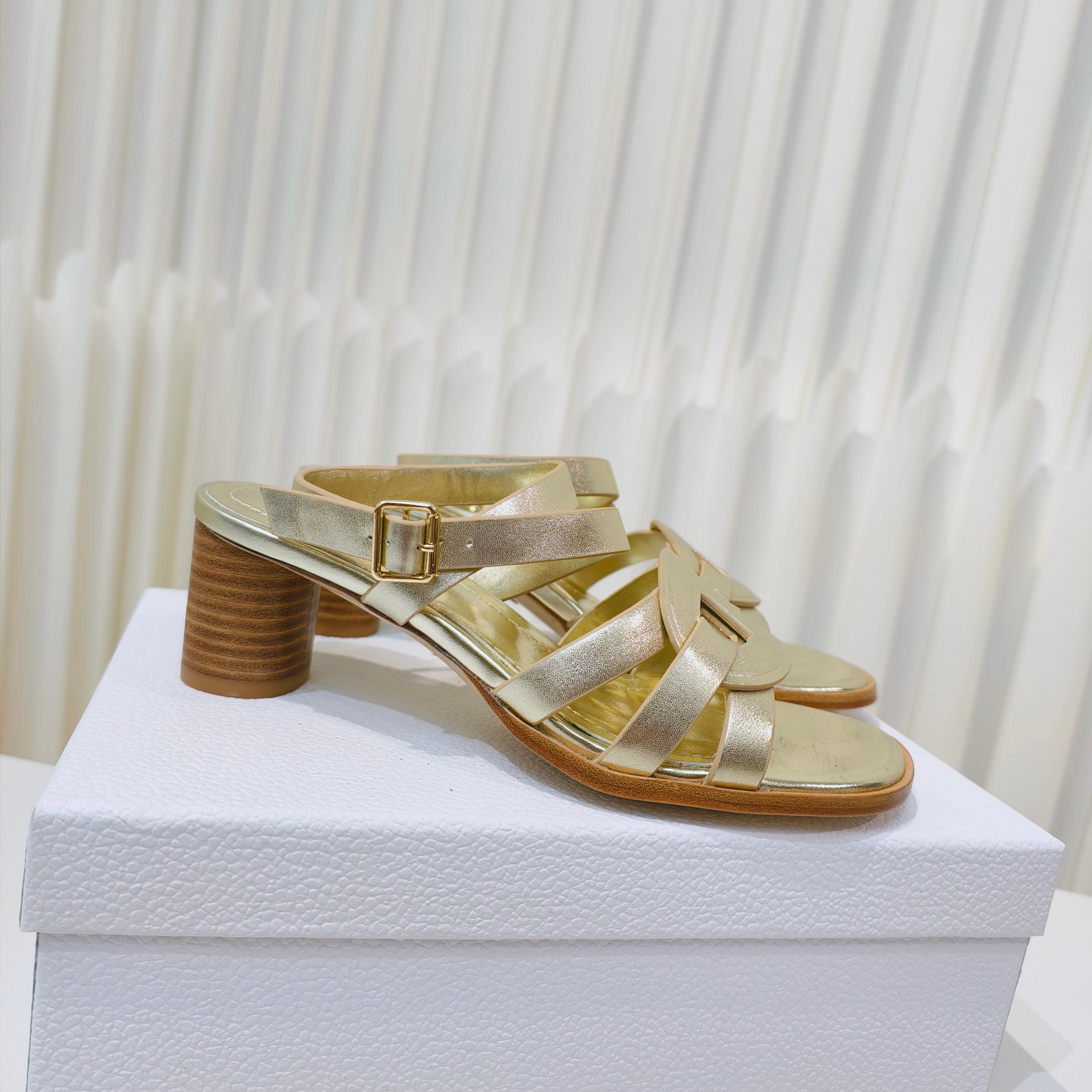 NO:412048,Dior's new jelly color hollow layered cross-cylindrical high heel sandals. This sandal upper and foot pads are made of full leather handmade, soft and comfortable. The ankle is easy to adjust with a rotating buckle strap, and it also increases the visual communication effect. It is suitable for all kinds of feet. The heel height is 5.5cm, so you don't wear it at all. The sole uses imported leather sole. Size: size 34-43 (34.40.41.42.43 custom-made, no return or replacement), high heals, dior, sandals, high heels, Leather soles19860909Dior迪奥新款果冻色镂空叠层交叉带圆柱高跟凉鞋这款凉鞋鞋面以及垫脚采用全皮手工制作,柔软舒适,脚踝处用旋转系扣带子方便调节,又增加视觉传达效果,适合各种脚型.跟高5.5cm,穿着完全不累脚.大底采用进口真皮大底. Size:34-43码（34.40.41.42.43定做不退不换）,高跟鞋凉鞋,dior,dior,sandals,high heels,Leather soles,Women's Shoes