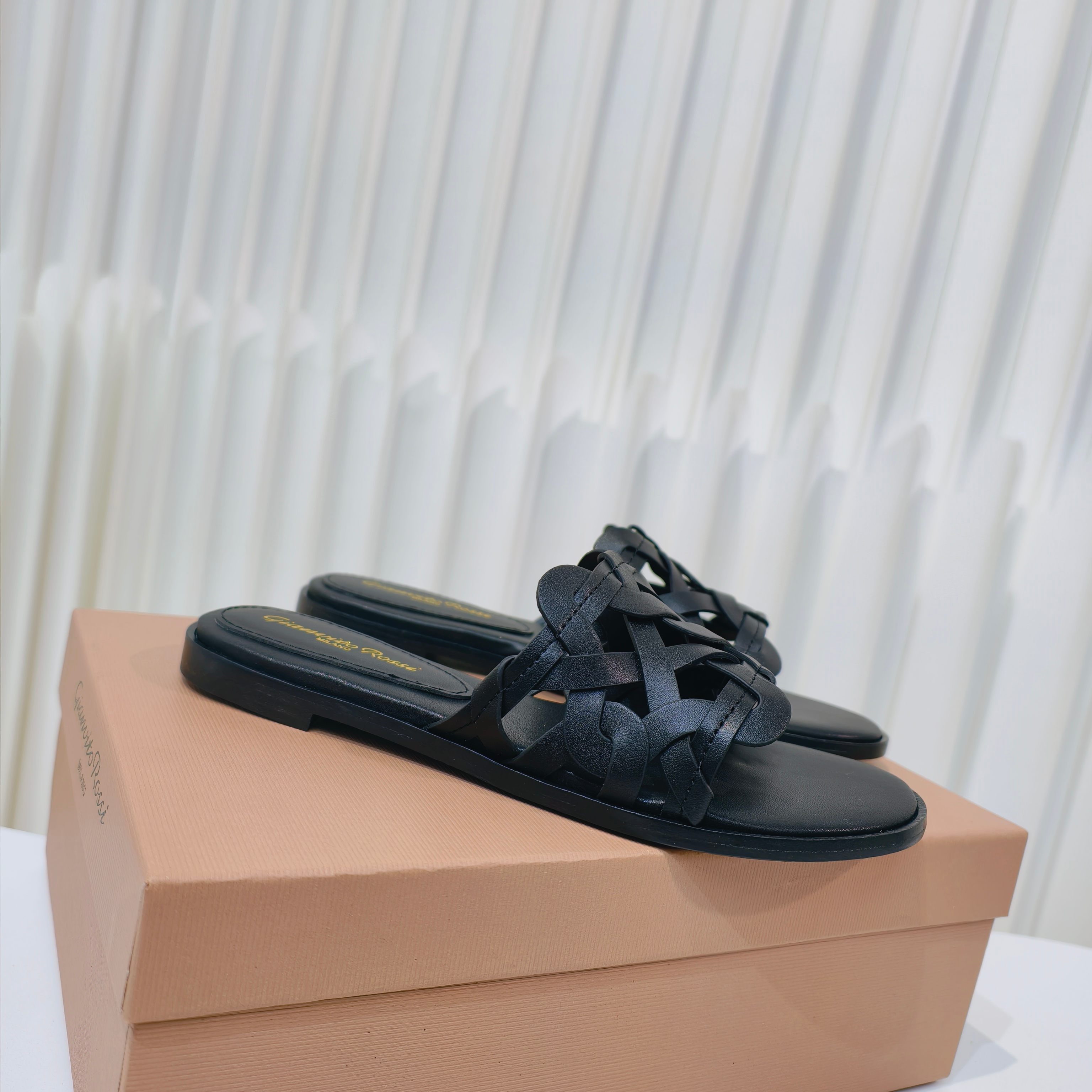 NO:415091,Gianvito Rossi - French woven hollow flat bottom sandals are handmade with full leather handmade, hollow woven design, full of slackness, street catwalk style exquisite taste, very popular, fashionable, unique, color, tailoring, single product matching style mix and match! You can pair it with a simple white T-shirt, denim shorts or loose wide-leg pants to create a relaxed and casual summer atmosphere. Get it worn this summer! Size34-42 size (34.40.41.42 custom made without return or replacement), high heels slippers, high heels, slippers, shorts, tees, t-shirt19860909Gianvito Rossi-法式编织镂空平底凉拖全皮手工定制,镂空编织设计,松弛感满滿,街头走秀风精致品味深受喜欢,时尚,独特,色彩,剪裁,单品搭配风格混搭！可以与简约的白色T恤、牛仔短裤或宽松的阔腿裤搭配,营造出轻松、随性的夏日氛围,赶紧在这夏天穿起来吧！ Size34-42码（34.40.41.42定做不退不换）,高跟鞋拖鞋,high heels,slippers,shorts,tees，t-shirt,Women's Shoes