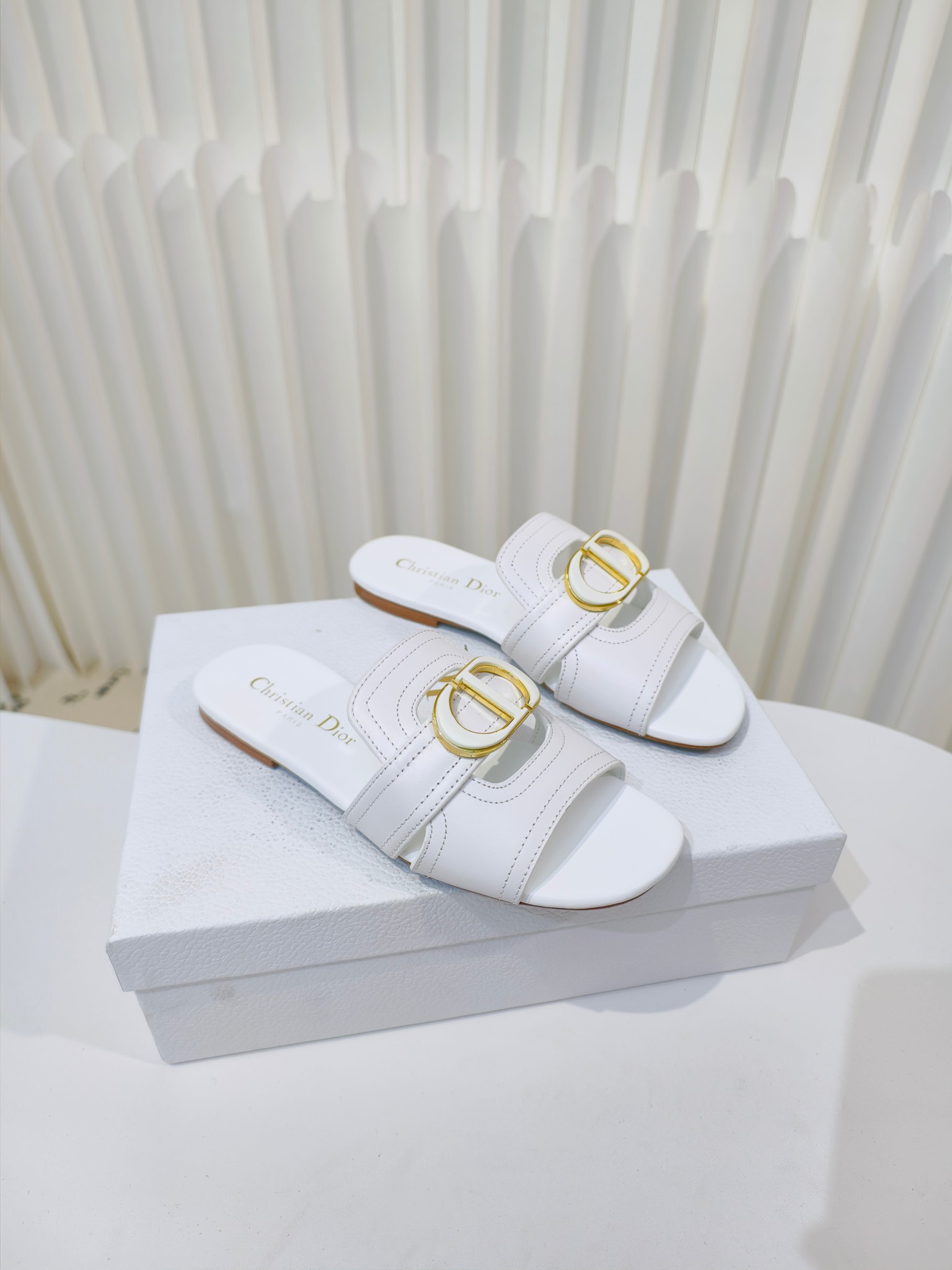 NO:443828,Dior 2025 autumn hits this C'est Dior low-heel sandals are elegant and fashionable. The upper is carefully crafted from cowhide, simple and elegant, decorated with gold-finished metal C and D letters to enhance the style. It is inspired by Dior archives. The design is elegant, and the square toe and flat heel complement each other, making the fashionable shape more refined and can add elegant temperament to all kinds of shapes. The outsole uses imported genuine leather outsole from Italy Size 34-43 (34.40.41.42.43 custom sizes are not returned or replaced), slippers, dior, slippers, cowhide, Leather soles19860909Dior 2025秋季爆款来啦这款 C ' est Dior 低跟凉拖优雅时尚,鞋面采用牛皮精心制作,简约雅致,饰以金色饰面金属 C 和 D 字母提升格调,灵感源自 Dior 档案.设计优雅,方形鞋头与平跟相得益彰,令时尚的造型更加精致,可为各式造型增添高雅气质,大底采用意大利进口真皮大底 Size34-43码（34.40.41.42.43定做码数不退不换）,拖鞋,dior,slippers,cowhide,Leather soles,Women's Shoes